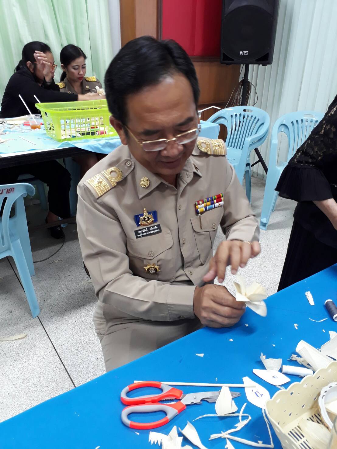 จังหวัดสมุทรสาคร จัดฝึกอบรมสอนประดิษฐ์ “ดอกดารารัตน์ ” ดอกไม้จันทน์พระราชทานถวายแด่พ่อหลวง  Copy  Copy