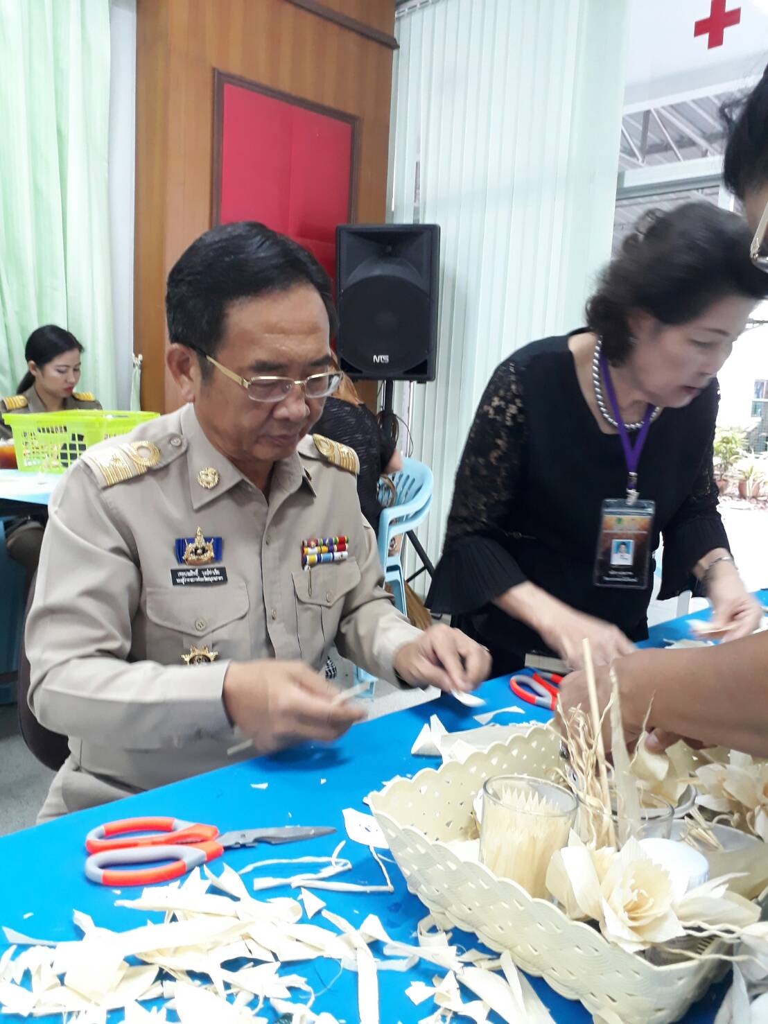 จังหวัดสมุทรสาคร จัดฝึกอบรมสอนประดิษฐ์ “ดอกดารารัตน์ ” ดอกไม้จันทน์พระราชทานถวายแด่พ่อหลวง  Copy  Copy