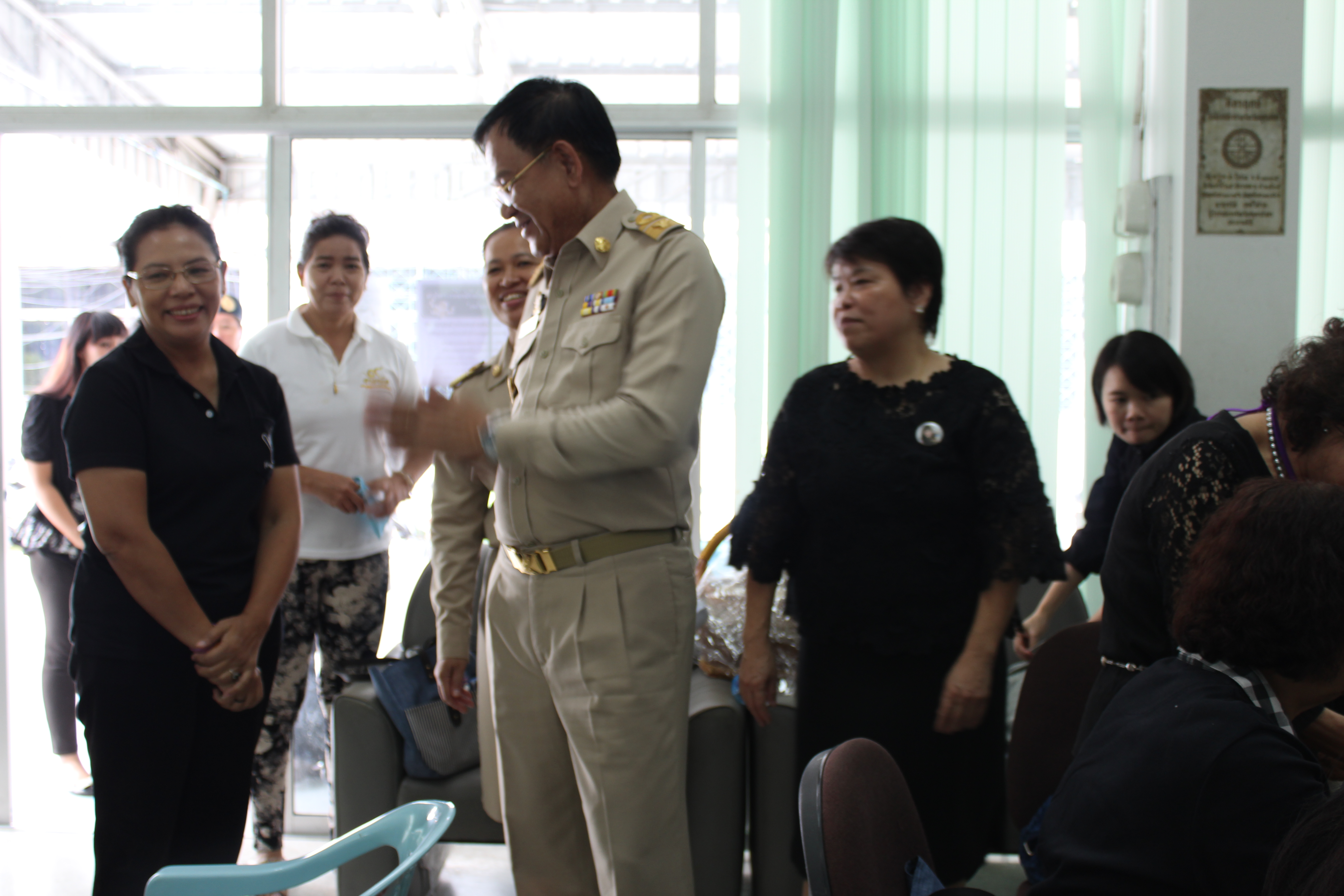 จังหวัดสมุทรสาคร จัดฝึกอบรมสอนประดิษฐ์ “ดอกดารารัตน์ ” ดอกไม้จันทน์พระราชทานถวายแด่พ่อหลวง  Copy  Copy