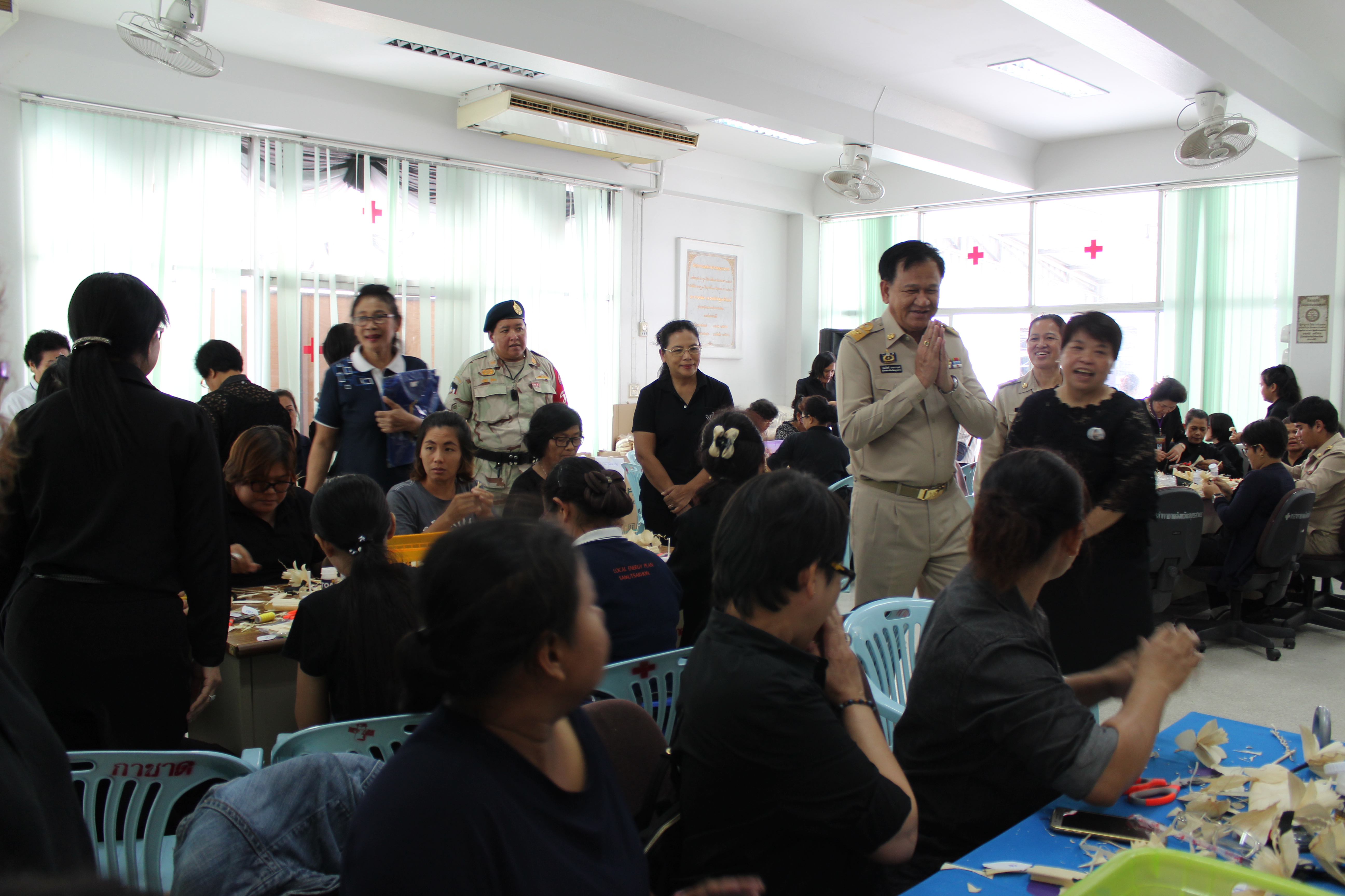จังหวัดสมุทรสาคร จัดฝึกอบรมสอนประดิษฐ์ “ดอกดารารัตน์ ” ดอกไม้จันทน์พระราชทานถวายแด่พ่อหลวง  Copy  Copy