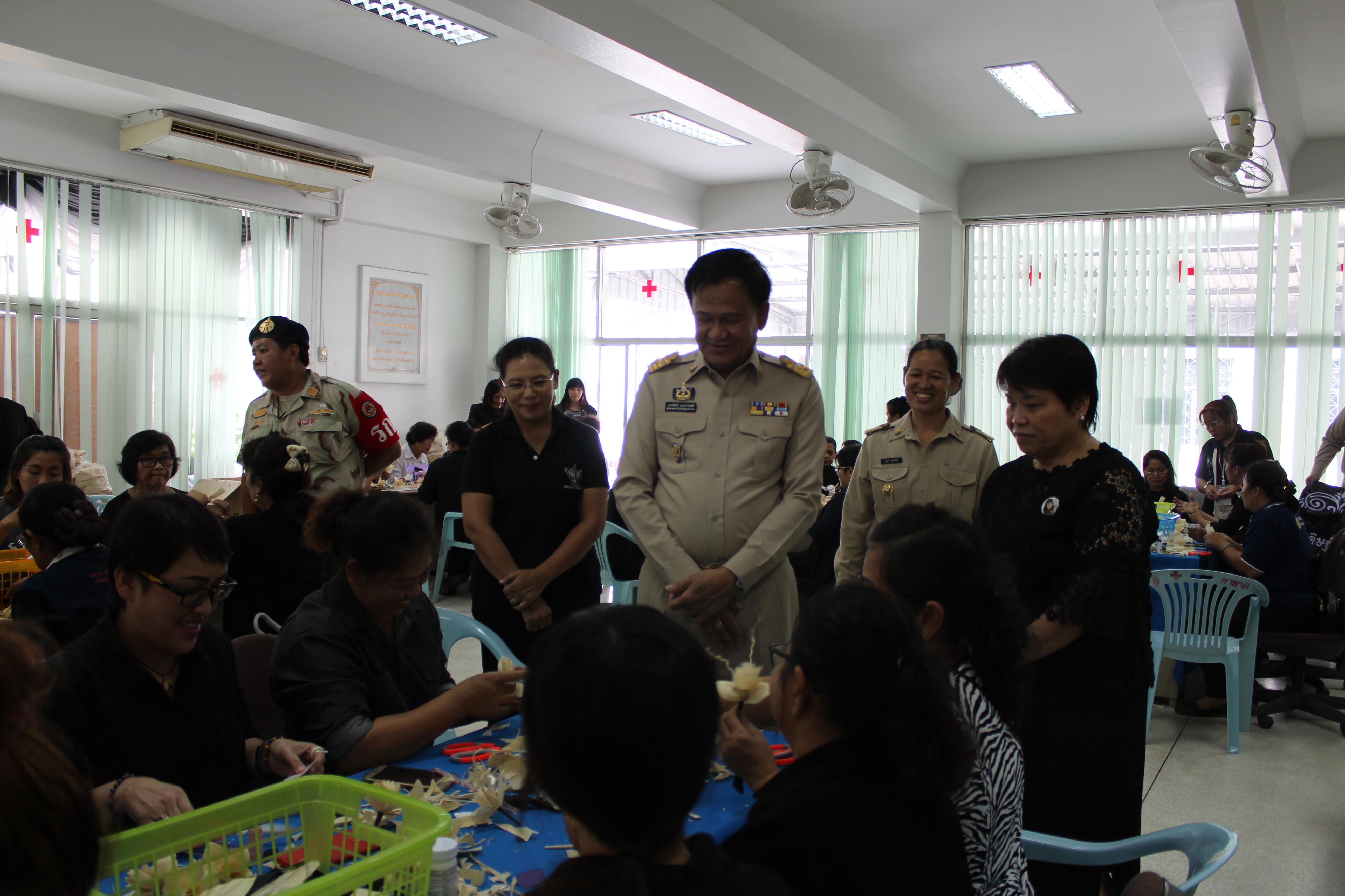 จังหวัดสมุทรสาคร จัดฝึกอบรมสอนประดิษฐ์ “ดอกดารารัตน์ ” ดอกไม้จันทน์พระราชทานถวายแด่พ่อหลวง  Copy  Copy