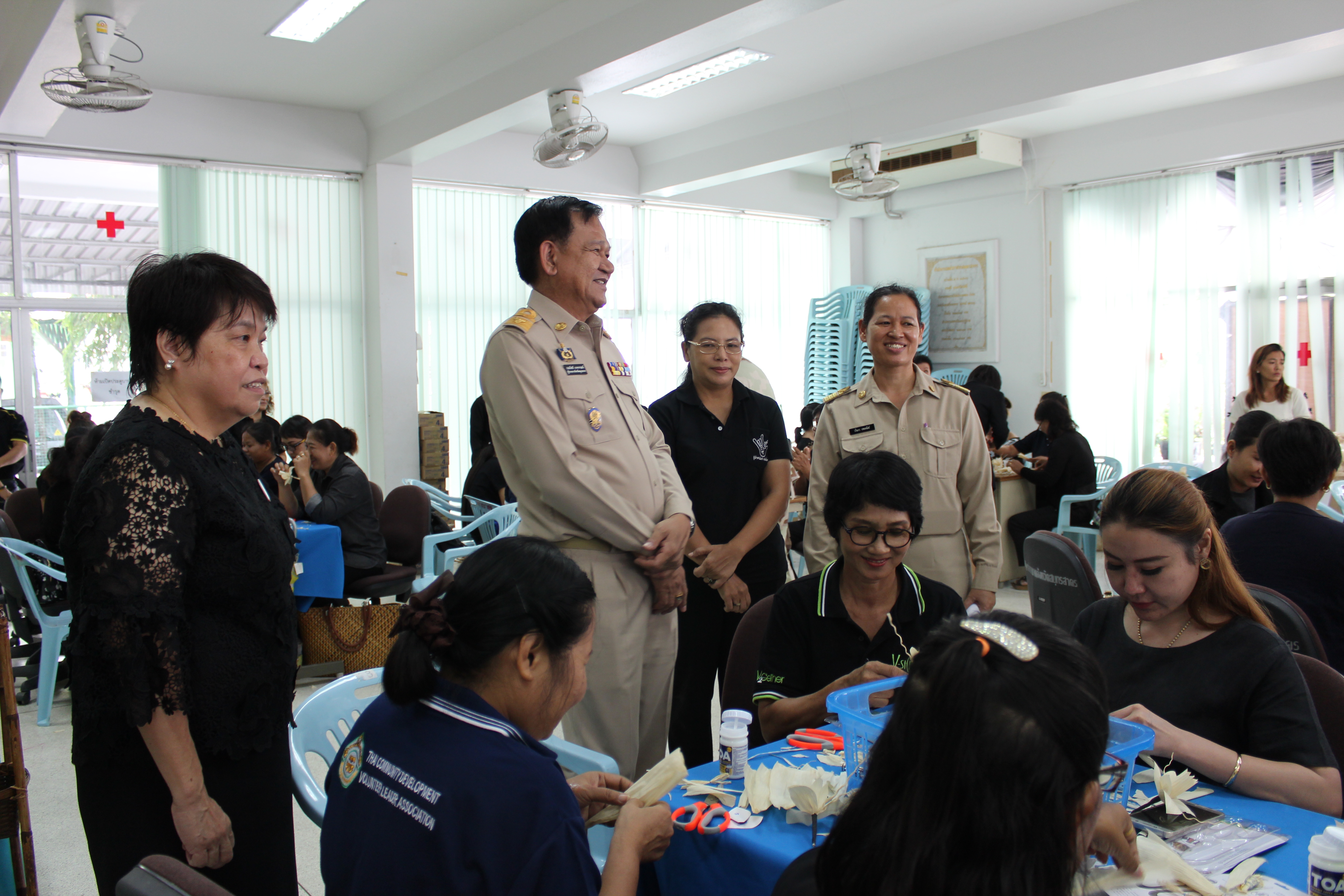 จังหวัดสมุทรสาคร จัดฝึกอบรมสอนประดิษฐ์ “ดอกดารารัตน์ ” ดอกไม้จันทน์พระราชทานถวายแด่พ่อหลวง  Copy  Copy