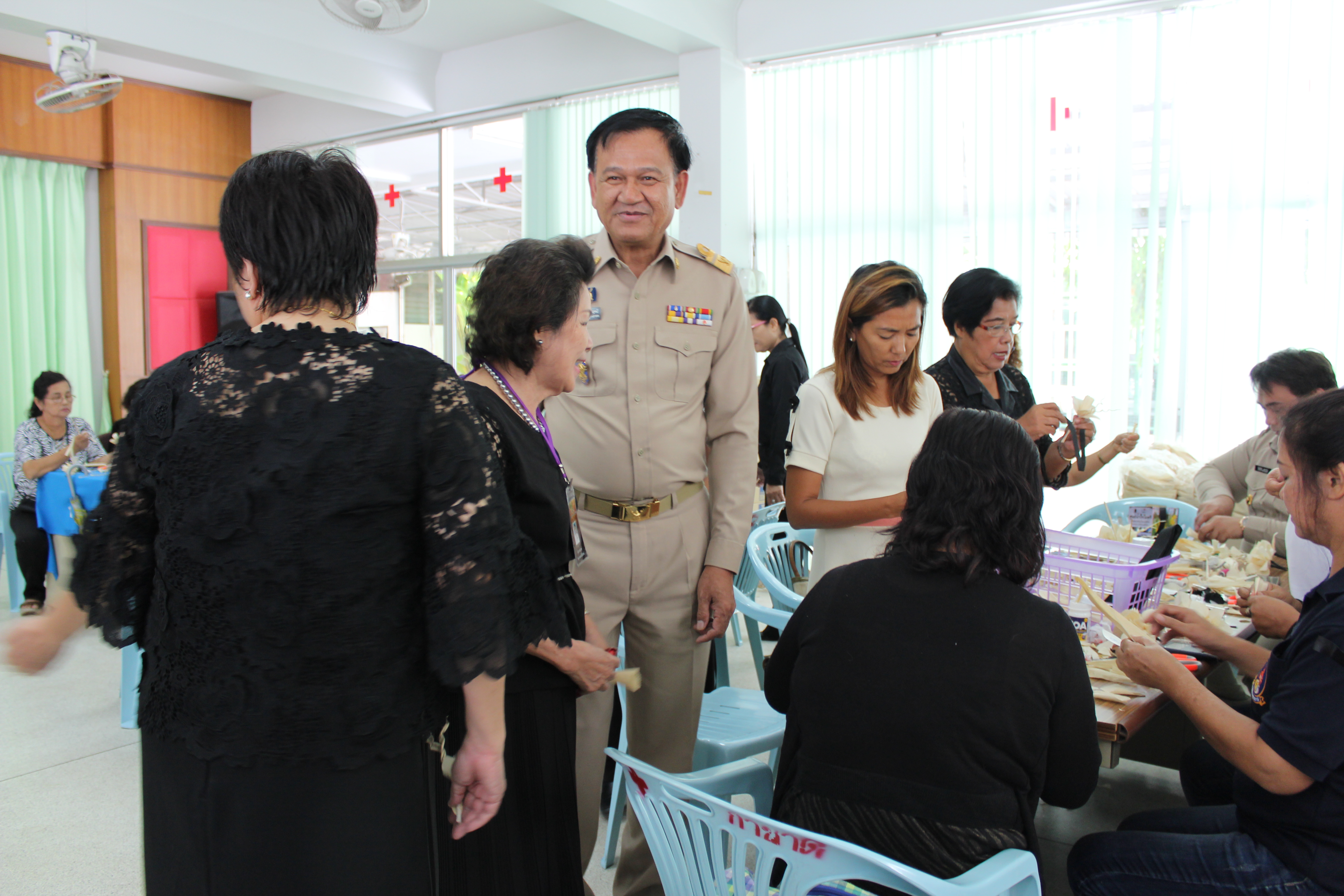 จังหวัดสมุทรสาคร จัดฝึกอบรมสอนประดิษฐ์ “ดอกดารารัตน์ ” ดอกไม้จันทน์พระราชทานถวายแด่พ่อหลวง  Copy  Copy