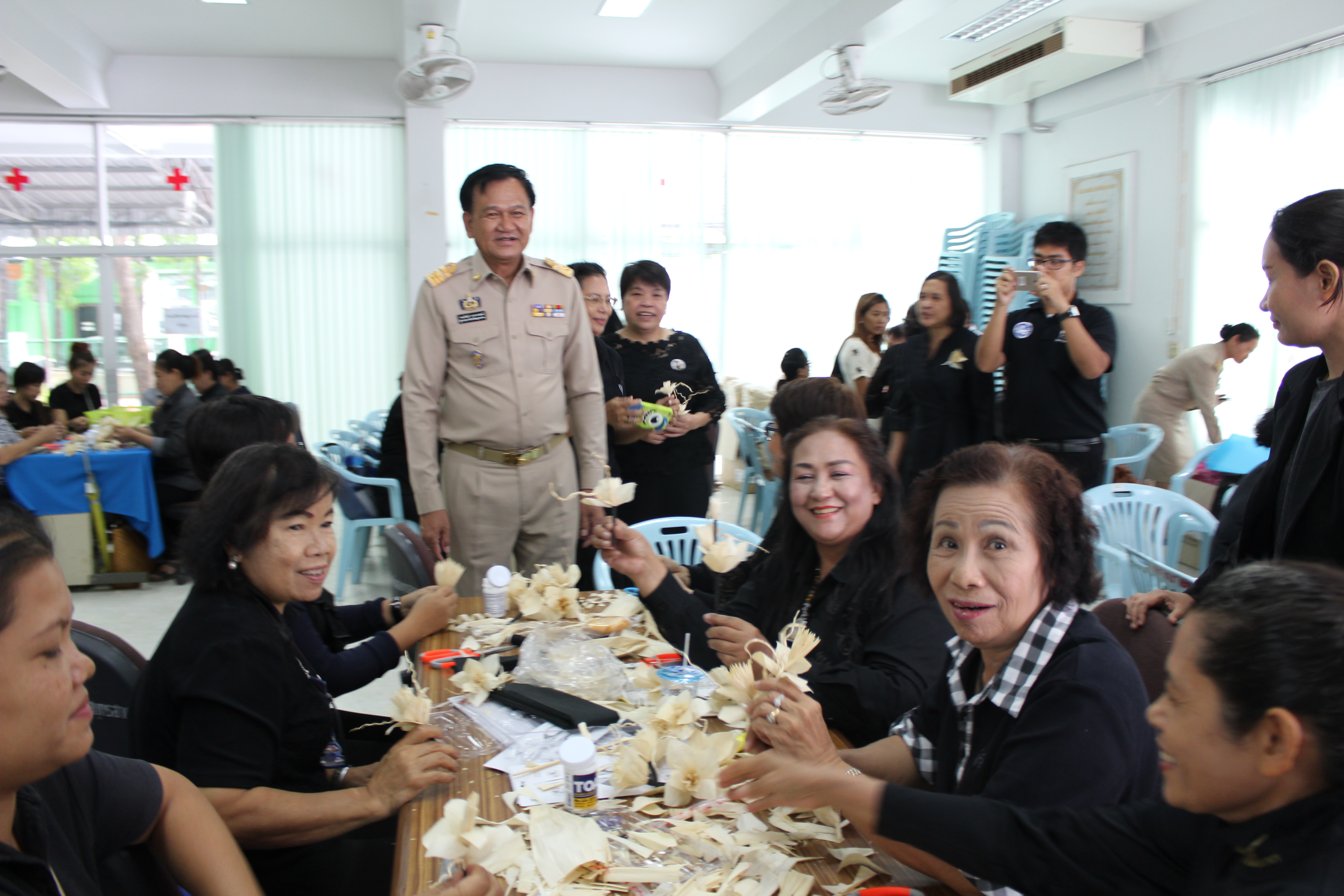 จังหวัดสมุทรสาคร จัดฝึกอบรมสอนประดิษฐ์ “ดอกดารารัตน์ ” ดอกไม้จันทน์พระราชทานถวายแด่พ่อหลวง  Copy  Copy