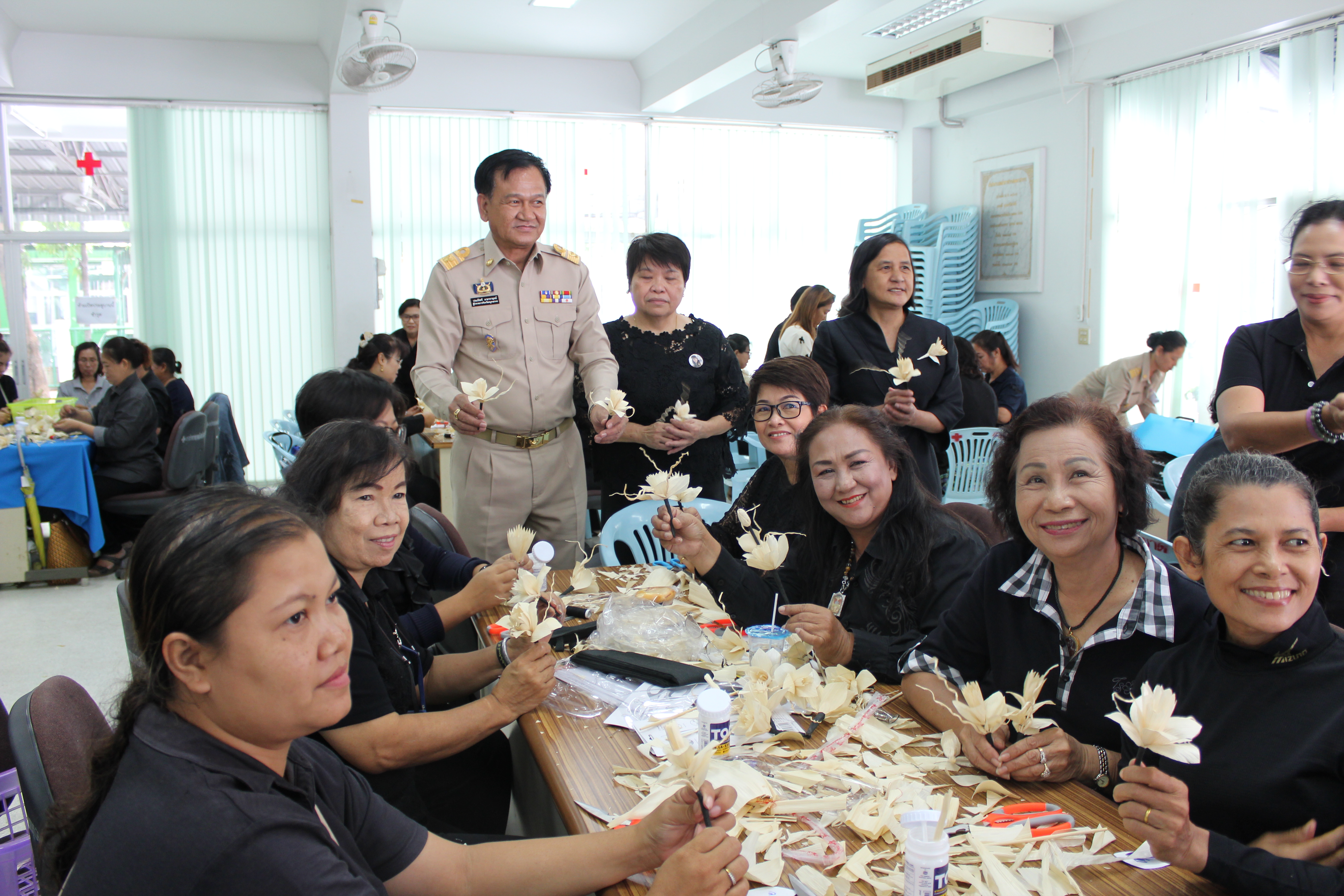 จังหวัดสมุทรสาคร จัดฝึกอบรมสอนประดิษฐ์ “ดอกดารารัตน์ ” ดอกไม้จันทน์พระราชทานถวายแด่พ่อหลวง  Copy  Copy