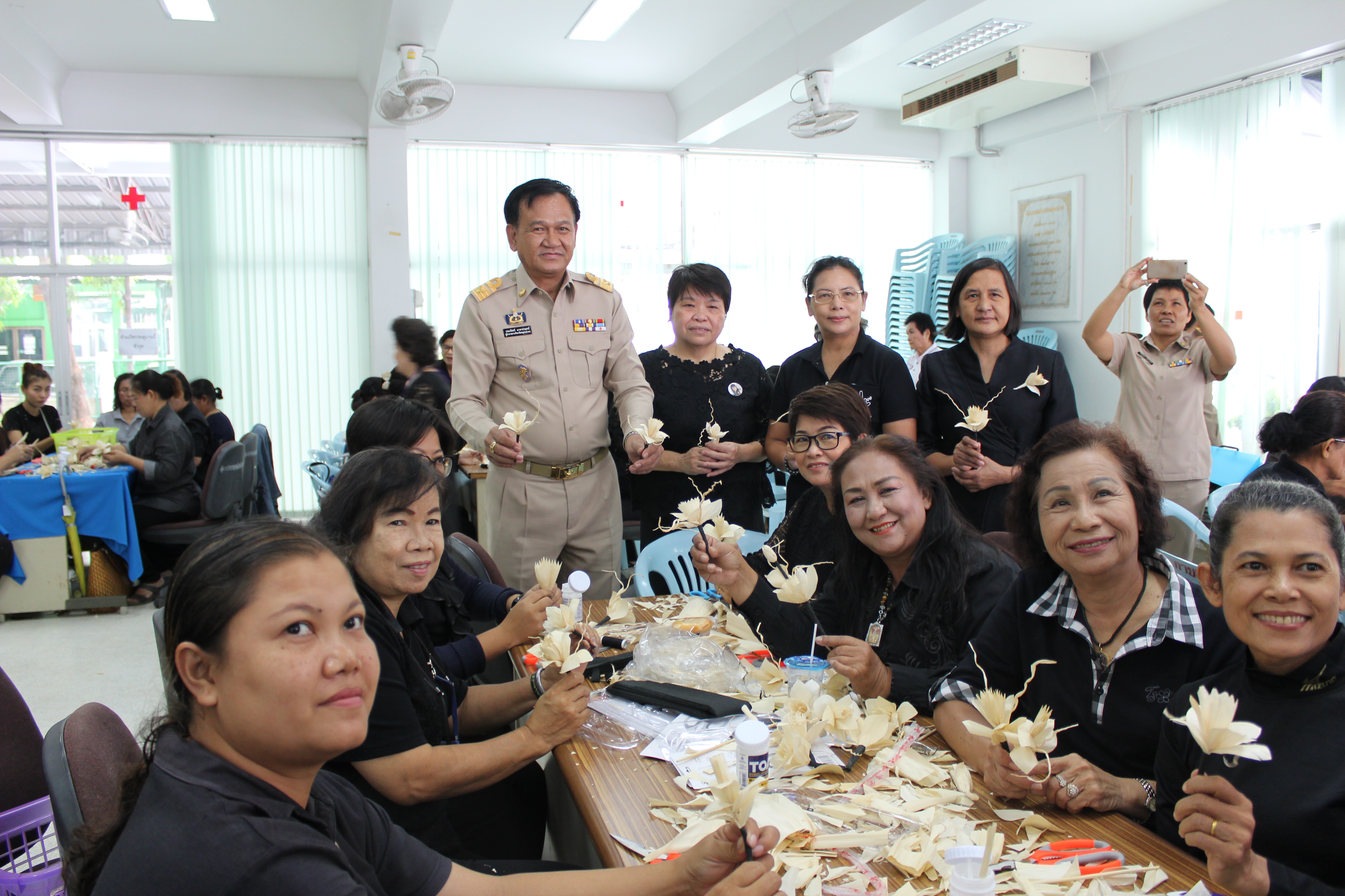 จังหวัดสมุทรสาคร จัดฝึกอบรมสอนประดิษฐ์ “ดอกดารารัตน์ ” ดอกไม้จันทน์พระราชทานถวายแด่พ่อหลวง  Copy  Copy