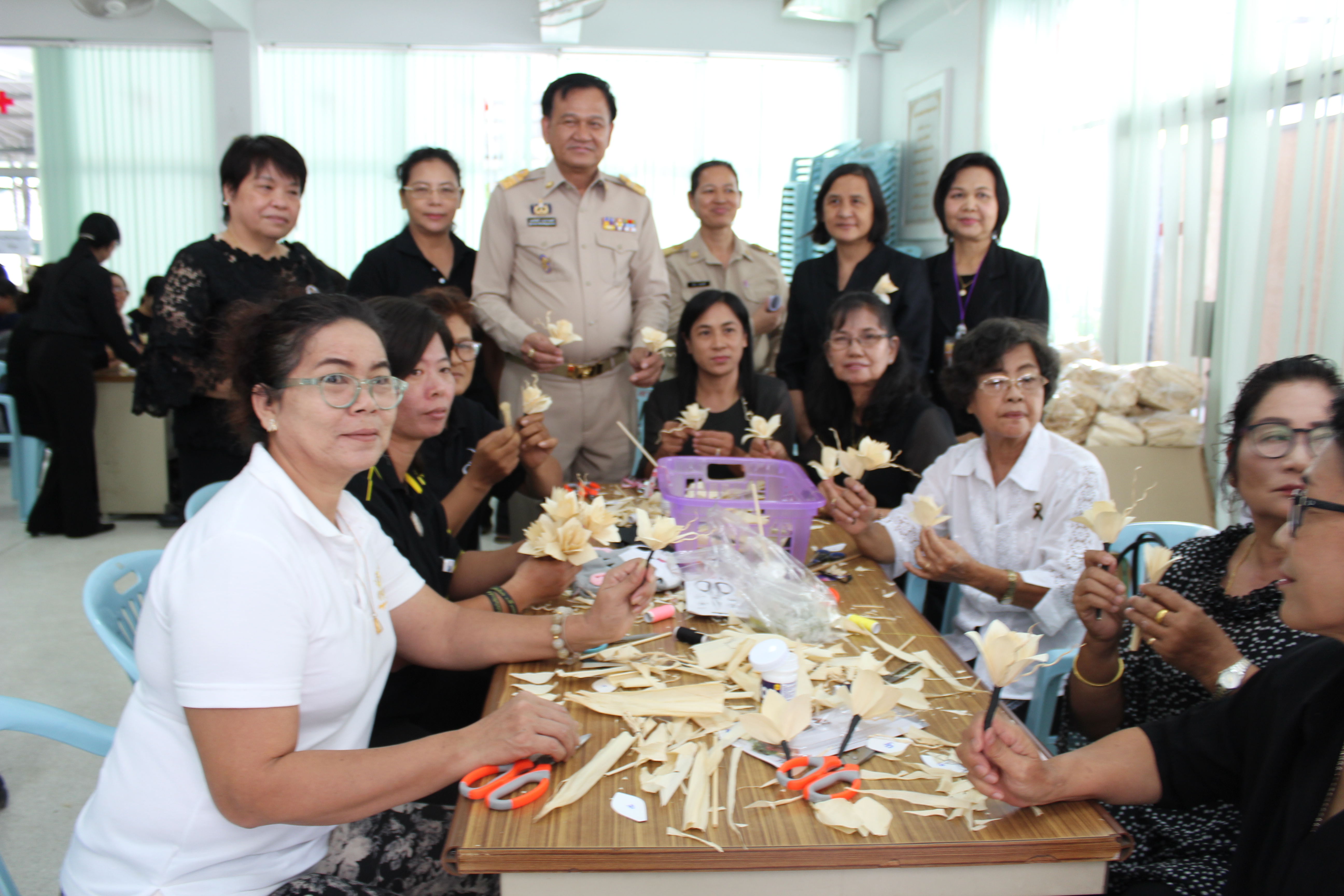 จังหวัดสมุทรสาคร จัดฝึกอบรมสอนประดิษฐ์ “ดอกดารารัตน์ ” ดอกไม้จันทน์พระราชทานถวายแด่พ่อหลวง  Copy  Copy