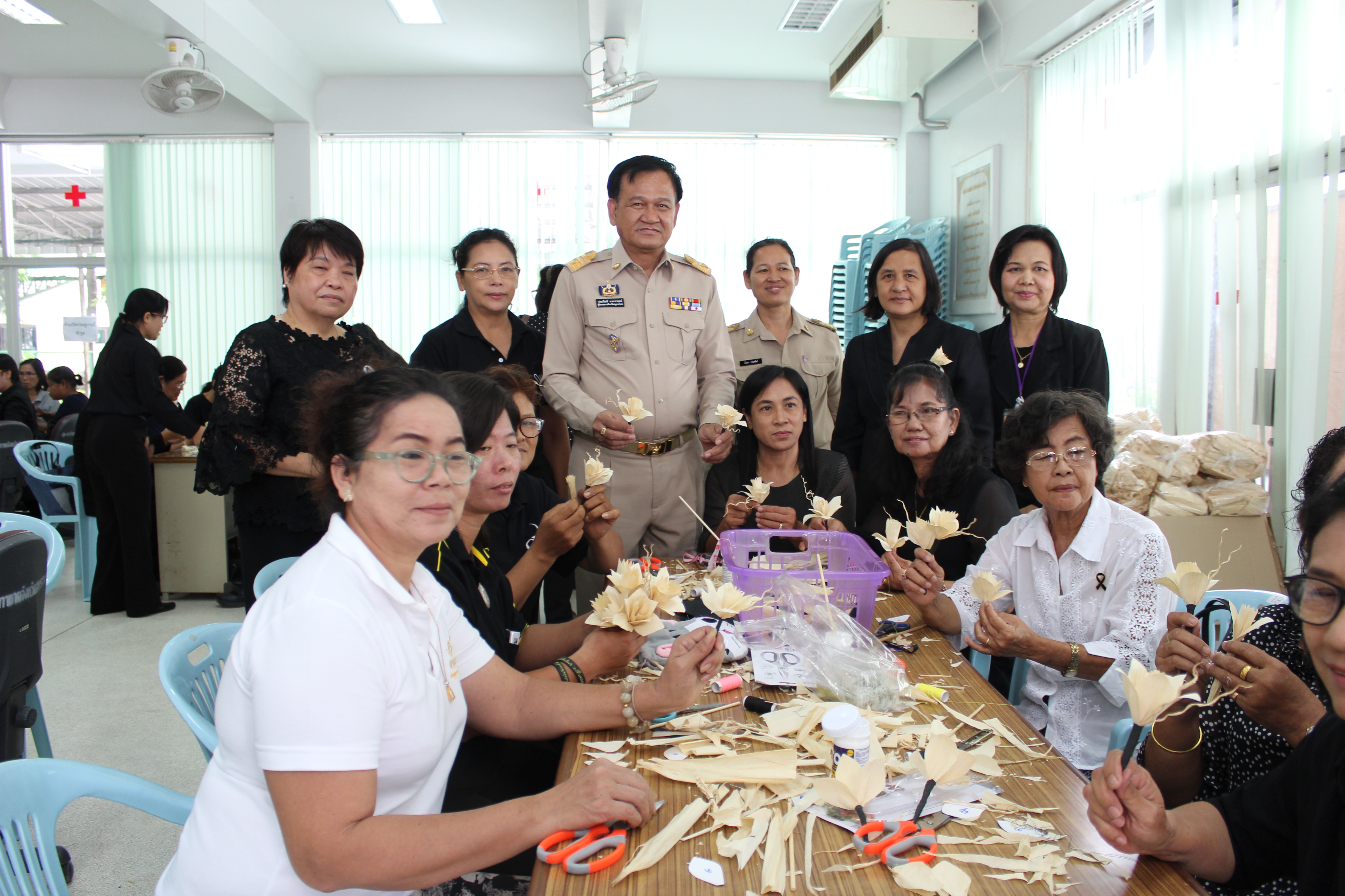 จังหวัดสมุทรสาคร จัดฝึกอบรมสอนประดิษฐ์ “ดอกดารารัตน์ ” ดอกไม้จันทน์พระราชทานถวายแด่พ่อหลวง  Copy  Copy