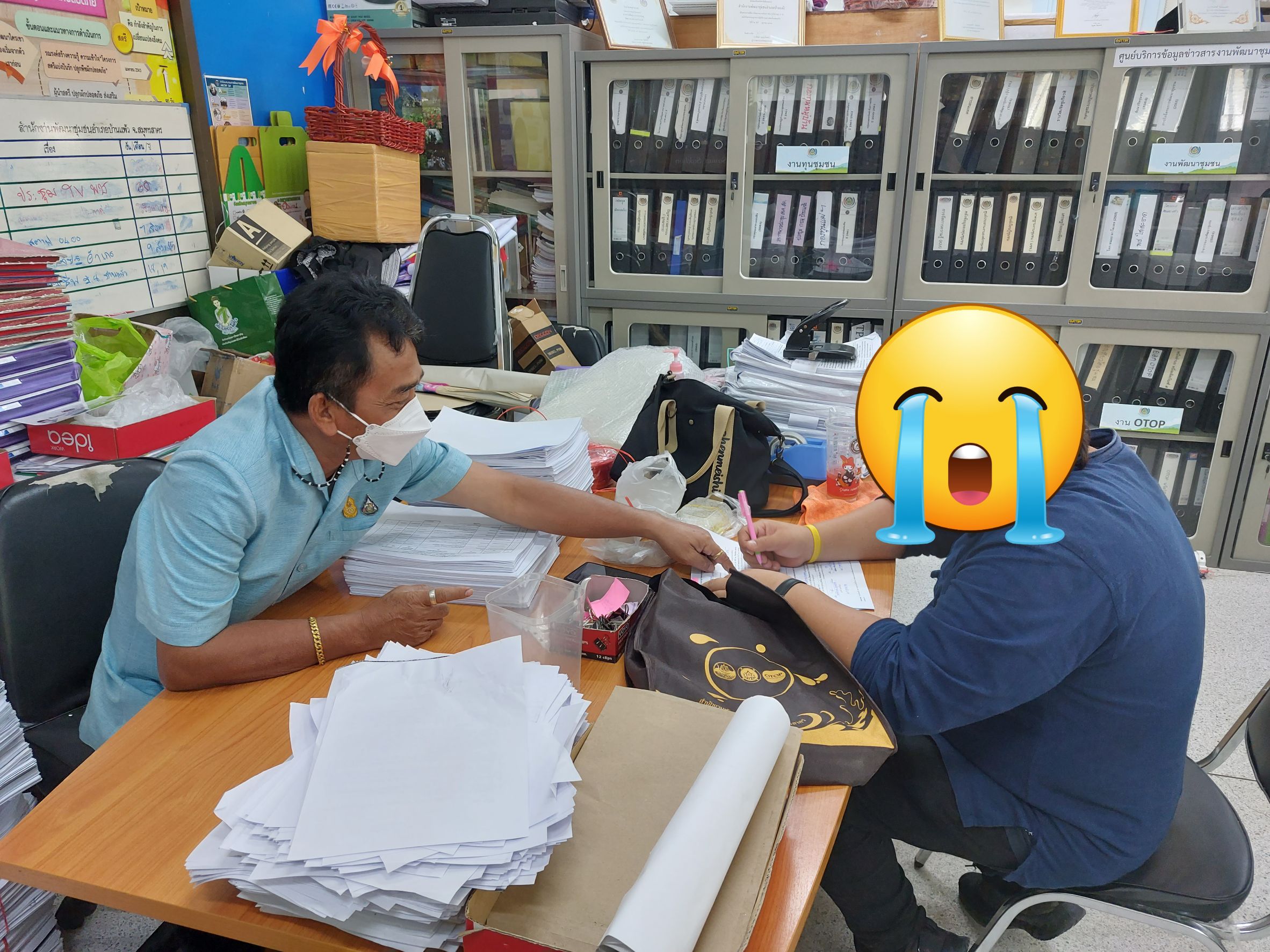 ????  พช.สมุทรสาคร  ขับเคลื่อนกิจกรรมพัฒนาชุมชน ประจำปีงบประมาณ พ.ศ. 2566 ????   วันที่ 17-18 ตุลาคม 2565 ได้ดำเนินการภายใต้การกำกับดูแลของนายณรงค์ รักร้อย ผู้ว่าราชการจังหวัดสมุทรสาคร สำนักงานพัฒนาชุมชนจังหวัดสมุทรสาคร ได้ดำเนินการขับเคลื่อนกิจกรรมพัฒนาชุมชน ประจำปีงบประมาณ พ.ศ. 2566        ?1.พื้นที่อำเภอเมืองสมุทรสาคร ณ  ตำบลนาดี  ตำบลบางน้ำจืด ตำบลบางโทรัด อำเภอเมืองสมุทรสาคร โดยร้อยตรีประพันธ์ ถึกสกุล นายอำเภอเมืองสมุทรสาคร มอบหมายให้นางณัฐภรณ์ ก่อนกำเนิด พัฒนาการอำเภอเมืองสมุทรสาคร พร้อมเจ้าหน้าที่พัฒนาชุมชนอำเภอเมืองสมุทรสาคร ดำเนินการติดตามการดำเนินงานกองทุนพัฒนาบทบาทสตรี เพื่อยืนยันยอดชำระหนี้ และชี้แจงวิธีการชำระเงินคืน เพื่อป้องกันปัญหาหนี้เกินกำหนดชำระคืน และ ณ ตำบลบางกระเจ้า ตำบลนาโคก อำเภอเมืองสมุทรสาคร ดำเนินการมอบทุนอุปการะเด็กของกองทุนพัฒนาเด็กชนบท ในพระราชูปถัมภ์สมเด็จพระเทพรัตนราชสุดาฯ สยามบรมราชกุมารี        ?2. พื้นที่อำเภอกระทุ่มแบน ณ ห้องประชุมสำนักงานพัฒนาชุมชนอำเภอกระทุ่มแบน นายบรรพต จันทรวงษ์ นายอำเภอกระทุ่มแบน  มอบหมายให้นายอรรถพงศ์ สงวนเดือน พัฒนาการอำเภอกระทุ่มแบน พร้อมด้วยเจ้าหน้าที่พัฒนาชุมชนอำเภอกระทุ่มแบน ดำเนินการติดตามการดำเนินงานกองทุนพัฒนาบทบาทสตรี เพื่อยืนยันยอดชำระหนี้ และชี้แจงวิธีการชำระเงินคืน เพื่อป้องกันปัญหาหนี้เกินกำหนดชำระคืน       ?3. พื้นที่อำเภอบ้านแพ้ว ณ ตำบลบ้านแพ้ว ตำบลหนองบัว และตำบลอำแพง อำเภอบ้านแพ้ว นายพิรุณโรจน์ นาคดนตรี นายอำเภอบ้านแพ้ว มอบหมายให้นายมโณ บุญวรรโณ พัฒนาการอำเภอบ้านแพ้ว พร้อมด้วยเจ้าหน้าที่พัฒนาชุมชนอำเภอบ้านแพ้ว ดำเนินการติดตามการดำเนินงานกองทุนพัฒนาบทบาทสตรี เพื่อยืนยันยอดชำระหนี้ และชี้แจงวิธีการชำระเงินคืน เพื่อป้องกันปัญหาหนี้เกินกำหนดชำระคืน       #SMART SK  #โคกหนองนา #โคกหนองนาโมเดล #โคกหนองนาพัฒนาชุมชน #World soil Day #World soil Day CDD #UNFAO #SEPtoSDGs #SDGforAll@kmit #ปิดหมู่บ้าน 3 เดือนพวกเราอยู่ได้ #108อาชีพแก้จนพัฒนาคนทุกช่วงวัย wecareaboutyou #Changeforgood  ? ภาพ/ข่าว…ทีมงาน พช.อำเภอเมืองสมุทรสาคร/พช.อำเภอกระทุ่มแบน/พช.อำเภอบ้านแพ้ว