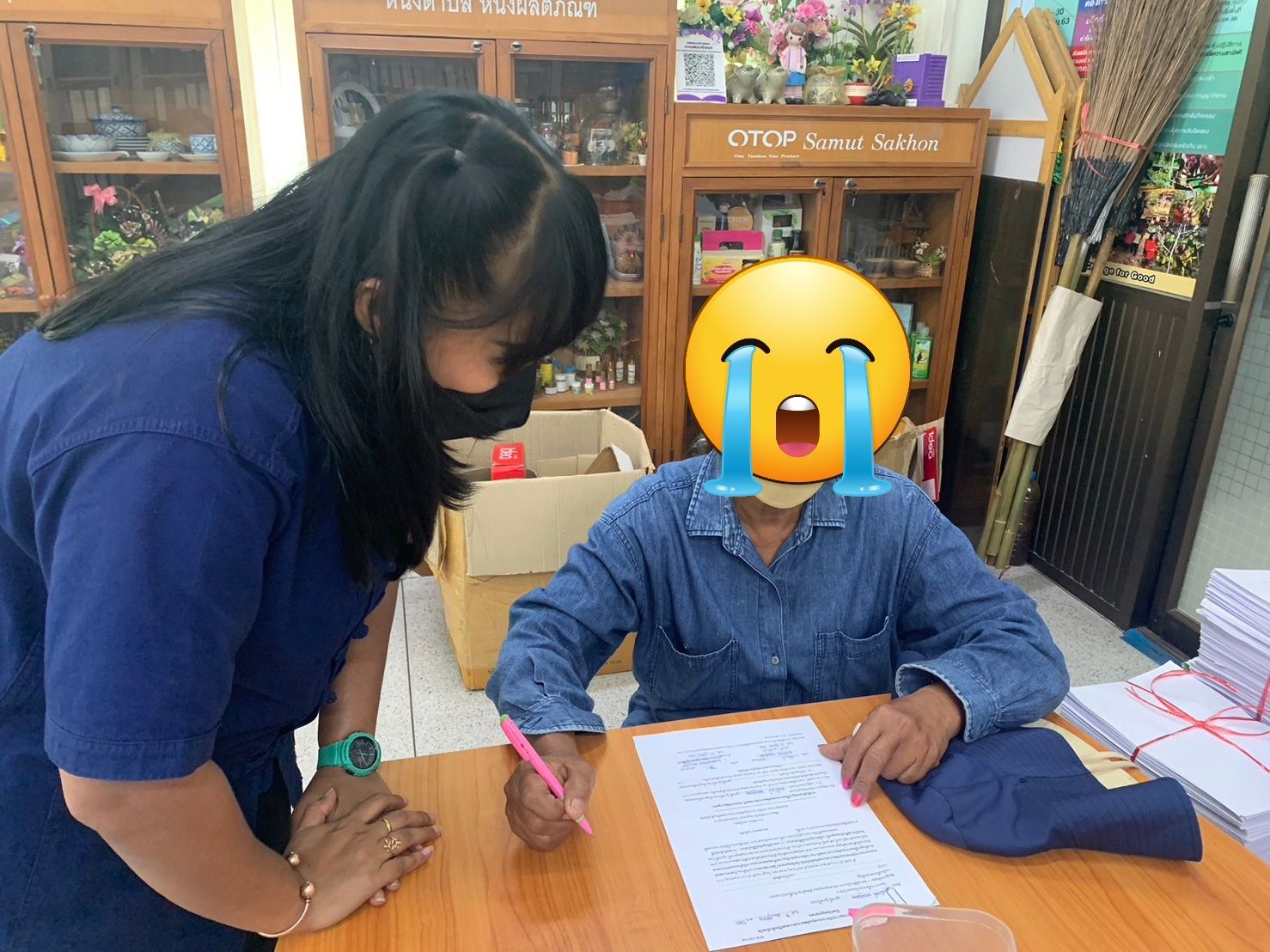 ????  พช.สมุทรสาคร  ขับเคลื่อนกิจกรรมพัฒนาชุมชน ประจำปีงบประมาณ พ.ศ. 2566 ????   วันที่ 17-18 ตุลาคม 2565 ได้ดำเนินการภายใต้การกำกับดูแลของนายณรงค์ รักร้อย ผู้ว่าราชการจังหวัดสมุทรสาคร สำนักงานพัฒนาชุมชนจังหวัดสมุทรสาคร ได้ดำเนินการขับเคลื่อนกิจกรรมพัฒนาชุมชน ประจำปีงบประมาณ พ.ศ. 2566        ?1.พื้นที่อำเภอเมืองสมุทรสาคร ณ  ตำบลนาดี  ตำบลบางน้ำจืด ตำบลบางโทรัด อำเภอเมืองสมุทรสาคร โดยร้อยตรีประพันธ์ ถึกสกุล นายอำเภอเมืองสมุทรสาคร มอบหมายให้นางณัฐภรณ์ ก่อนกำเนิด พัฒนาการอำเภอเมืองสมุทรสาคร พร้อมเจ้าหน้าที่พัฒนาชุมชนอำเภอเมืองสมุทรสาคร ดำเนินการติดตามการดำเนินงานกองทุนพัฒนาบทบาทสตรี เพื่อยืนยันยอดชำระหนี้ และชี้แจงวิธีการชำระเงินคืน เพื่อป้องกันปัญหาหนี้เกินกำหนดชำระคืน และ ณ ตำบลบางกระเจ้า ตำบลนาโคก อำเภอเมืองสมุทรสาคร ดำเนินการมอบทุนอุปการะเด็กของกองทุนพัฒนาเด็กชนบท ในพระราชูปถัมภ์สมเด็จพระเทพรัตนราชสุดาฯ สยามบรมราชกุมารี        ?2. พื้นที่อำเภอกระทุ่มแบน ณ ห้องประชุมสำนักงานพัฒนาชุมชนอำเภอกระทุ่มแบน นายบรรพต จันทรวงษ์ นายอำเภอกระทุ่มแบน  มอบหมายให้นายอรรถพงศ์ สงวนเดือน พัฒนาการอำเภอกระทุ่มแบน พร้อมด้วยเจ้าหน้าที่พัฒนาชุมชนอำเภอกระทุ่มแบน ดำเนินการติดตามการดำเนินงานกองทุนพัฒนาบทบาทสตรี เพื่อยืนยันยอดชำระหนี้ และชี้แจงวิธีการชำระเงินคืน เพื่อป้องกันปัญหาหนี้เกินกำหนดชำระคืน       ?3. พื้นที่อำเภอบ้านแพ้ว ณ ตำบลบ้านแพ้ว ตำบลหนองบัว และตำบลอำแพง อำเภอบ้านแพ้ว นายพิรุณโรจน์ นาคดนตรี นายอำเภอบ้านแพ้ว มอบหมายให้นายมโณ บุญวรรโณ พัฒนาการอำเภอบ้านแพ้ว พร้อมด้วยเจ้าหน้าที่พัฒนาชุมชนอำเภอบ้านแพ้ว ดำเนินการติดตามการดำเนินงานกองทุนพัฒนาบทบาทสตรี เพื่อยืนยันยอดชำระหนี้ และชี้แจงวิธีการชำระเงินคืน เพื่อป้องกันปัญหาหนี้เกินกำหนดชำระคืน       #SMART SK  #โคกหนองนา #โคกหนองนาโมเดล #โคกหนองนาพัฒนาชุมชน #World soil Day #World soil Day CDD #UNFAO #SEPtoSDGs #SDGforAll@kmit #ปิดหมู่บ้าน 3 เดือนพวกเราอยู่ได้ #108อาชีพแก้จนพัฒนาคนทุกช่วงวัย wecareaboutyou #Changeforgood  ? ภาพ/ข่าว…ทีมงาน พช.อำเภอเมืองสมุทรสาคร/พช.อำเภอกระทุ่มแบน/พช.อำเภอบ้านแพ้ว