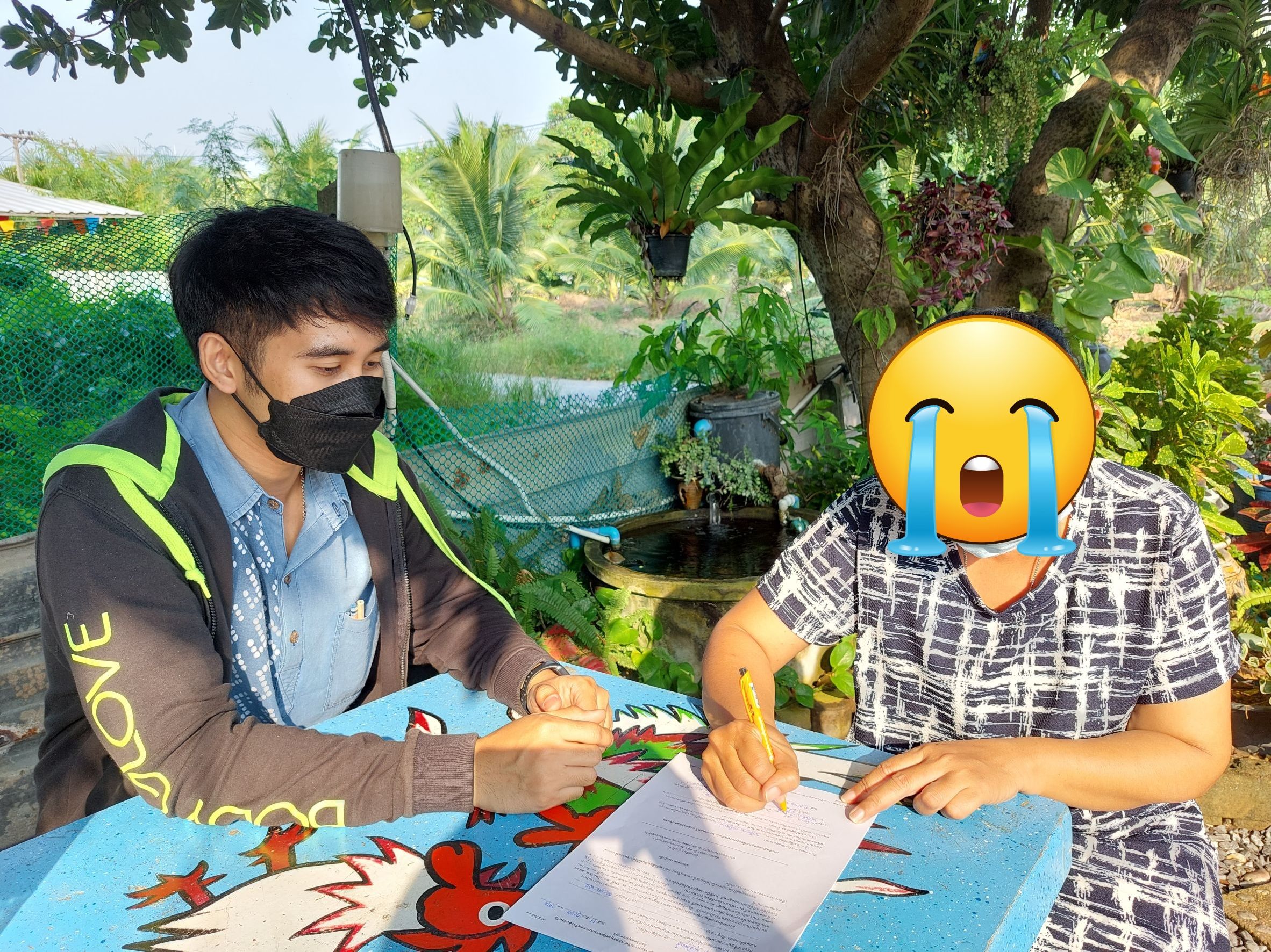????  พช.สมุทรสาคร  ขับเคลื่อนกิจกรรมพัฒนาชุมชน ประจำปีงบประมาณ พ.ศ. 2566 ????   วันที่ 17-18 ตุลาคม 2565 ได้ดำเนินการภายใต้การกำกับดูแลของนายณรงค์ รักร้อย ผู้ว่าราชการจังหวัดสมุทรสาคร สำนักงานพัฒนาชุมชนจังหวัดสมุทรสาคร ได้ดำเนินการขับเคลื่อนกิจกรรมพัฒนาชุมชน ประจำปีงบประมาณ พ.ศ. 2566        ?1.พื้นที่อำเภอเมืองสมุทรสาคร ณ  ตำบลนาดี  ตำบลบางน้ำจืด ตำบลบางโทรัด อำเภอเมืองสมุทรสาคร โดยร้อยตรีประพันธ์ ถึกสกุล นายอำเภอเมืองสมุทรสาคร มอบหมายให้นางณัฐภรณ์ ก่อนกำเนิด พัฒนาการอำเภอเมืองสมุทรสาคร พร้อมเจ้าหน้าที่พัฒนาชุมชนอำเภอเมืองสมุทรสาคร ดำเนินการติดตามการดำเนินงานกองทุนพัฒนาบทบาทสตรี เพื่อยืนยันยอดชำระหนี้ และชี้แจงวิธีการชำระเงินคืน เพื่อป้องกันปัญหาหนี้เกินกำหนดชำระคืน และ ณ ตำบลบางกระเจ้า ตำบลนาโคก อำเภอเมืองสมุทรสาคร ดำเนินการมอบทุนอุปการะเด็กของกองทุนพัฒนาเด็กชนบท ในพระราชูปถัมภ์สมเด็จพระเทพรัตนราชสุดาฯ สยามบรมราชกุมารี        ?2. พื้นที่อำเภอกระทุ่มแบน ณ ห้องประชุมสำนักงานพัฒนาชุมชนอำเภอกระทุ่มแบน นายบรรพต จันทรวงษ์ นายอำเภอกระทุ่มแบน  มอบหมายให้นายอรรถพงศ์ สงวนเดือน พัฒนาการอำเภอกระทุ่มแบน พร้อมด้วยเจ้าหน้าที่พัฒนาชุมชนอำเภอกระทุ่มแบน ดำเนินการติดตามการดำเนินงานกองทุนพัฒนาบทบาทสตรี เพื่อยืนยันยอดชำระหนี้ และชี้แจงวิธีการชำระเงินคืน เพื่อป้องกันปัญหาหนี้เกินกำหนดชำระคืน       ?3. พื้นที่อำเภอบ้านแพ้ว ณ ตำบลบ้านแพ้ว ตำบลหนองบัว และตำบลอำแพง อำเภอบ้านแพ้ว นายพิรุณโรจน์ นาคดนตรี นายอำเภอบ้านแพ้ว มอบหมายให้นายมโณ บุญวรรโณ พัฒนาการอำเภอบ้านแพ้ว พร้อมด้วยเจ้าหน้าที่พัฒนาชุมชนอำเภอบ้านแพ้ว ดำเนินการติดตามการดำเนินงานกองทุนพัฒนาบทบาทสตรี เพื่อยืนยันยอดชำระหนี้ และชี้แจงวิธีการชำระเงินคืน เพื่อป้องกันปัญหาหนี้เกินกำหนดชำระคืน       #SMART SK  #โคกหนองนา #โคกหนองนาโมเดล #โคกหนองนาพัฒนาชุมชน #World soil Day #World soil Day CDD #UNFAO #SEPtoSDGs #SDGforAll@kmit #ปิดหมู่บ้าน 3 เดือนพวกเราอยู่ได้ #108อาชีพแก้จนพัฒนาคนทุกช่วงวัย wecareaboutyou #Changeforgood  ? ภาพ/ข่าว…ทีมงาน พช.อำเภอเมืองสมุทรสาคร/พช.อำเภอกระทุ่มแบน/พช.อำเภอบ้านแพ้ว