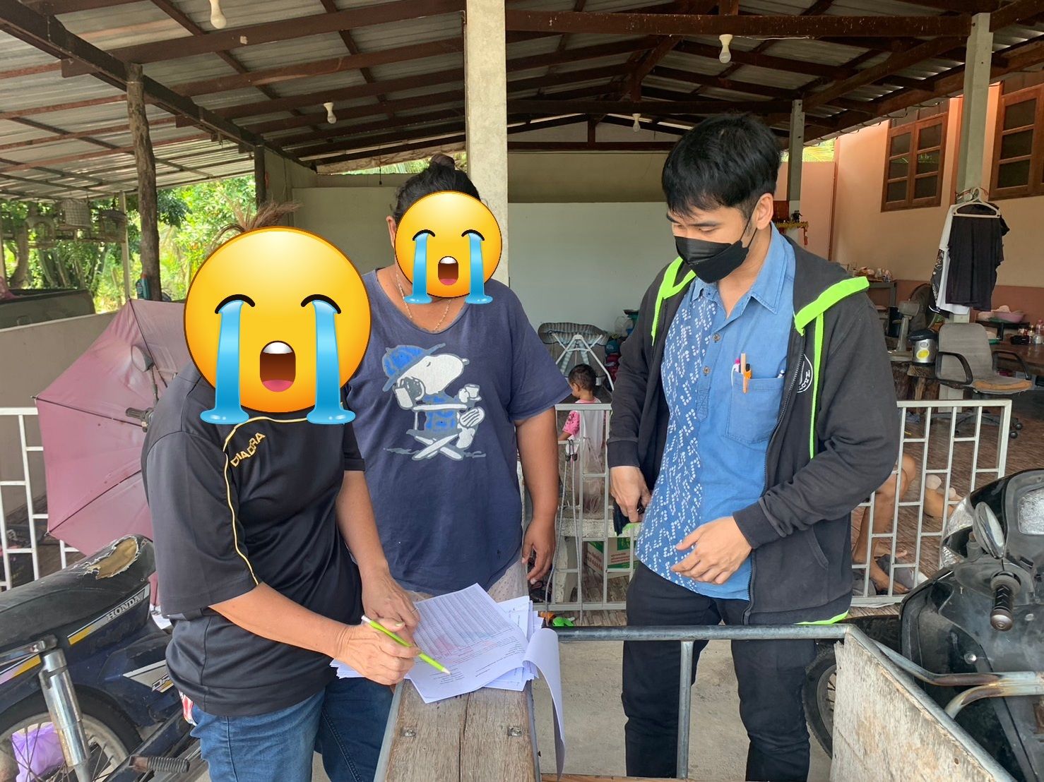 ????  พช.สมุทรสาคร  ขับเคลื่อนกิจกรรมพัฒนาชุมชน ประจำปีงบประมาณ พ.ศ. 2566 ????   วันที่ 17-18 ตุลาคม 2565 ได้ดำเนินการภายใต้การกำกับดูแลของนายณรงค์ รักร้อย ผู้ว่าราชการจังหวัดสมุทรสาคร สำนักงานพัฒนาชุมชนจังหวัดสมุทรสาคร ได้ดำเนินการขับเคลื่อนกิจกรรมพัฒนาชุมชน ประจำปีงบประมาณ พ.ศ. 2566        ?1.พื้นที่อำเภอเมืองสมุทรสาคร ณ  ตำบลนาดี  ตำบลบางน้ำจืด ตำบลบางโทรัด อำเภอเมืองสมุทรสาคร โดยร้อยตรีประพันธ์ ถึกสกุล นายอำเภอเมืองสมุทรสาคร มอบหมายให้นางณัฐภรณ์ ก่อนกำเนิด พัฒนาการอำเภอเมืองสมุทรสาคร พร้อมเจ้าหน้าที่พัฒนาชุมชนอำเภอเมืองสมุทรสาคร ดำเนินการติดตามการดำเนินงานกองทุนพัฒนาบทบาทสตรี เพื่อยืนยันยอดชำระหนี้ และชี้แจงวิธีการชำระเงินคืน เพื่อป้องกันปัญหาหนี้เกินกำหนดชำระคืน และ ณ ตำบลบางกระเจ้า ตำบลนาโคก อำเภอเมืองสมุทรสาคร ดำเนินการมอบทุนอุปการะเด็กของกองทุนพัฒนาเด็กชนบท ในพระราชูปถัมภ์สมเด็จพระเทพรัตนราชสุดาฯ สยามบรมราชกุมารี        ?2. พื้นที่อำเภอกระทุ่มแบน ณ ห้องประชุมสำนักงานพัฒนาชุมชนอำเภอกระทุ่มแบน นายบรรพต จันทรวงษ์ นายอำเภอกระทุ่มแบน  มอบหมายให้นายอรรถพงศ์ สงวนเดือน พัฒนาการอำเภอกระทุ่มแบน พร้อมด้วยเจ้าหน้าที่พัฒนาชุมชนอำเภอกระทุ่มแบน ดำเนินการติดตามการดำเนินงานกองทุนพัฒนาบทบาทสตรี เพื่อยืนยันยอดชำระหนี้ และชี้แจงวิธีการชำระเงินคืน เพื่อป้องกันปัญหาหนี้เกินกำหนดชำระคืน       ?3. พื้นที่อำเภอบ้านแพ้ว ณ ตำบลบ้านแพ้ว ตำบลหนองบัว และตำบลอำแพง อำเภอบ้านแพ้ว นายพิรุณโรจน์ นาคดนตรี นายอำเภอบ้านแพ้ว มอบหมายให้นายมโณ บุญวรรโณ พัฒนาการอำเภอบ้านแพ้ว พร้อมด้วยเจ้าหน้าที่พัฒนาชุมชนอำเภอบ้านแพ้ว ดำเนินการติดตามการดำเนินงานกองทุนพัฒนาบทบาทสตรี เพื่อยืนยันยอดชำระหนี้ และชี้แจงวิธีการชำระเงินคืน เพื่อป้องกันปัญหาหนี้เกินกำหนดชำระคืน       #SMART SK  #โคกหนองนา #โคกหนองนาโมเดล #โคกหนองนาพัฒนาชุมชน #World soil Day #World soil Day CDD #UNFAO #SEPtoSDGs #SDGforAll@kmit #ปิดหมู่บ้าน 3 เดือนพวกเราอยู่ได้ #108อาชีพแก้จนพัฒนาคนทุกช่วงวัย wecareaboutyou #Changeforgood  ? ภาพ/ข่าว…ทีมงาน พช.อำเภอเมืองสมุทรสาคร/พช.อำเภอกระทุ่มแบน/พช.อำเภอบ้านแพ้ว