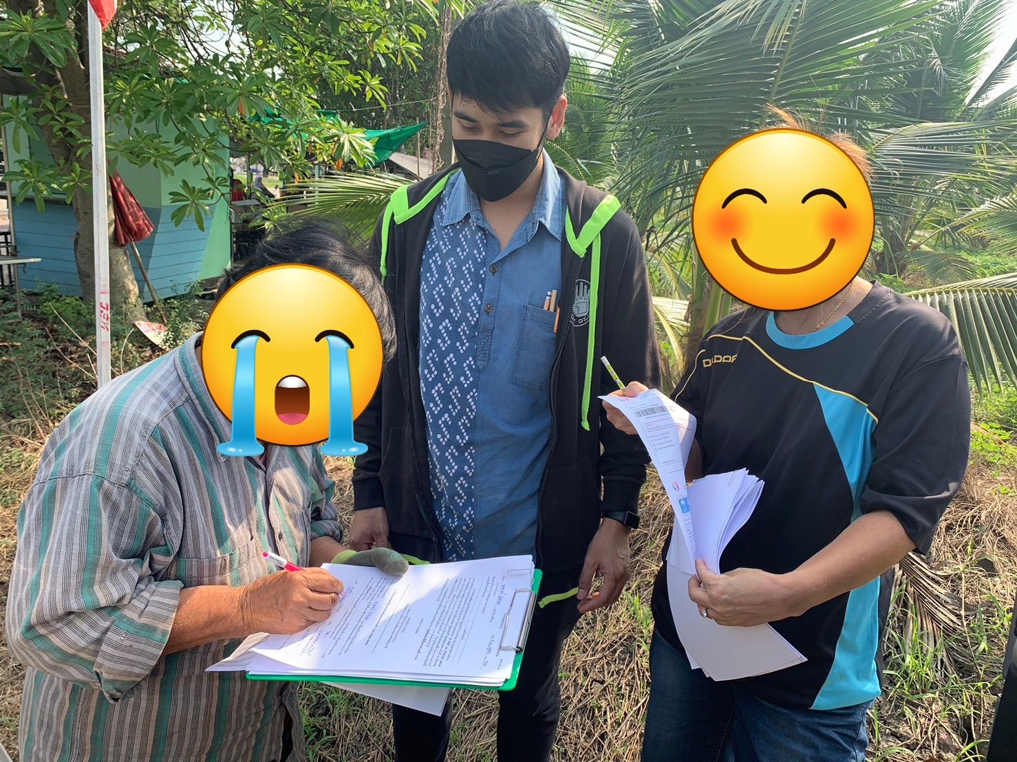 ????  พช.สมุทรสาคร  ขับเคลื่อนกิจกรรมพัฒนาชุมชน ประจำปีงบประมาณ พ.ศ. 2566 ????   วันที่ 17-18 ตุลาคม 2565 ได้ดำเนินการภายใต้การกำกับดูแลของนายณรงค์ รักร้อย ผู้ว่าราชการจังหวัดสมุทรสาคร สำนักงานพัฒนาชุมชนจังหวัดสมุทรสาคร ได้ดำเนินการขับเคลื่อนกิจกรรมพัฒนาชุมชน ประจำปีงบประมาณ พ.ศ. 2566        ?1.พื้นที่อำเภอเมืองสมุทรสาคร ณ  ตำบลนาดี  ตำบลบางน้ำจืด ตำบลบางโทรัด อำเภอเมืองสมุทรสาคร โดยร้อยตรีประพันธ์ ถึกสกุล นายอำเภอเมืองสมุทรสาคร มอบหมายให้นางณัฐภรณ์ ก่อนกำเนิด พัฒนาการอำเภอเมืองสมุทรสาคร พร้อมเจ้าหน้าที่พัฒนาชุมชนอำเภอเมืองสมุทรสาคร ดำเนินการติดตามการดำเนินงานกองทุนพัฒนาบทบาทสตรี เพื่อยืนยันยอดชำระหนี้ และชี้แจงวิธีการชำระเงินคืน เพื่อป้องกันปัญหาหนี้เกินกำหนดชำระคืน และ ณ ตำบลบางกระเจ้า ตำบลนาโคก อำเภอเมืองสมุทรสาคร ดำเนินการมอบทุนอุปการะเด็กของกองทุนพัฒนาเด็กชนบท ในพระราชูปถัมภ์สมเด็จพระเทพรัตนราชสุดาฯ สยามบรมราชกุมารี        ?2. พื้นที่อำเภอกระทุ่มแบน ณ ห้องประชุมสำนักงานพัฒนาชุมชนอำเภอกระทุ่มแบน นายบรรพต จันทรวงษ์ นายอำเภอกระทุ่มแบน  มอบหมายให้นายอรรถพงศ์ สงวนเดือน พัฒนาการอำเภอกระทุ่มแบน พร้อมด้วยเจ้าหน้าที่พัฒนาชุมชนอำเภอกระทุ่มแบน ดำเนินการติดตามการดำเนินงานกองทุนพัฒนาบทบาทสตรี เพื่อยืนยันยอดชำระหนี้ และชี้แจงวิธีการชำระเงินคืน เพื่อป้องกันปัญหาหนี้เกินกำหนดชำระคืน       ?3. พื้นที่อำเภอบ้านแพ้ว ณ ตำบลบ้านแพ้ว ตำบลหนองบัว และตำบลอำแพง อำเภอบ้านแพ้ว นายพิรุณโรจน์ นาคดนตรี นายอำเภอบ้านแพ้ว มอบหมายให้นายมโณ บุญวรรโณ พัฒนาการอำเภอบ้านแพ้ว พร้อมด้วยเจ้าหน้าที่พัฒนาชุมชนอำเภอบ้านแพ้ว ดำเนินการติดตามการดำเนินงานกองทุนพัฒนาบทบาทสตรี เพื่อยืนยันยอดชำระหนี้ และชี้แจงวิธีการชำระเงินคืน เพื่อป้องกันปัญหาหนี้เกินกำหนดชำระคืน       #SMART SK  #โคกหนองนา #โคกหนองนาโมเดล #โคกหนองนาพัฒนาชุมชน #World soil Day #World soil Day CDD #UNFAO #SEPtoSDGs #SDGforAll@kmit #ปิดหมู่บ้าน 3 เดือนพวกเราอยู่ได้ #108อาชีพแก้จนพัฒนาคนทุกช่วงวัย wecareaboutyou #Changeforgood  ? ภาพ/ข่าว…ทีมงาน พช.อำเภอเมืองสมุทรสาคร/พช.อำเภอกระทุ่มแบน/พช.อำเภอบ้านแพ้ว