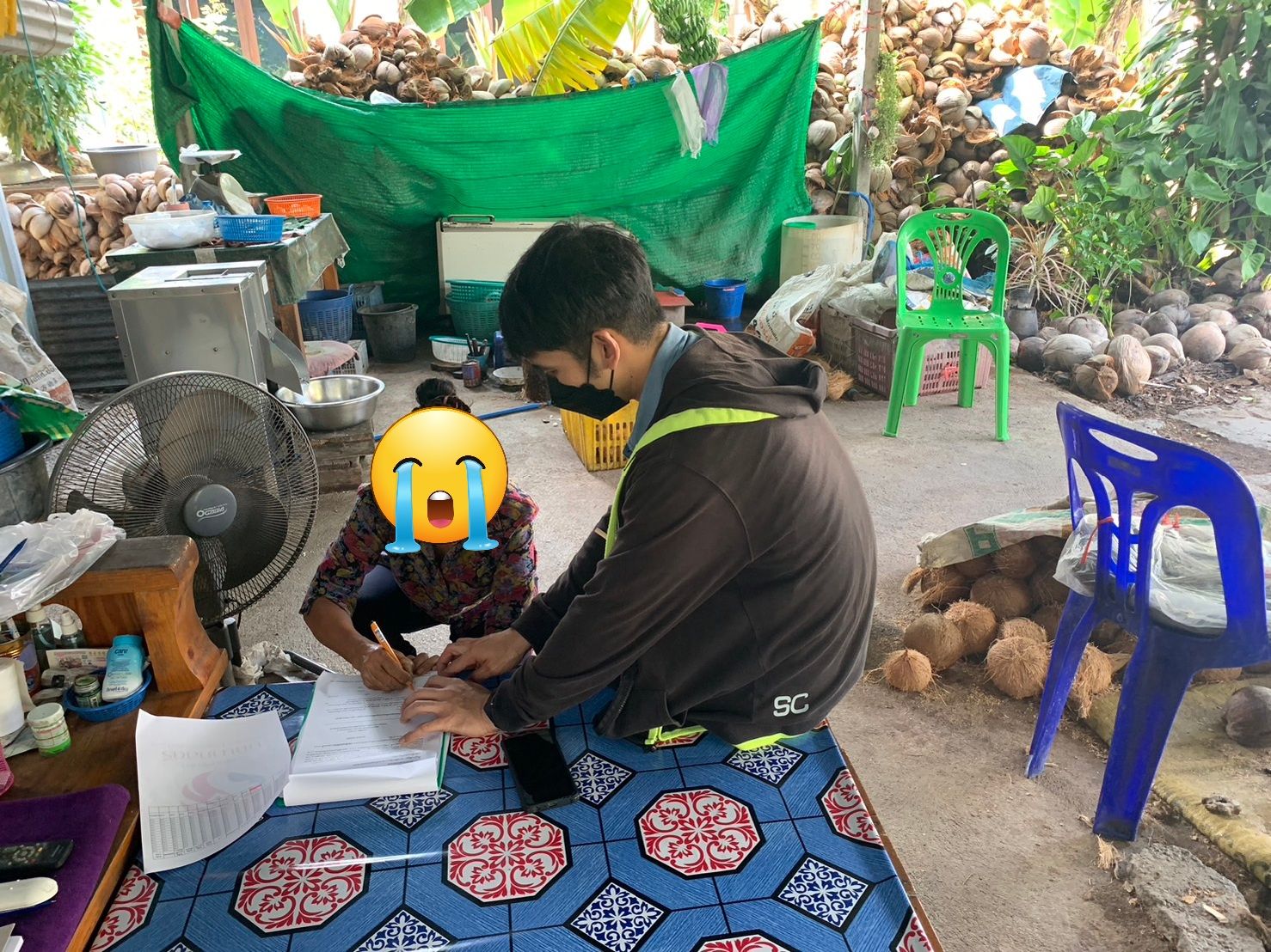 ????  พช.สมุทรสาคร  ขับเคลื่อนกิจกรรมพัฒนาชุมชน ประจำปีงบประมาณ พ.ศ. 2566 ????   วันที่ 17-18 ตุลาคม 2565 ได้ดำเนินการภายใต้การกำกับดูแลของนายณรงค์ รักร้อย ผู้ว่าราชการจังหวัดสมุทรสาคร สำนักงานพัฒนาชุมชนจังหวัดสมุทรสาคร ได้ดำเนินการขับเคลื่อนกิจกรรมพัฒนาชุมชน ประจำปีงบประมาณ พ.ศ. 2566        ?1.พื้นที่อำเภอเมืองสมุทรสาคร ณ  ตำบลนาดี  ตำบลบางน้ำจืด ตำบลบางโทรัด อำเภอเมืองสมุทรสาคร โดยร้อยตรีประพันธ์ ถึกสกุล นายอำเภอเมืองสมุทรสาคร มอบหมายให้นางณัฐภรณ์ ก่อนกำเนิด พัฒนาการอำเภอเมืองสมุทรสาคร พร้อมเจ้าหน้าที่พัฒนาชุมชนอำเภอเมืองสมุทรสาคร ดำเนินการติดตามการดำเนินงานกองทุนพัฒนาบทบาทสตรี เพื่อยืนยันยอดชำระหนี้ และชี้แจงวิธีการชำระเงินคืน เพื่อป้องกันปัญหาหนี้เกินกำหนดชำระคืน และ ณ ตำบลบางกระเจ้า ตำบลนาโคก อำเภอเมืองสมุทรสาคร ดำเนินการมอบทุนอุปการะเด็กของกองทุนพัฒนาเด็กชนบท ในพระราชูปถัมภ์สมเด็จพระเทพรัตนราชสุดาฯ สยามบรมราชกุมารี        ?2. พื้นที่อำเภอกระทุ่มแบน ณ ห้องประชุมสำนักงานพัฒนาชุมชนอำเภอกระทุ่มแบน นายบรรพต จันทรวงษ์ นายอำเภอกระทุ่มแบน  มอบหมายให้นายอรรถพงศ์ สงวนเดือน พัฒนาการอำเภอกระทุ่มแบน พร้อมด้วยเจ้าหน้าที่พัฒนาชุมชนอำเภอกระทุ่มแบน ดำเนินการติดตามการดำเนินงานกองทุนพัฒนาบทบาทสตรี เพื่อยืนยันยอดชำระหนี้ และชี้แจงวิธีการชำระเงินคืน เพื่อป้องกันปัญหาหนี้เกินกำหนดชำระคืน       ?3. พื้นที่อำเภอบ้านแพ้ว ณ ตำบลบ้านแพ้ว ตำบลหนองบัว และตำบลอำแพง อำเภอบ้านแพ้ว นายพิรุณโรจน์ นาคดนตรี นายอำเภอบ้านแพ้ว มอบหมายให้นายมโณ บุญวรรโณ พัฒนาการอำเภอบ้านแพ้ว พร้อมด้วยเจ้าหน้าที่พัฒนาชุมชนอำเภอบ้านแพ้ว ดำเนินการติดตามการดำเนินงานกองทุนพัฒนาบทบาทสตรี เพื่อยืนยันยอดชำระหนี้ และชี้แจงวิธีการชำระเงินคืน เพื่อป้องกันปัญหาหนี้เกินกำหนดชำระคืน       #SMART SK  #โคกหนองนา #โคกหนองนาโมเดล #โคกหนองนาพัฒนาชุมชน #World soil Day #World soil Day CDD #UNFAO #SEPtoSDGs #SDGforAll@kmit #ปิดหมู่บ้าน 3 เดือนพวกเราอยู่ได้ #108อาชีพแก้จนพัฒนาคนทุกช่วงวัย wecareaboutyou #Changeforgood  ? ภาพ/ข่าว…ทีมงาน พช.อำเภอเมืองสมุทรสาคร/พช.อำเภอกระทุ่มแบน/พช.อำเภอบ้านแพ้ว