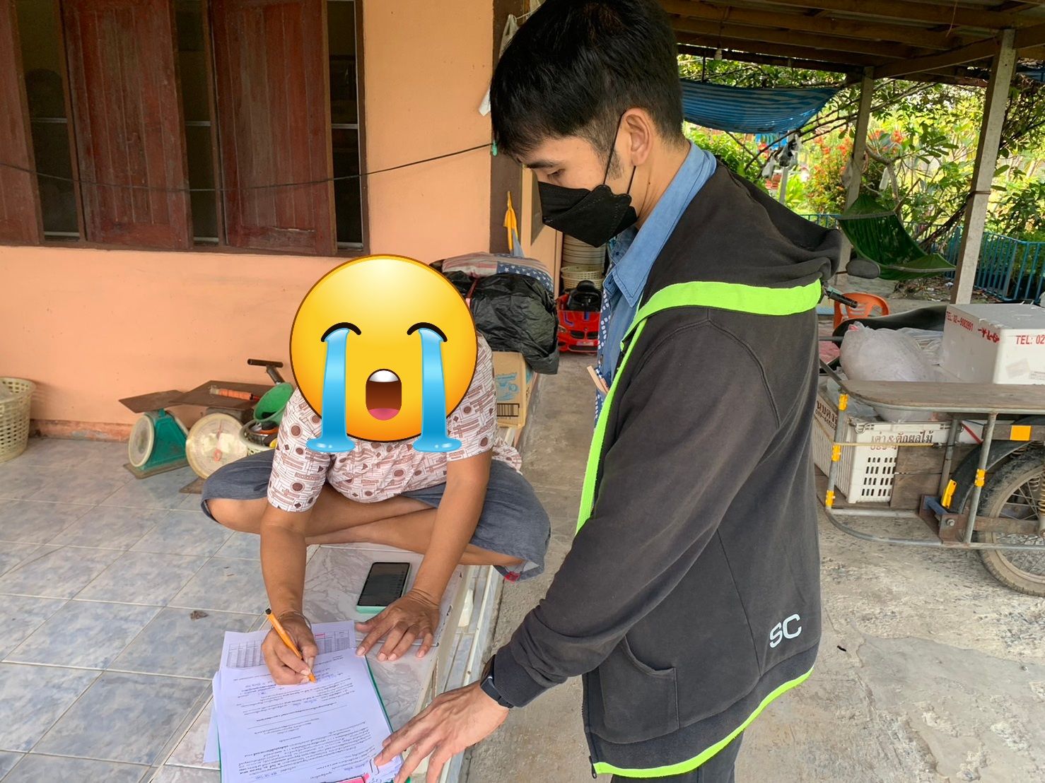 ????  พช.สมุทรสาคร  ขับเคลื่อนกิจกรรมพัฒนาชุมชน ประจำปีงบประมาณ พ.ศ. 2566 ????   วันที่ 17-18 ตุลาคม 2565 ได้ดำเนินการภายใต้การกำกับดูแลของนายณรงค์ รักร้อย ผู้ว่าราชการจังหวัดสมุทรสาคร สำนักงานพัฒนาชุมชนจังหวัดสมุทรสาคร ได้ดำเนินการขับเคลื่อนกิจกรรมพัฒนาชุมชน ประจำปีงบประมาณ พ.ศ. 2566        ?1.พื้นที่อำเภอเมืองสมุทรสาคร ณ  ตำบลนาดี  ตำบลบางน้ำจืด ตำบลบางโทรัด อำเภอเมืองสมุทรสาคร โดยร้อยตรีประพันธ์ ถึกสกุล นายอำเภอเมืองสมุทรสาคร มอบหมายให้นางณัฐภรณ์ ก่อนกำเนิด พัฒนาการอำเภอเมืองสมุทรสาคร พร้อมเจ้าหน้าที่พัฒนาชุมชนอำเภอเมืองสมุทรสาคร ดำเนินการติดตามการดำเนินงานกองทุนพัฒนาบทบาทสตรี เพื่อยืนยันยอดชำระหนี้ และชี้แจงวิธีการชำระเงินคืน เพื่อป้องกันปัญหาหนี้เกินกำหนดชำระคืน และ ณ ตำบลบางกระเจ้า ตำบลนาโคก อำเภอเมืองสมุทรสาคร ดำเนินการมอบทุนอุปการะเด็กของกองทุนพัฒนาเด็กชนบท ในพระราชูปถัมภ์สมเด็จพระเทพรัตนราชสุดาฯ สยามบรมราชกุมารี        ?2. พื้นที่อำเภอกระทุ่มแบน ณ ห้องประชุมสำนักงานพัฒนาชุมชนอำเภอกระทุ่มแบน นายบรรพต จันทรวงษ์ นายอำเภอกระทุ่มแบน  มอบหมายให้นายอรรถพงศ์ สงวนเดือน พัฒนาการอำเภอกระทุ่มแบน พร้อมด้วยเจ้าหน้าที่พัฒนาชุมชนอำเภอกระทุ่มแบน ดำเนินการติดตามการดำเนินงานกองทุนพัฒนาบทบาทสตรี เพื่อยืนยันยอดชำระหนี้ และชี้แจงวิธีการชำระเงินคืน เพื่อป้องกันปัญหาหนี้เกินกำหนดชำระคืน       ?3. พื้นที่อำเภอบ้านแพ้ว ณ ตำบลบ้านแพ้ว ตำบลหนองบัว และตำบลอำแพง อำเภอบ้านแพ้ว นายพิรุณโรจน์ นาคดนตรี นายอำเภอบ้านแพ้ว มอบหมายให้นายมโณ บุญวรรโณ พัฒนาการอำเภอบ้านแพ้ว พร้อมด้วยเจ้าหน้าที่พัฒนาชุมชนอำเภอบ้านแพ้ว ดำเนินการติดตามการดำเนินงานกองทุนพัฒนาบทบาทสตรี เพื่อยืนยันยอดชำระหนี้ และชี้แจงวิธีการชำระเงินคืน เพื่อป้องกันปัญหาหนี้เกินกำหนดชำระคืน       #SMART SK  #โคกหนองนา #โคกหนองนาโมเดล #โคกหนองนาพัฒนาชุมชน #World soil Day #World soil Day CDD #UNFAO #SEPtoSDGs #SDGforAll@kmit #ปิดหมู่บ้าน 3 เดือนพวกเราอยู่ได้ #108อาชีพแก้จนพัฒนาคนทุกช่วงวัย wecareaboutyou #Changeforgood  ? ภาพ/ข่าว…ทีมงาน พช.อำเภอเมืองสมุทรสาคร/พช.อำเภอกระทุ่มแบน/พช.อำเภอบ้านแพ้ว