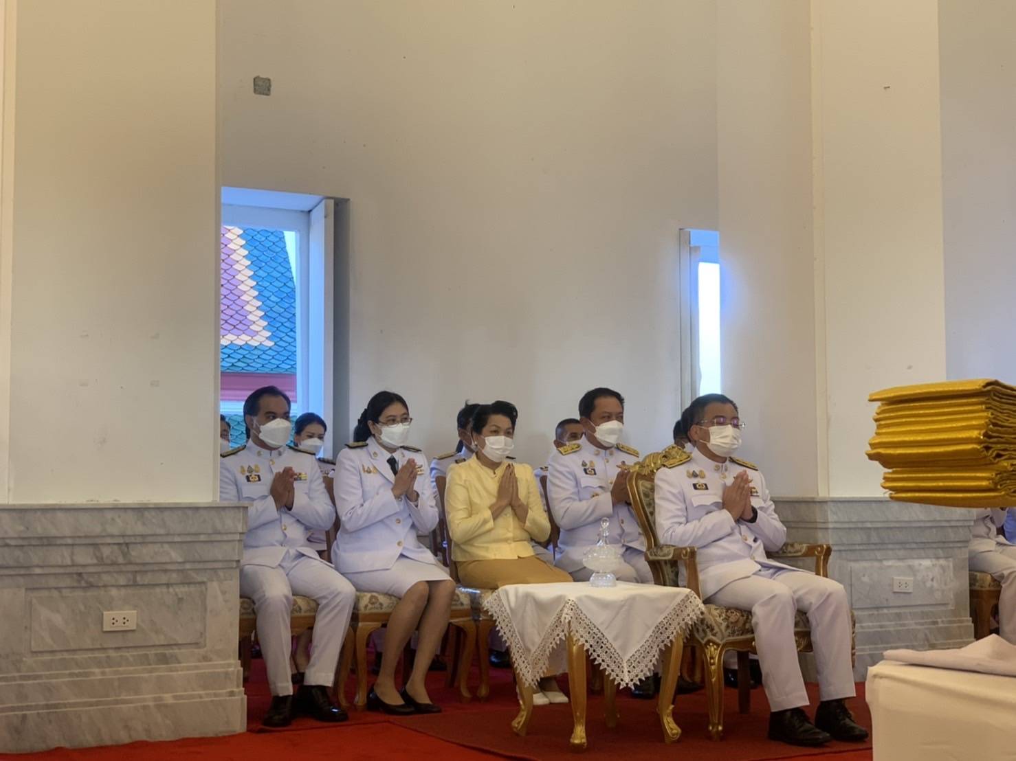 ???? พช.สมุทรสาคร….ร่วมกิจกรรมเนื่องในวันคล้ายวันสวรรคต พระบาทสมเด็จพระบรมชนกาธิเบศร มหาภูมิพลอดุลยเดชมหาราช บรมนาถบพิตร????       วันที่ 13 ตุลาคม 2565  นายณรงค์ รักร้อย ผู้ว่าราชการจังหวัดสมุทรสาคร ประธานในพิธี พร้อมด้วย รองผู้ว่าราชการจังหวัดสมุทรสาคร หัวหน้าส่วนราชการ กลุ่ม องค์กร และประชาชน เข้าร่วมกิจกรรมน้อมรำลึกในพระมหากรุณาธิคุณ และกิจกรรมจิตอาสา เนื่องในวันคล้ายวันสวรรคต พระบาทสมเด็จพระบรมชนกาธิเบศร มหาภูมิพลอดุลยเดชมหาราช บรมนาถบพิตร ดังนี้    ?1. เวลา 07.00 น. ณ วัดเจษฎาราม พระอารามหลวง ตำบลมหาชัย อำเภอเมืองสมุทรสาคร จังหวัดสมุทรสาคร พิธีทำบุญตักบาตรถวายพระราชกุศล จำนวน 89 รูป โดยนางศลิษา ม่วงใหม่ พัฒนาการจังหวัดสมุทรสาคร นางปวีณรัตน์ บุตรวงศ์ ผู้อำนวยการกลุ่มงานประสานและสนับสนุนการบริหารงานพัฒนาชุมชน พร้อมเจ้าหน้าที่พัฒนาชุมชนจังหวัด เข้าร่วมกิจกรรมทำบุญตักบาตรถวายพระราชกุศลฯ โดยพร้อมเพรียงกัน     ✊️2. เวลา 10.00 น. ณ ริมคลองกระทุ่มแบนหน้าโรงเรียนอนุบาลเทศบาลเมืองคลองมะเดื่อ ตำบลคลองมะเดื่อ อำเภอกระทุ่มแบน จังหวัดสมุทรสาคร โดยนางศลิษา ม่วงใหม่ พัฒนาการจังหวัดสมุทรสาคร นายทศพร แก้วดี ผู้อำนวยการกลุ่มงานสารสนเทศการพัฒนาชุมชน นายอรรถพงศ์ สงวนเดือน พัฒนาการอำเภอกระทุ่มแบน พร้อมเจ้าหน้าที่พัฒนาชุมชนจังหวัด และอำเภอกระทุ่มแบน เข้าร่วมกิจกรรมจิตอาสาพัฒนาปรับปรุงภูมิทัศน์คลองกระทุ่มแบนฯ โดยพร้อมเพรียงกัน     ?3. เวลา 17.00 น. ณ ลานหน้าอาคารศาลากลางจังหวัดสมุทรสาคร (หลังเก่า) ตำบลมหาชัย อำเภอเมืองสมุทรสาคร จังหวัดสมุทรสาคร โดยนางศลิษา ม่วงใหม่ พัฒนาการจังหวัดสมุทรสาคร นายกิตติเชษฐ์ ทุ่งสะโร ผู้อำนวยการกลุ่มงานส่งเสริมการพัฒนาชุมชน นางณัฐภรณ์ ก่อนกำเนิด พัฒนาการอำเภอเมืองสมุทรสาคร พร้อมเจ้าหน้าที่พัฒนาชุมชนจังหวัด และอำเภอเมืองสมุทรสาคร ร่วมพิธีวางพวงมาลาเบื้องหน้าพระบรมฉายาลักษณ์พระบาทสมเด็จพระบรมชนกาธิเบศร มหาภูมิพลอดุลยเดชมหาราช บรมนาถบพิตร และยืนสงบนิ่งน้อมรำลึกในพระมหากรุณาธิคุณ โดยพร้อมเพรียงกัน     #SMART SK   # โคกหนองนา #โคกหนองนาโมเดล #โคกหนองนาพัฒนาชุมชน #World soil Day #World soil Day CDD #UNFAO #SEPtoSDGs #SDGforAll@kmit #ปิดหมู่บ้าน 3 เดือนพวกเราอยู่ได้ #108อาชีพแก้จนพัฒนาคนทุกช่วงวัย wecareaboutyou #Changeforgood   ? ภาพ/ข่าว…ทีมงานสารสนเทศการพัฒนาชุมชน พช.สมุทรสาคร/ทีมงานพัฒนาชุมชนอำเภอทุกอำเภอ