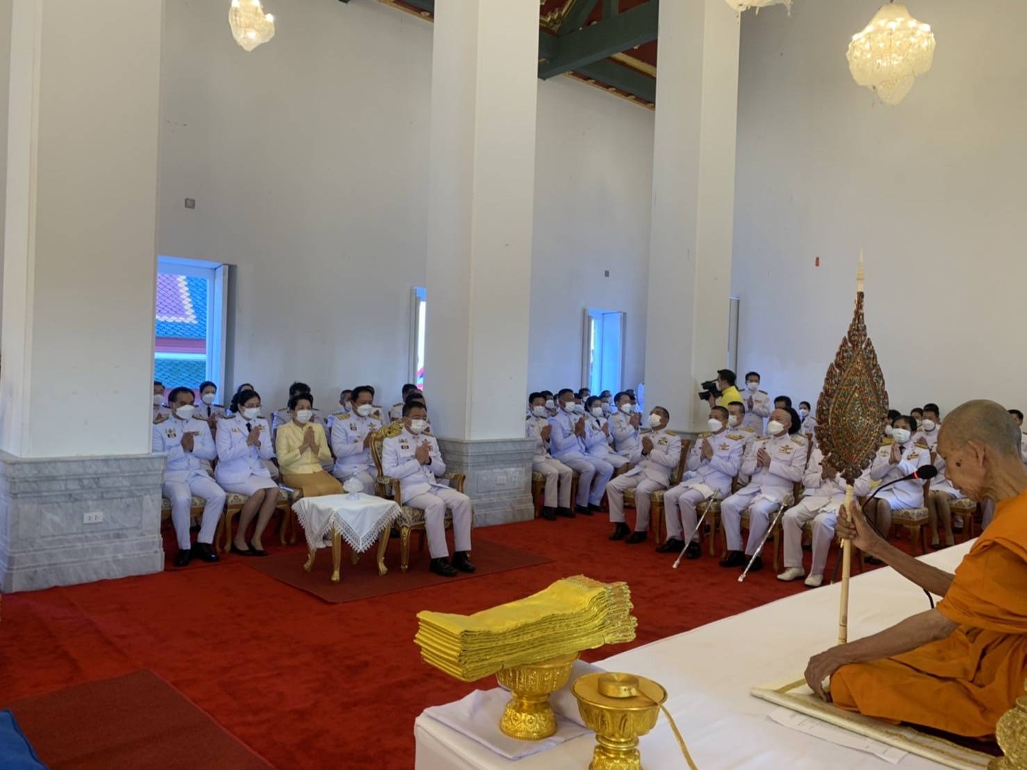 ???? พช.สมุทรสาคร….ร่วมกิจกรรมเนื่องในวันคล้ายวันสวรรคต พระบาทสมเด็จพระบรมชนกาธิเบศร มหาภูมิพลอดุลยเดชมหาราช บรมนาถบพิตร????       วันที่ 13 ตุลาคม 2565  นายณรงค์ รักร้อย ผู้ว่าราชการจังหวัดสมุทรสาคร ประธานในพิธี พร้อมด้วย รองผู้ว่าราชการจังหวัดสมุทรสาคร หัวหน้าส่วนราชการ กลุ่ม องค์กร และประชาชน เข้าร่วมกิจกรรมน้อมรำลึกในพระมหากรุณาธิคุณ และกิจกรรมจิตอาสา เนื่องในวันคล้ายวันสวรรคต พระบาทสมเด็จพระบรมชนกาธิเบศร มหาภูมิพลอดุลยเดชมหาราช บรมนาถบพิตร ดังนี้    ?1. เวลา 07.00 น. ณ วัดเจษฎาราม พระอารามหลวง ตำบลมหาชัย อำเภอเมืองสมุทรสาคร จังหวัดสมุทรสาคร พิธีทำบุญตักบาตรถวายพระราชกุศล จำนวน 89 รูป โดยนางศลิษา ม่วงใหม่ พัฒนาการจังหวัดสมุทรสาคร นางปวีณรัตน์ บุตรวงศ์ ผู้อำนวยการกลุ่มงานประสานและสนับสนุนการบริหารงานพัฒนาชุมชน พร้อมเจ้าหน้าที่พัฒนาชุมชนจังหวัด เข้าร่วมกิจกรรมทำบุญตักบาตรถวายพระราชกุศลฯ โดยพร้อมเพรียงกัน     ✊️2. เวลา 10.00 น. ณ ริมคลองกระทุ่มแบนหน้าโรงเรียนอนุบาลเทศบาลเมืองคลองมะเดื่อ ตำบลคลองมะเดื่อ อำเภอกระทุ่มแบน จังหวัดสมุทรสาคร โดยนางศลิษา ม่วงใหม่ พัฒนาการจังหวัดสมุทรสาคร นายทศพร แก้วดี ผู้อำนวยการกลุ่มงานสารสนเทศการพัฒนาชุมชน นายอรรถพงศ์ สงวนเดือน พัฒนาการอำเภอกระทุ่มแบน พร้อมเจ้าหน้าที่พัฒนาชุมชนจังหวัด และอำเภอกระทุ่มแบน เข้าร่วมกิจกรรมจิตอาสาพัฒนาปรับปรุงภูมิทัศน์คลองกระทุ่มแบนฯ โดยพร้อมเพรียงกัน     ?3. เวลา 17.00 น. ณ ลานหน้าอาคารศาลากลางจังหวัดสมุทรสาคร (หลังเก่า) ตำบลมหาชัย อำเภอเมืองสมุทรสาคร จังหวัดสมุทรสาคร โดยนางศลิษา ม่วงใหม่ พัฒนาการจังหวัดสมุทรสาคร นายกิตติเชษฐ์ ทุ่งสะโร ผู้อำนวยการกลุ่มงานส่งเสริมการพัฒนาชุมชน นางณัฐภรณ์ ก่อนกำเนิด พัฒนาการอำเภอเมืองสมุทรสาคร พร้อมเจ้าหน้าที่พัฒนาชุมชนจังหวัด และอำเภอเมืองสมุทรสาคร ร่วมพิธีวางพวงมาลาเบื้องหน้าพระบรมฉายาลักษณ์พระบาทสมเด็จพระบรมชนกาธิเบศร มหาภูมิพลอดุลยเดชมหาราช บรมนาถบพิตร และยืนสงบนิ่งน้อมรำลึกในพระมหากรุณาธิคุณ โดยพร้อมเพรียงกัน     #SMART SK   # โคกหนองนา #โคกหนองนาโมเดล #โคกหนองนาพัฒนาชุมชน #World soil Day #World soil Day CDD #UNFAO #SEPtoSDGs #SDGforAll@kmit #ปิดหมู่บ้าน 3 เดือนพวกเราอยู่ได้ #108อาชีพแก้จนพัฒนาคนทุกช่วงวัย wecareaboutyou #Changeforgood   ? ภาพ/ข่าว…ทีมงานสารสนเทศการพัฒนาชุมชน พช.สมุทรสาคร/ทีมงานพัฒนาชุมชนอำเภอทุกอำเภอ