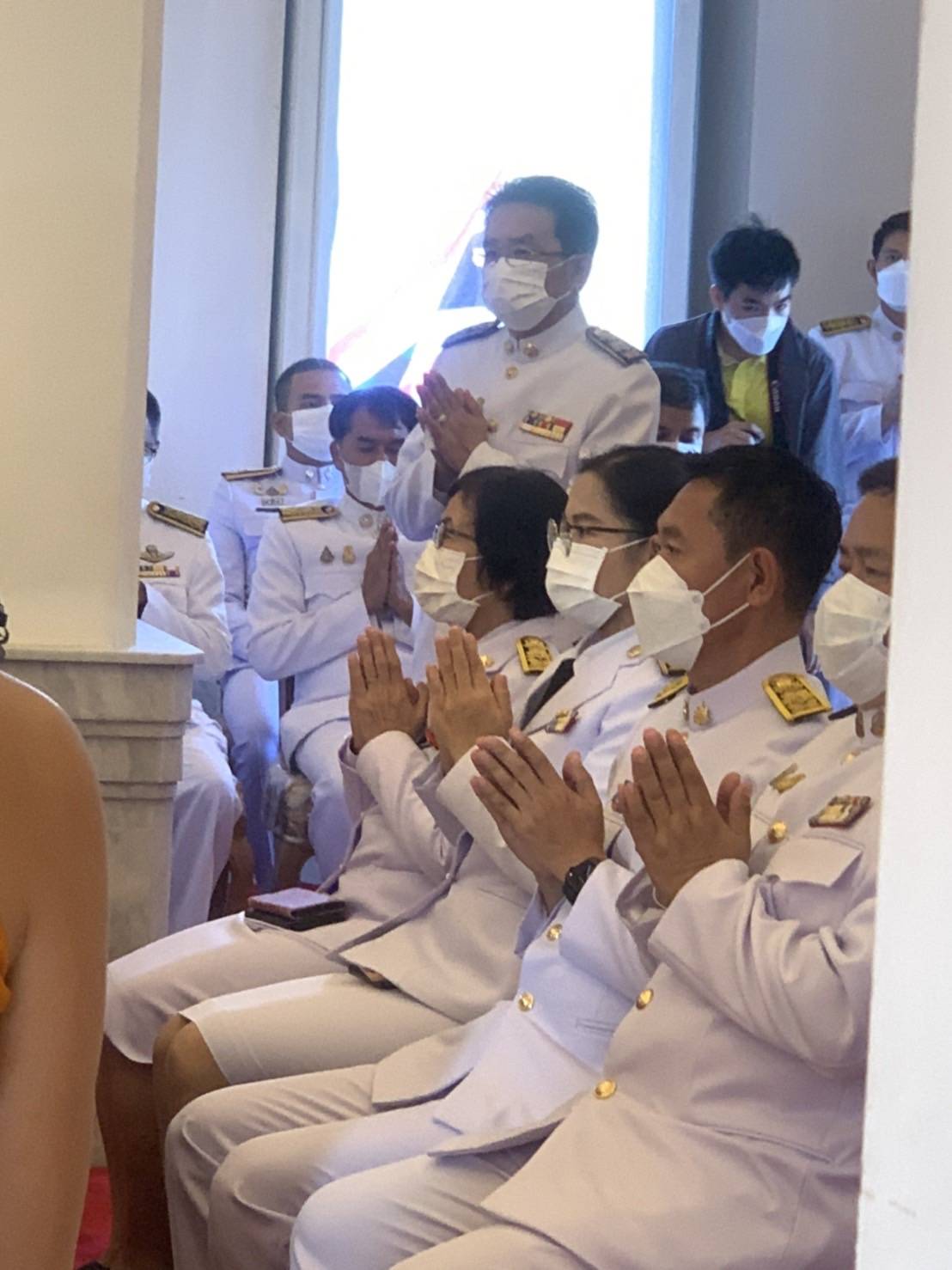 ???? พช.สมุทรสาคร….ร่วมกิจกรรมเนื่องในวันคล้ายวันสวรรคต พระบาทสมเด็จพระบรมชนกาธิเบศร มหาภูมิพลอดุลยเดชมหาราช บรมนาถบพิตร????       วันที่ 13 ตุลาคม 2565  นายณรงค์ รักร้อย ผู้ว่าราชการจังหวัดสมุทรสาคร ประธานในพิธี พร้อมด้วย รองผู้ว่าราชการจังหวัดสมุทรสาคร หัวหน้าส่วนราชการ กลุ่ม องค์กร และประชาชน เข้าร่วมกิจกรรมน้อมรำลึกในพระมหากรุณาธิคุณ และกิจกรรมจิตอาสา เนื่องในวันคล้ายวันสวรรคต พระบาทสมเด็จพระบรมชนกาธิเบศร มหาภูมิพลอดุลยเดชมหาราช บรมนาถบพิตร ดังนี้    ?1. เวลา 07.00 น. ณ วัดเจษฎาราม พระอารามหลวง ตำบลมหาชัย อำเภอเมืองสมุทรสาคร จังหวัดสมุทรสาคร พิธีทำบุญตักบาตรถวายพระราชกุศล จำนวน 89 รูป โดยนางศลิษา ม่วงใหม่ พัฒนาการจังหวัดสมุทรสาคร นางปวีณรัตน์ บุตรวงศ์ ผู้อำนวยการกลุ่มงานประสานและสนับสนุนการบริหารงานพัฒนาชุมชน พร้อมเจ้าหน้าที่พัฒนาชุมชนจังหวัด เข้าร่วมกิจกรรมทำบุญตักบาตรถวายพระราชกุศลฯ โดยพร้อมเพรียงกัน     ✊️2. เวลา 10.00 น. ณ ริมคลองกระทุ่มแบนหน้าโรงเรียนอนุบาลเทศบาลเมืองคลองมะเดื่อ ตำบลคลองมะเดื่อ อำเภอกระทุ่มแบน จังหวัดสมุทรสาคร โดยนางศลิษา ม่วงใหม่ พัฒนาการจังหวัดสมุทรสาคร นายทศพร แก้วดี ผู้อำนวยการกลุ่มงานสารสนเทศการพัฒนาชุมชน นายอรรถพงศ์ สงวนเดือน พัฒนาการอำเภอกระทุ่มแบน พร้อมเจ้าหน้าที่พัฒนาชุมชนจังหวัด และอำเภอกระทุ่มแบน เข้าร่วมกิจกรรมจิตอาสาพัฒนาปรับปรุงภูมิทัศน์คลองกระทุ่มแบนฯ โดยพร้อมเพรียงกัน     ?3. เวลา 17.00 น. ณ ลานหน้าอาคารศาลากลางจังหวัดสมุทรสาคร (หลังเก่า) ตำบลมหาชัย อำเภอเมืองสมุทรสาคร จังหวัดสมุทรสาคร โดยนางศลิษา ม่วงใหม่ พัฒนาการจังหวัดสมุทรสาคร นายกิตติเชษฐ์ ทุ่งสะโร ผู้อำนวยการกลุ่มงานส่งเสริมการพัฒนาชุมชน นางณัฐภรณ์ ก่อนกำเนิด พัฒนาการอำเภอเมืองสมุทรสาคร พร้อมเจ้าหน้าที่พัฒนาชุมชนจังหวัด และอำเภอเมืองสมุทรสาคร ร่วมพิธีวางพวงมาลาเบื้องหน้าพระบรมฉายาลักษณ์พระบาทสมเด็จพระบรมชนกาธิเบศร มหาภูมิพลอดุลยเดชมหาราช บรมนาถบพิตร และยืนสงบนิ่งน้อมรำลึกในพระมหากรุณาธิคุณ โดยพร้อมเพรียงกัน     #SMART SK   # โคกหนองนา #โคกหนองนาโมเดล #โคกหนองนาพัฒนาชุมชน #World soil Day #World soil Day CDD #UNFAO #SEPtoSDGs #SDGforAll@kmit #ปิดหมู่บ้าน 3 เดือนพวกเราอยู่ได้ #108อาชีพแก้จนพัฒนาคนทุกช่วงวัย wecareaboutyou #Changeforgood   ? ภาพ/ข่าว…ทีมงานสารสนเทศการพัฒนาชุมชน พช.สมุทรสาคร/ทีมงานพัฒนาชุมชนอำเภอทุกอำเภอ