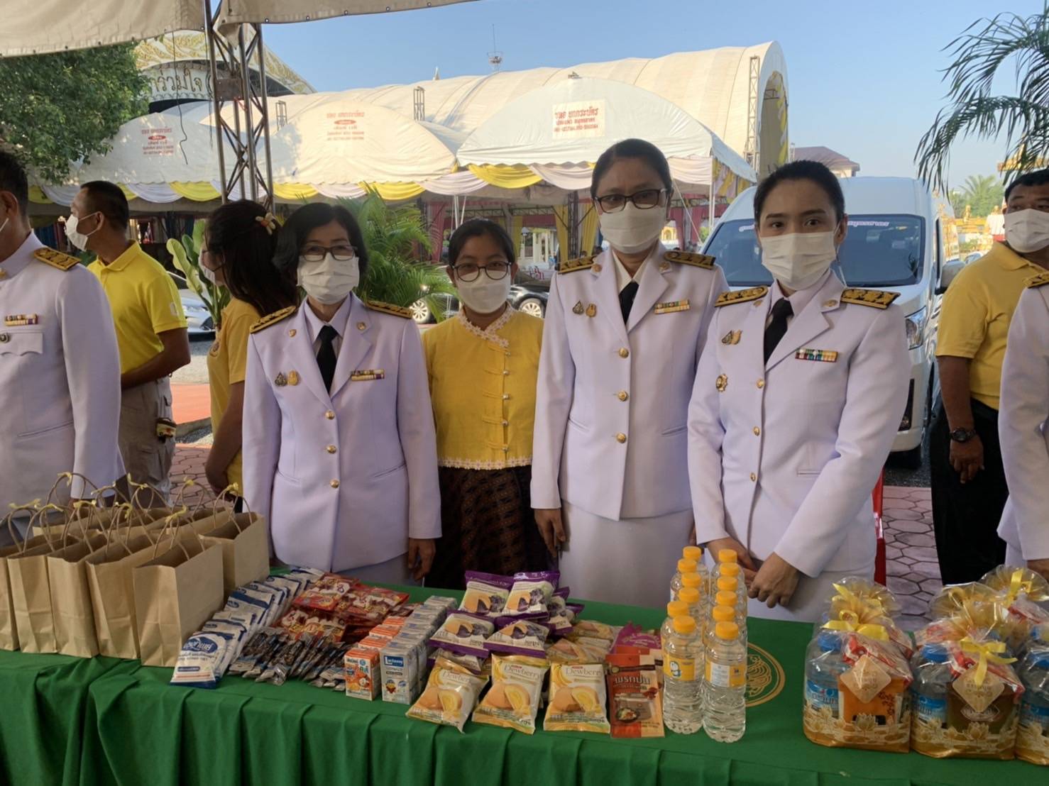 ???? พช.สมุทรสาคร….ร่วมกิจกรรมเนื่องในวันคล้ายวันสวรรคต พระบาทสมเด็จพระบรมชนกาธิเบศร มหาภูมิพลอดุลยเดชมหาราช บรมนาถบพิตร????       วันที่ 13 ตุลาคม 2565  นายณรงค์ รักร้อย ผู้ว่าราชการจังหวัดสมุทรสาคร ประธานในพิธี พร้อมด้วย รองผู้ว่าราชการจังหวัดสมุทรสาคร หัวหน้าส่วนราชการ กลุ่ม องค์กร และประชาชน เข้าร่วมกิจกรรมน้อมรำลึกในพระมหากรุณาธิคุณ และกิจกรรมจิตอาสา เนื่องในวันคล้ายวันสวรรคต พระบาทสมเด็จพระบรมชนกาธิเบศร มหาภูมิพลอดุลยเดชมหาราช บรมนาถบพิตร ดังนี้    ?1. เวลา 07.00 น. ณ วัดเจษฎาราม พระอารามหลวง ตำบลมหาชัย อำเภอเมืองสมุทรสาคร จังหวัดสมุทรสาคร พิธีทำบุญตักบาตรถวายพระราชกุศล จำนวน 89 รูป โดยนางศลิษา ม่วงใหม่ พัฒนาการจังหวัดสมุทรสาคร นางปวีณรัตน์ บุตรวงศ์ ผู้อำนวยการกลุ่มงานประสานและสนับสนุนการบริหารงานพัฒนาชุมชน พร้อมเจ้าหน้าที่พัฒนาชุมชนจังหวัด เข้าร่วมกิจกรรมทำบุญตักบาตรถวายพระราชกุศลฯ โดยพร้อมเพรียงกัน     ✊️2. เวลา 10.00 น. ณ ริมคลองกระทุ่มแบนหน้าโรงเรียนอนุบาลเทศบาลเมืองคลองมะเดื่อ ตำบลคลองมะเดื่อ อำเภอกระทุ่มแบน จังหวัดสมุทรสาคร โดยนางศลิษา ม่วงใหม่ พัฒนาการจังหวัดสมุทรสาคร นายทศพร แก้วดี ผู้อำนวยการกลุ่มงานสารสนเทศการพัฒนาชุมชน นายอรรถพงศ์ สงวนเดือน พัฒนาการอำเภอกระทุ่มแบน พร้อมเจ้าหน้าที่พัฒนาชุมชนจังหวัด และอำเภอกระทุ่มแบน เข้าร่วมกิจกรรมจิตอาสาพัฒนาปรับปรุงภูมิทัศน์คลองกระทุ่มแบนฯ โดยพร้อมเพรียงกัน     ?3. เวลา 17.00 น. ณ ลานหน้าอาคารศาลากลางจังหวัดสมุทรสาคร (หลังเก่า) ตำบลมหาชัย อำเภอเมืองสมุทรสาคร จังหวัดสมุทรสาคร โดยนางศลิษา ม่วงใหม่ พัฒนาการจังหวัดสมุทรสาคร นายกิตติเชษฐ์ ทุ่งสะโร ผู้อำนวยการกลุ่มงานส่งเสริมการพัฒนาชุมชน นางณัฐภรณ์ ก่อนกำเนิด พัฒนาการอำเภอเมืองสมุทรสาคร พร้อมเจ้าหน้าที่พัฒนาชุมชนจังหวัด และอำเภอเมืองสมุทรสาคร ร่วมพิธีวางพวงมาลาเบื้องหน้าพระบรมฉายาลักษณ์พระบาทสมเด็จพระบรมชนกาธิเบศร มหาภูมิพลอดุลยเดชมหาราช บรมนาถบพิตร และยืนสงบนิ่งน้อมรำลึกในพระมหากรุณาธิคุณ โดยพร้อมเพรียงกัน     #SMART SK   # โคกหนองนา #โคกหนองนาโมเดล #โคกหนองนาพัฒนาชุมชน #World soil Day #World soil Day CDD #UNFAO #SEPtoSDGs #SDGforAll@kmit #ปิดหมู่บ้าน 3 เดือนพวกเราอยู่ได้ #108อาชีพแก้จนพัฒนาคนทุกช่วงวัย wecareaboutyou #Changeforgood   ? ภาพ/ข่าว…ทีมงานสารสนเทศการพัฒนาชุมชน พช.สมุทรสาคร/ทีมงานพัฒนาชุมชนอำเภอทุกอำเภอ
