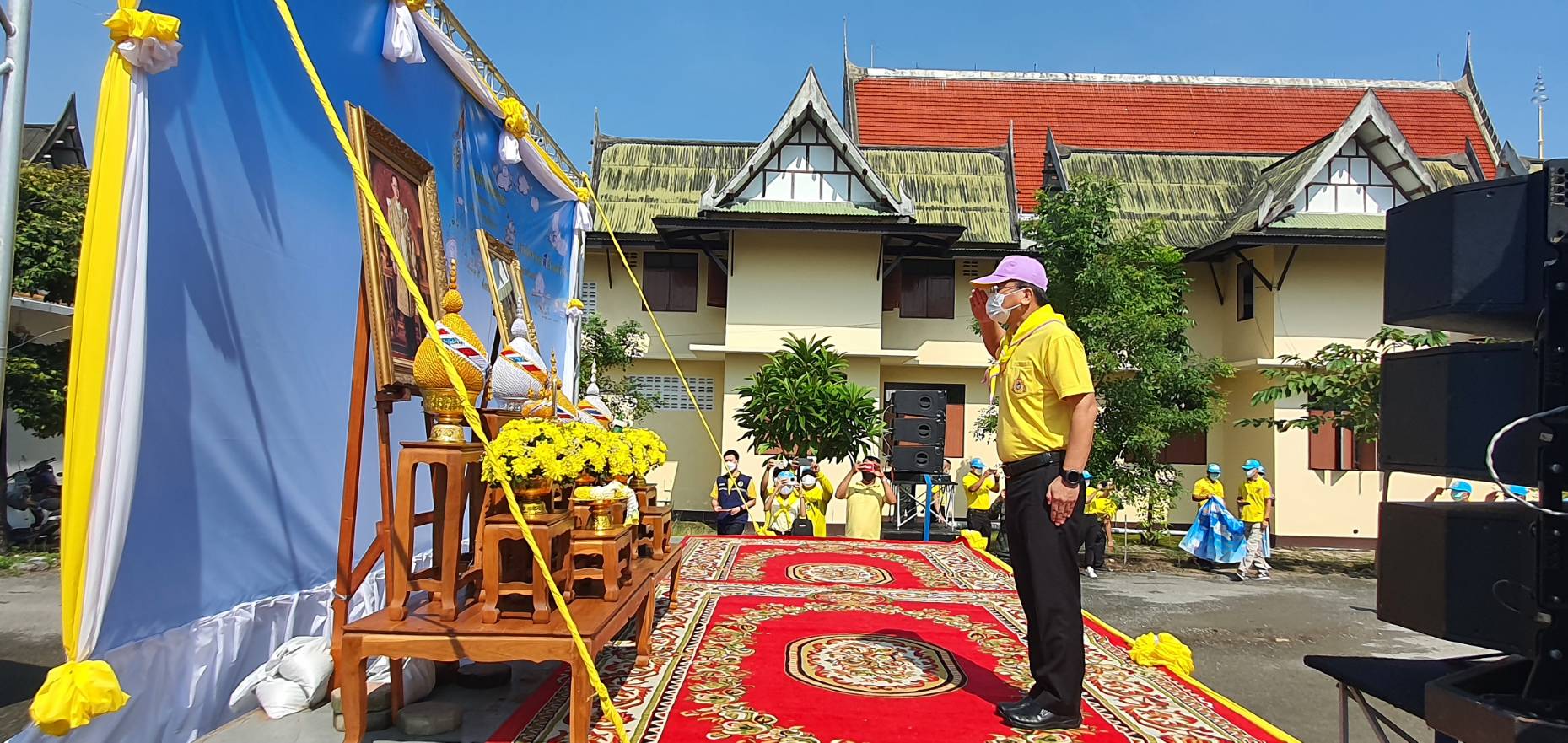 ???? พช.สมุทรสาคร….ร่วมกิจกรรมเนื่องในวันคล้ายวันสวรรคต พระบาทสมเด็จพระบรมชนกาธิเบศร มหาภูมิพลอดุลยเดชมหาราช บรมนาถบพิตร????       วันที่ 13 ตุลาคม 2565  นายณรงค์ รักร้อย ผู้ว่าราชการจังหวัดสมุทรสาคร ประธานในพิธี พร้อมด้วย รองผู้ว่าราชการจังหวัดสมุทรสาคร หัวหน้าส่วนราชการ กลุ่ม องค์กร และประชาชน เข้าร่วมกิจกรรมน้อมรำลึกในพระมหากรุณาธิคุณ และกิจกรรมจิตอาสา เนื่องในวันคล้ายวันสวรรคต พระบาทสมเด็จพระบรมชนกาธิเบศร มหาภูมิพลอดุลยเดชมหาราช บรมนาถบพิตร ดังนี้    ?1. เวลา 07.00 น. ณ วัดเจษฎาราม พระอารามหลวง ตำบลมหาชัย อำเภอเมืองสมุทรสาคร จังหวัดสมุทรสาคร พิธีทำบุญตักบาตรถวายพระราชกุศล จำนวน 89 รูป โดยนางศลิษา ม่วงใหม่ พัฒนาการจังหวัดสมุทรสาคร นางปวีณรัตน์ บุตรวงศ์ ผู้อำนวยการกลุ่มงานประสานและสนับสนุนการบริหารงานพัฒนาชุมชน พร้อมเจ้าหน้าที่พัฒนาชุมชนจังหวัด เข้าร่วมกิจกรรมทำบุญตักบาตรถวายพระราชกุศลฯ โดยพร้อมเพรียงกัน     ✊️2. เวลา 10.00 น. ณ ริมคลองกระทุ่มแบนหน้าโรงเรียนอนุบาลเทศบาลเมืองคลองมะเดื่อ ตำบลคลองมะเดื่อ อำเภอกระทุ่มแบน จังหวัดสมุทรสาคร โดยนางศลิษา ม่วงใหม่ พัฒนาการจังหวัดสมุทรสาคร นายทศพร แก้วดี ผู้อำนวยการกลุ่มงานสารสนเทศการพัฒนาชุมชน นายอรรถพงศ์ สงวนเดือน พัฒนาการอำเภอกระทุ่มแบน พร้อมเจ้าหน้าที่พัฒนาชุมชนจังหวัด และอำเภอกระทุ่มแบน เข้าร่วมกิจกรรมจิตอาสาพัฒนาปรับปรุงภูมิทัศน์คลองกระทุ่มแบนฯ โดยพร้อมเพรียงกัน     ?3. เวลา 17.00 น. ณ ลานหน้าอาคารศาลากลางจังหวัดสมุทรสาคร (หลังเก่า) ตำบลมหาชัย อำเภอเมืองสมุทรสาคร จังหวัดสมุทรสาคร โดยนางศลิษา ม่วงใหม่ พัฒนาการจังหวัดสมุทรสาคร นายกิตติเชษฐ์ ทุ่งสะโร ผู้อำนวยการกลุ่มงานส่งเสริมการพัฒนาชุมชน นางณัฐภรณ์ ก่อนกำเนิด พัฒนาการอำเภอเมืองสมุทรสาคร พร้อมเจ้าหน้าที่พัฒนาชุมชนจังหวัด และอำเภอเมืองสมุทรสาคร ร่วมพิธีวางพวงมาลาเบื้องหน้าพระบรมฉายาลักษณ์พระบาทสมเด็จพระบรมชนกาธิเบศร มหาภูมิพลอดุลยเดชมหาราช บรมนาถบพิตร และยืนสงบนิ่งน้อมรำลึกในพระมหากรุณาธิคุณ โดยพร้อมเพรียงกัน     #SMART SK   # โคกหนองนา #โคกหนองนาโมเดล #โคกหนองนาพัฒนาชุมชน #World soil Day #World soil Day CDD #UNFAO #SEPtoSDGs #SDGforAll@kmit #ปิดหมู่บ้าน 3 เดือนพวกเราอยู่ได้ #108อาชีพแก้จนพัฒนาคนทุกช่วงวัย wecareaboutyou #Changeforgood   ? ภาพ/ข่าว…ทีมงานสารสนเทศการพัฒนาชุมชน พช.สมุทรสาคร/ทีมงานพัฒนาชุมชนอำเภอทุกอำเภอ