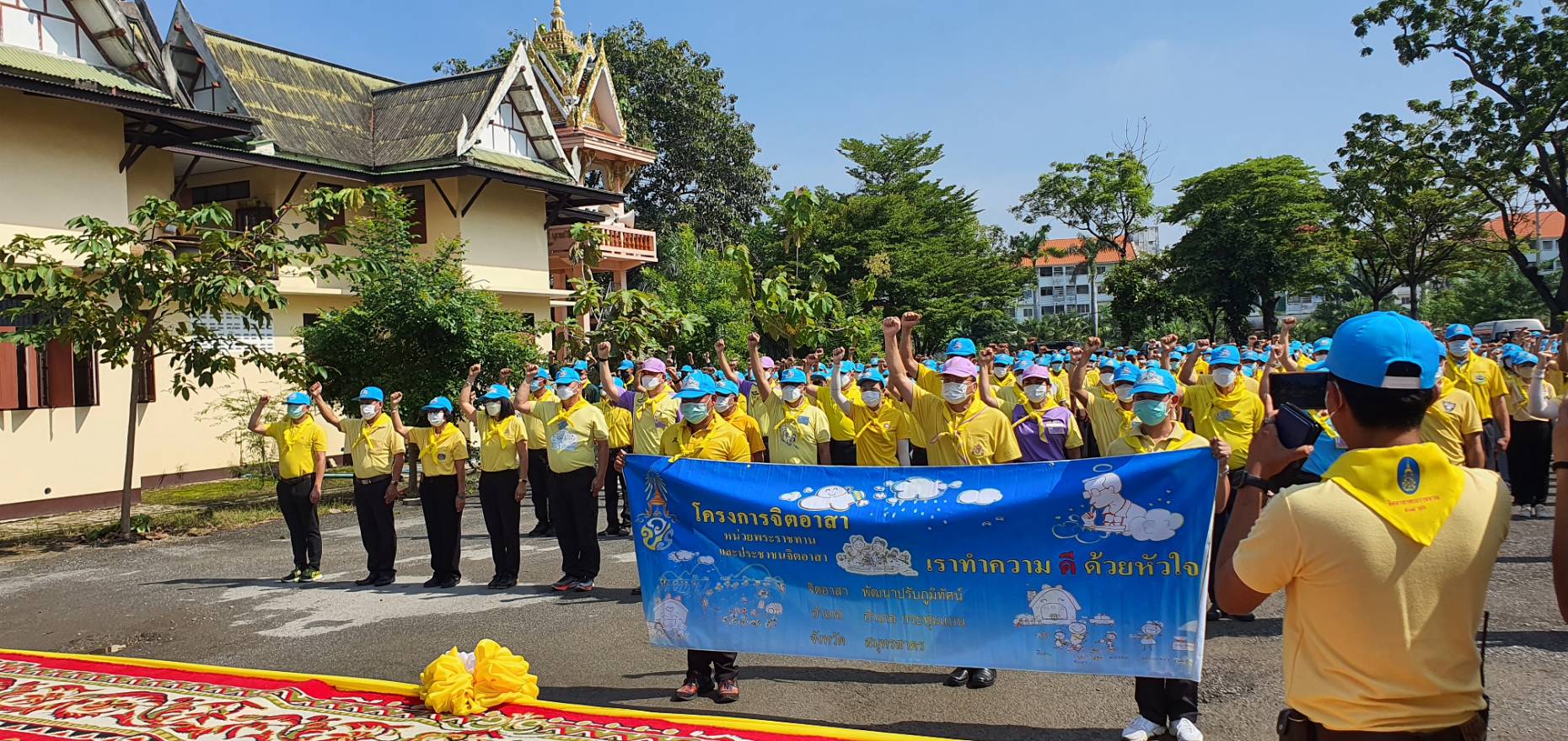 ???? พช.สมุทรสาคร….ร่วมกิจกรรมเนื่องในวันคล้ายวันสวรรคต พระบาทสมเด็จพระบรมชนกาธิเบศร มหาภูมิพลอดุลยเดชมหาราช บรมนาถบพิตร????       วันที่ 13 ตุลาคม 2565  นายณรงค์ รักร้อย ผู้ว่าราชการจังหวัดสมุทรสาคร ประธานในพิธี พร้อมด้วย รองผู้ว่าราชการจังหวัดสมุทรสาคร หัวหน้าส่วนราชการ กลุ่ม องค์กร และประชาชน เข้าร่วมกิจกรรมน้อมรำลึกในพระมหากรุณาธิคุณ และกิจกรรมจิตอาสา เนื่องในวันคล้ายวันสวรรคต พระบาทสมเด็จพระบรมชนกาธิเบศร มหาภูมิพลอดุลยเดชมหาราช บรมนาถบพิตร ดังนี้    ?1. เวลา 07.00 น. ณ วัดเจษฎาราม พระอารามหลวง ตำบลมหาชัย อำเภอเมืองสมุทรสาคร จังหวัดสมุทรสาคร พิธีทำบุญตักบาตรถวายพระราชกุศล จำนวน 89 รูป โดยนางศลิษา ม่วงใหม่ พัฒนาการจังหวัดสมุทรสาคร นางปวีณรัตน์ บุตรวงศ์ ผู้อำนวยการกลุ่มงานประสานและสนับสนุนการบริหารงานพัฒนาชุมชน พร้อมเจ้าหน้าที่พัฒนาชุมชนจังหวัด เข้าร่วมกิจกรรมทำบุญตักบาตรถวายพระราชกุศลฯ โดยพร้อมเพรียงกัน     ✊️2. เวลา 10.00 น. ณ ริมคลองกระทุ่มแบนหน้าโรงเรียนอนุบาลเทศบาลเมืองคลองมะเดื่อ ตำบลคลองมะเดื่อ อำเภอกระทุ่มแบน จังหวัดสมุทรสาคร โดยนางศลิษา ม่วงใหม่ พัฒนาการจังหวัดสมุทรสาคร นายทศพร แก้วดี ผู้อำนวยการกลุ่มงานสารสนเทศการพัฒนาชุมชน นายอรรถพงศ์ สงวนเดือน พัฒนาการอำเภอกระทุ่มแบน พร้อมเจ้าหน้าที่พัฒนาชุมชนจังหวัด และอำเภอกระทุ่มแบน เข้าร่วมกิจกรรมจิตอาสาพัฒนาปรับปรุงภูมิทัศน์คลองกระทุ่มแบนฯ โดยพร้อมเพรียงกัน     ?3. เวลา 17.00 น. ณ ลานหน้าอาคารศาลากลางจังหวัดสมุทรสาคร (หลังเก่า) ตำบลมหาชัย อำเภอเมืองสมุทรสาคร จังหวัดสมุทรสาคร โดยนางศลิษา ม่วงใหม่ พัฒนาการจังหวัดสมุทรสาคร นายกิตติเชษฐ์ ทุ่งสะโร ผู้อำนวยการกลุ่มงานส่งเสริมการพัฒนาชุมชน นางณัฐภรณ์ ก่อนกำเนิด พัฒนาการอำเภอเมืองสมุทรสาคร พร้อมเจ้าหน้าที่พัฒนาชุมชนจังหวัด และอำเภอเมืองสมุทรสาคร ร่วมพิธีวางพวงมาลาเบื้องหน้าพระบรมฉายาลักษณ์พระบาทสมเด็จพระบรมชนกาธิเบศร มหาภูมิพลอดุลยเดชมหาราช บรมนาถบพิตร และยืนสงบนิ่งน้อมรำลึกในพระมหากรุณาธิคุณ โดยพร้อมเพรียงกัน     #SMART SK   # โคกหนองนา #โคกหนองนาโมเดล #โคกหนองนาพัฒนาชุมชน #World soil Day #World soil Day CDD #UNFAO #SEPtoSDGs #SDGforAll@kmit #ปิดหมู่บ้าน 3 เดือนพวกเราอยู่ได้ #108อาชีพแก้จนพัฒนาคนทุกช่วงวัย wecareaboutyou #Changeforgood   ? ภาพ/ข่าว…ทีมงานสารสนเทศการพัฒนาชุมชน พช.สมุทรสาคร/ทีมงานพัฒนาชุมชนอำเภอทุกอำเภอ