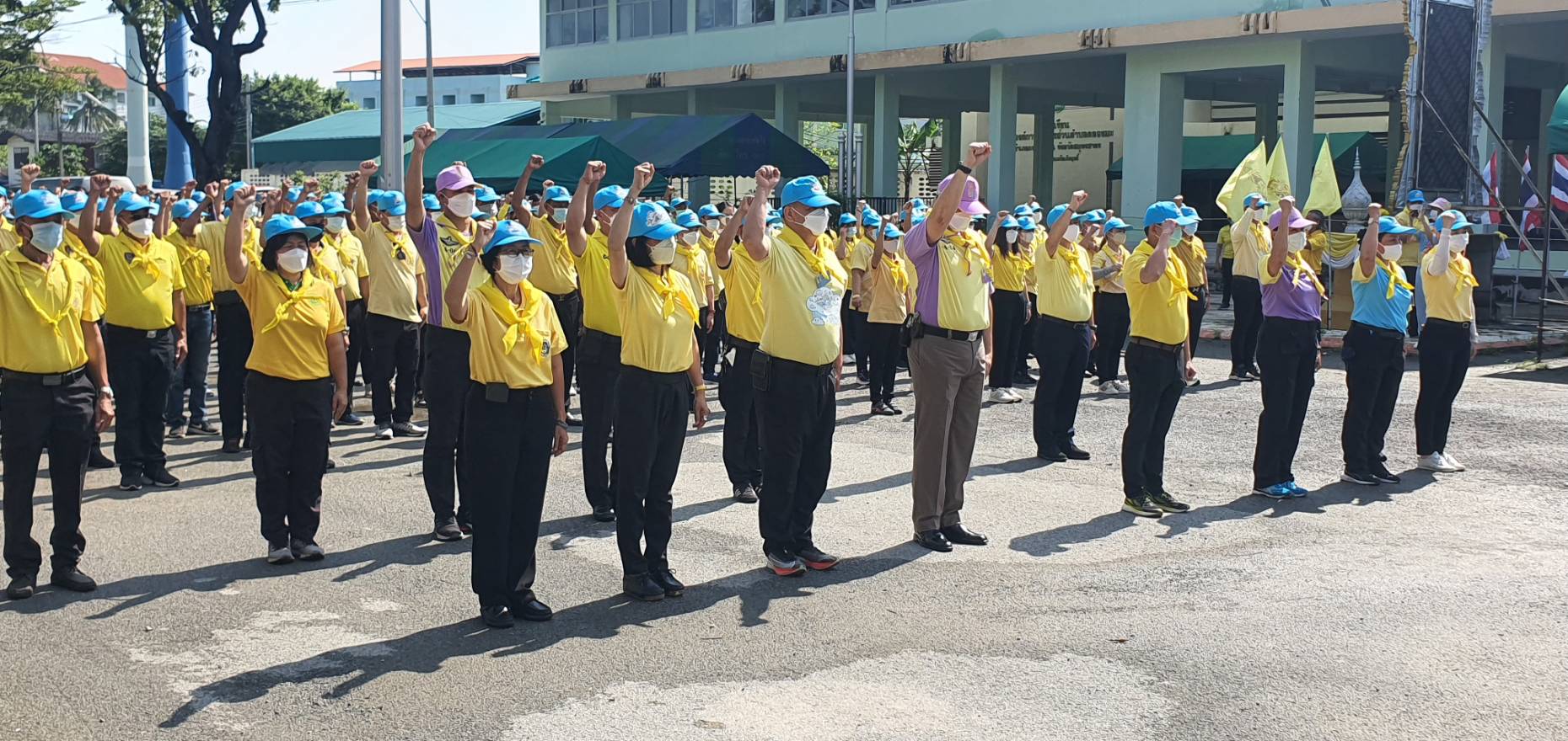 ???? พช.สมุทรสาคร….ร่วมกิจกรรมเนื่องในวันคล้ายวันสวรรคต พระบาทสมเด็จพระบรมชนกาธิเบศร มหาภูมิพลอดุลยเดชมหาราช บรมนาถบพิตร????       วันที่ 13 ตุลาคม 2565  นายณรงค์ รักร้อย ผู้ว่าราชการจังหวัดสมุทรสาคร ประธานในพิธี พร้อมด้วย รองผู้ว่าราชการจังหวัดสมุทรสาคร หัวหน้าส่วนราชการ กลุ่ม องค์กร และประชาชน เข้าร่วมกิจกรรมน้อมรำลึกในพระมหากรุณาธิคุณ และกิจกรรมจิตอาสา เนื่องในวันคล้ายวันสวรรคต พระบาทสมเด็จพระบรมชนกาธิเบศร มหาภูมิพลอดุลยเดชมหาราช บรมนาถบพิตร ดังนี้    ?1. เวลา 07.00 น. ณ วัดเจษฎาราม พระอารามหลวง ตำบลมหาชัย อำเภอเมืองสมุทรสาคร จังหวัดสมุทรสาคร พิธีทำบุญตักบาตรถวายพระราชกุศล จำนวน 89 รูป โดยนางศลิษา ม่วงใหม่ พัฒนาการจังหวัดสมุทรสาคร นางปวีณรัตน์ บุตรวงศ์ ผู้อำนวยการกลุ่มงานประสานและสนับสนุนการบริหารงานพัฒนาชุมชน พร้อมเจ้าหน้าที่พัฒนาชุมชนจังหวัด เข้าร่วมกิจกรรมทำบุญตักบาตรถวายพระราชกุศลฯ โดยพร้อมเพรียงกัน     ✊️2. เวลา 10.00 น. ณ ริมคลองกระทุ่มแบนหน้าโรงเรียนอนุบาลเทศบาลเมืองคลองมะเดื่อ ตำบลคลองมะเดื่อ อำเภอกระทุ่มแบน จังหวัดสมุทรสาคร โดยนางศลิษา ม่วงใหม่ พัฒนาการจังหวัดสมุทรสาคร นายทศพร แก้วดี ผู้อำนวยการกลุ่มงานสารสนเทศการพัฒนาชุมชน นายอรรถพงศ์ สงวนเดือน พัฒนาการอำเภอกระทุ่มแบน พร้อมเจ้าหน้าที่พัฒนาชุมชนจังหวัด และอำเภอกระทุ่มแบน เข้าร่วมกิจกรรมจิตอาสาพัฒนาปรับปรุงภูมิทัศน์คลองกระทุ่มแบนฯ โดยพร้อมเพรียงกัน     ?3. เวลา 17.00 น. ณ ลานหน้าอาคารศาลากลางจังหวัดสมุทรสาคร (หลังเก่า) ตำบลมหาชัย อำเภอเมืองสมุทรสาคร จังหวัดสมุทรสาคร โดยนางศลิษา ม่วงใหม่ พัฒนาการจังหวัดสมุทรสาคร นายกิตติเชษฐ์ ทุ่งสะโร ผู้อำนวยการกลุ่มงานส่งเสริมการพัฒนาชุมชน นางณัฐภรณ์ ก่อนกำเนิด พัฒนาการอำเภอเมืองสมุทรสาคร พร้อมเจ้าหน้าที่พัฒนาชุมชนจังหวัด และอำเภอเมืองสมุทรสาคร ร่วมพิธีวางพวงมาลาเบื้องหน้าพระบรมฉายาลักษณ์พระบาทสมเด็จพระบรมชนกาธิเบศร มหาภูมิพลอดุลยเดชมหาราช บรมนาถบพิตร และยืนสงบนิ่งน้อมรำลึกในพระมหากรุณาธิคุณ โดยพร้อมเพรียงกัน     #SMART SK   # โคกหนองนา #โคกหนองนาโมเดล #โคกหนองนาพัฒนาชุมชน #World soil Day #World soil Day CDD #UNFAO #SEPtoSDGs #SDGforAll@kmit #ปิดหมู่บ้าน 3 เดือนพวกเราอยู่ได้ #108อาชีพแก้จนพัฒนาคนทุกช่วงวัย wecareaboutyou #Changeforgood   ? ภาพ/ข่าว…ทีมงานสารสนเทศการพัฒนาชุมชน พช.สมุทรสาคร/ทีมงานพัฒนาชุมชนอำเภอทุกอำเภอ