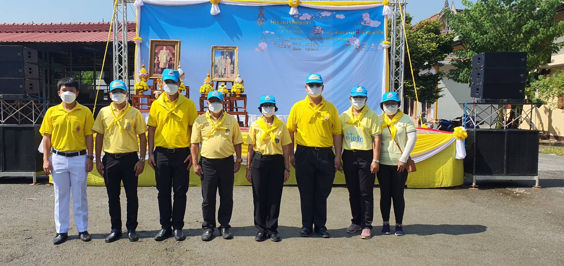 ???? พช.สมุทรสาคร….ร่วมกิจกรรมเนื่องในวันคล้ายวันสวรรคต พระบาทสมเด็จพระบรมชนกาธิเบศร มหาภูมิพลอดุลยเดชมหาราช บรมนาถบพิตร????       วันที่ 13 ตุลาคม 2565  นายณรงค์ รักร้อย ผู้ว่าราชการจังหวัดสมุทรสาคร ประธานในพิธี พร้อมด้วย รองผู้ว่าราชการจังหวัดสมุทรสาคร หัวหน้าส่วนราชการ กลุ่ม องค์กร และประชาชน เข้าร่วมกิจกรรมน้อมรำลึกในพระมหากรุณาธิคุณ และกิจกรรมจิตอาสา เนื่องในวันคล้ายวันสวรรคต พระบาทสมเด็จพระบรมชนกาธิเบศร มหาภูมิพลอดุลยเดชมหาราช บรมนาถบพิตร ดังนี้    ?1. เวลา 07.00 น. ณ วัดเจษฎาราม พระอารามหลวง ตำบลมหาชัย อำเภอเมืองสมุทรสาคร จังหวัดสมุทรสาคร พิธีทำบุญตักบาตรถวายพระราชกุศล จำนวน 89 รูป โดยนางศลิษา ม่วงใหม่ พัฒนาการจังหวัดสมุทรสาคร นางปวีณรัตน์ บุตรวงศ์ ผู้อำนวยการกลุ่มงานประสานและสนับสนุนการบริหารงานพัฒนาชุมชน พร้อมเจ้าหน้าที่พัฒนาชุมชนจังหวัด เข้าร่วมกิจกรรมทำบุญตักบาตรถวายพระราชกุศลฯ โดยพร้อมเพรียงกัน     ✊️2. เวลา 10.00 น. ณ ริมคลองกระทุ่มแบนหน้าโรงเรียนอนุบาลเทศบาลเมืองคลองมะเดื่อ ตำบลคลองมะเดื่อ อำเภอกระทุ่มแบน จังหวัดสมุทรสาคร โดยนางศลิษา ม่วงใหม่ พัฒนาการจังหวัดสมุทรสาคร นายทศพร แก้วดี ผู้อำนวยการกลุ่มงานสารสนเทศการพัฒนาชุมชน นายอรรถพงศ์ สงวนเดือน พัฒนาการอำเภอกระทุ่มแบน พร้อมเจ้าหน้าที่พัฒนาชุมชนจังหวัด และอำเภอกระทุ่มแบน เข้าร่วมกิจกรรมจิตอาสาพัฒนาปรับปรุงภูมิทัศน์คลองกระทุ่มแบนฯ โดยพร้อมเพรียงกัน     ?3. เวลา 17.00 น. ณ ลานหน้าอาคารศาลากลางจังหวัดสมุทรสาคร (หลังเก่า) ตำบลมหาชัย อำเภอเมืองสมุทรสาคร จังหวัดสมุทรสาคร โดยนางศลิษา ม่วงใหม่ พัฒนาการจังหวัดสมุทรสาคร นายกิตติเชษฐ์ ทุ่งสะโร ผู้อำนวยการกลุ่มงานส่งเสริมการพัฒนาชุมชน นางณัฐภรณ์ ก่อนกำเนิด พัฒนาการอำเภอเมืองสมุทรสาคร พร้อมเจ้าหน้าที่พัฒนาชุมชนจังหวัด และอำเภอเมืองสมุทรสาคร ร่วมพิธีวางพวงมาลาเบื้องหน้าพระบรมฉายาลักษณ์พระบาทสมเด็จพระบรมชนกาธิเบศร มหาภูมิพลอดุลยเดชมหาราช บรมนาถบพิตร และยืนสงบนิ่งน้อมรำลึกในพระมหากรุณาธิคุณ โดยพร้อมเพรียงกัน     #SMART SK   # โคกหนองนา #โคกหนองนาโมเดล #โคกหนองนาพัฒนาชุมชน #World soil Day #World soil Day CDD #UNFAO #SEPtoSDGs #SDGforAll@kmit #ปิดหมู่บ้าน 3 เดือนพวกเราอยู่ได้ #108อาชีพแก้จนพัฒนาคนทุกช่วงวัย wecareaboutyou #Changeforgood   ? ภาพ/ข่าว…ทีมงานสารสนเทศการพัฒนาชุมชน พช.สมุทรสาคร/ทีมงานพัฒนาชุมชนอำเภอทุกอำเภอ