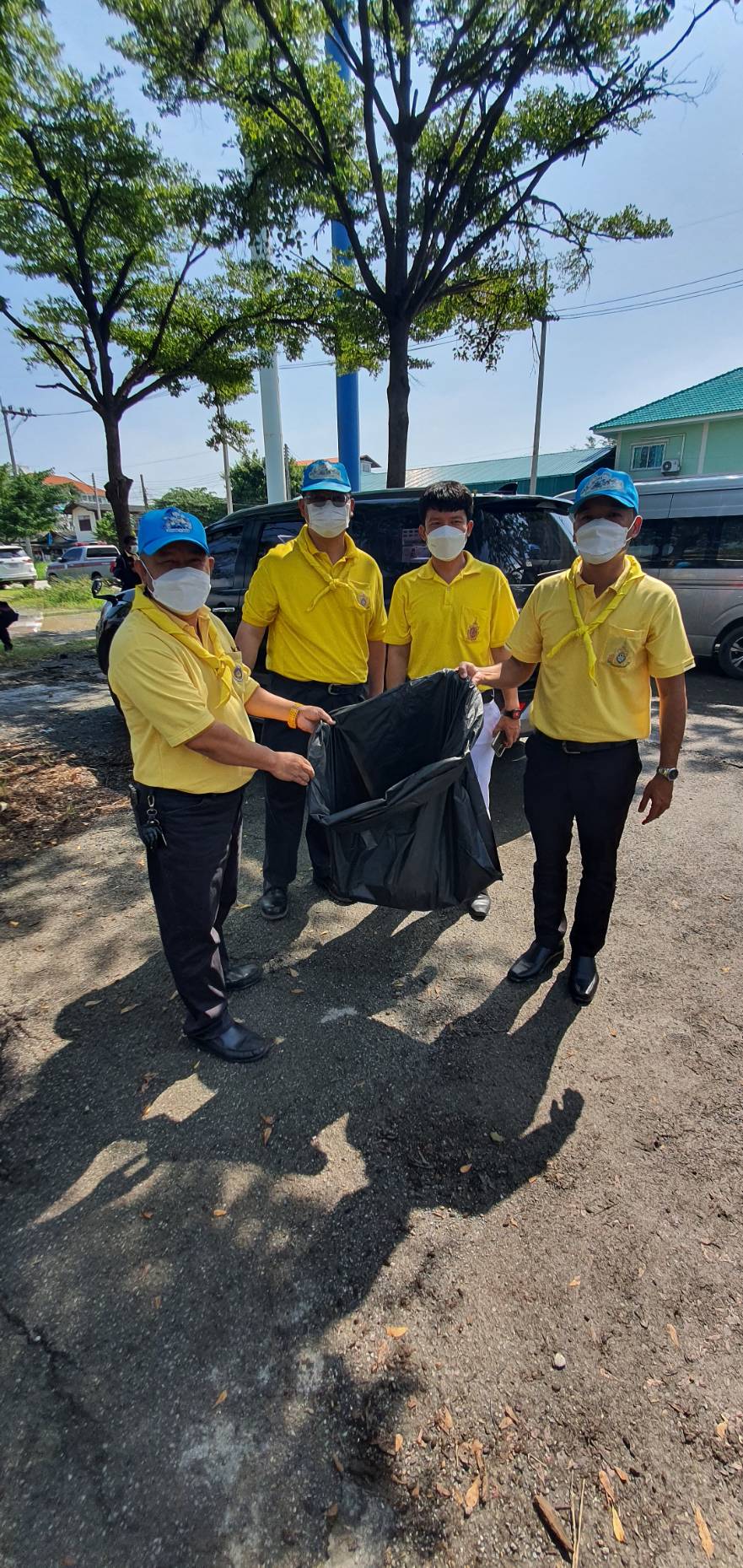 ???? พช.สมุทรสาคร….ร่วมกิจกรรมเนื่องในวันคล้ายวันสวรรคต พระบาทสมเด็จพระบรมชนกาธิเบศร มหาภูมิพลอดุลยเดชมหาราช บรมนาถบพิตร????       วันที่ 13 ตุลาคม 2565  นายณรงค์ รักร้อย ผู้ว่าราชการจังหวัดสมุทรสาคร ประธานในพิธี พร้อมด้วย รองผู้ว่าราชการจังหวัดสมุทรสาคร หัวหน้าส่วนราชการ กลุ่ม องค์กร และประชาชน เข้าร่วมกิจกรรมน้อมรำลึกในพระมหากรุณาธิคุณ และกิจกรรมจิตอาสา เนื่องในวันคล้ายวันสวรรคต พระบาทสมเด็จพระบรมชนกาธิเบศร มหาภูมิพลอดุลยเดชมหาราช บรมนาถบพิตร ดังนี้    ?1. เวลา 07.00 น. ณ วัดเจษฎาราม พระอารามหลวง ตำบลมหาชัย อำเภอเมืองสมุทรสาคร จังหวัดสมุทรสาคร พิธีทำบุญตักบาตรถวายพระราชกุศล จำนวน 89 รูป โดยนางศลิษา ม่วงใหม่ พัฒนาการจังหวัดสมุทรสาคร นางปวีณรัตน์ บุตรวงศ์ ผู้อำนวยการกลุ่มงานประสานและสนับสนุนการบริหารงานพัฒนาชุมชน พร้อมเจ้าหน้าที่พัฒนาชุมชนจังหวัด เข้าร่วมกิจกรรมทำบุญตักบาตรถวายพระราชกุศลฯ โดยพร้อมเพรียงกัน     ✊️2. เวลา 10.00 น. ณ ริมคลองกระทุ่มแบนหน้าโรงเรียนอนุบาลเทศบาลเมืองคลองมะเดื่อ ตำบลคลองมะเดื่อ อำเภอกระทุ่มแบน จังหวัดสมุทรสาคร โดยนางศลิษา ม่วงใหม่ พัฒนาการจังหวัดสมุทรสาคร นายทศพร แก้วดี ผู้อำนวยการกลุ่มงานสารสนเทศการพัฒนาชุมชน นายอรรถพงศ์ สงวนเดือน พัฒนาการอำเภอกระทุ่มแบน พร้อมเจ้าหน้าที่พัฒนาชุมชนจังหวัด และอำเภอกระทุ่มแบน เข้าร่วมกิจกรรมจิตอาสาพัฒนาปรับปรุงภูมิทัศน์คลองกระทุ่มแบนฯ โดยพร้อมเพรียงกัน     ?3. เวลา 17.00 น. ณ ลานหน้าอาคารศาลากลางจังหวัดสมุทรสาคร (หลังเก่า) ตำบลมหาชัย อำเภอเมืองสมุทรสาคร จังหวัดสมุทรสาคร โดยนางศลิษา ม่วงใหม่ พัฒนาการจังหวัดสมุทรสาคร นายกิตติเชษฐ์ ทุ่งสะโร ผู้อำนวยการกลุ่มงานส่งเสริมการพัฒนาชุมชน นางณัฐภรณ์ ก่อนกำเนิด พัฒนาการอำเภอเมืองสมุทรสาคร พร้อมเจ้าหน้าที่พัฒนาชุมชนจังหวัด และอำเภอเมืองสมุทรสาคร ร่วมพิธีวางพวงมาลาเบื้องหน้าพระบรมฉายาลักษณ์พระบาทสมเด็จพระบรมชนกาธิเบศร มหาภูมิพลอดุลยเดชมหาราช บรมนาถบพิตร และยืนสงบนิ่งน้อมรำลึกในพระมหากรุณาธิคุณ โดยพร้อมเพรียงกัน     #SMART SK   # โคกหนองนา #โคกหนองนาโมเดล #โคกหนองนาพัฒนาชุมชน #World soil Day #World soil Day CDD #UNFAO #SEPtoSDGs #SDGforAll@kmit #ปิดหมู่บ้าน 3 เดือนพวกเราอยู่ได้ #108อาชีพแก้จนพัฒนาคนทุกช่วงวัย wecareaboutyou #Changeforgood   ? ภาพ/ข่าว…ทีมงานสารสนเทศการพัฒนาชุมชน พช.สมุทรสาคร/ทีมงานพัฒนาชุมชนอำเภอทุกอำเภอ