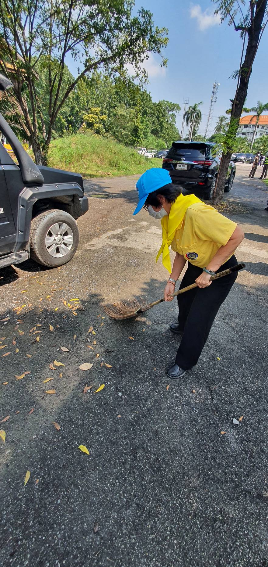 ???? พช.สมุทรสาคร….ร่วมกิจกรรมเนื่องในวันคล้ายวันสวรรคต พระบาทสมเด็จพระบรมชนกาธิเบศร มหาภูมิพลอดุลยเดชมหาราช บรมนาถบพิตร????       วันที่ 13 ตุลาคม 2565  นายณรงค์ รักร้อย ผู้ว่าราชการจังหวัดสมุทรสาคร ประธานในพิธี พร้อมด้วย รองผู้ว่าราชการจังหวัดสมุทรสาคร หัวหน้าส่วนราชการ กลุ่ม องค์กร และประชาชน เข้าร่วมกิจกรรมน้อมรำลึกในพระมหากรุณาธิคุณ และกิจกรรมจิตอาสา เนื่องในวันคล้ายวันสวรรคต พระบาทสมเด็จพระบรมชนกาธิเบศร มหาภูมิพลอดุลยเดชมหาราช บรมนาถบพิตร ดังนี้    ?1. เวลา 07.00 น. ณ วัดเจษฎาราม พระอารามหลวง ตำบลมหาชัย อำเภอเมืองสมุทรสาคร จังหวัดสมุทรสาคร พิธีทำบุญตักบาตรถวายพระราชกุศล จำนวน 89 รูป โดยนางศลิษา ม่วงใหม่ พัฒนาการจังหวัดสมุทรสาคร นางปวีณรัตน์ บุตรวงศ์ ผู้อำนวยการกลุ่มงานประสานและสนับสนุนการบริหารงานพัฒนาชุมชน พร้อมเจ้าหน้าที่พัฒนาชุมชนจังหวัด เข้าร่วมกิจกรรมทำบุญตักบาตรถวายพระราชกุศลฯ โดยพร้อมเพรียงกัน     ✊️2. เวลา 10.00 น. ณ ริมคลองกระทุ่มแบนหน้าโรงเรียนอนุบาลเทศบาลเมืองคลองมะเดื่อ ตำบลคลองมะเดื่อ อำเภอกระทุ่มแบน จังหวัดสมุทรสาคร โดยนางศลิษา ม่วงใหม่ พัฒนาการจังหวัดสมุทรสาคร นายทศพร แก้วดี ผู้อำนวยการกลุ่มงานสารสนเทศการพัฒนาชุมชน นายอรรถพงศ์ สงวนเดือน พัฒนาการอำเภอกระทุ่มแบน พร้อมเจ้าหน้าที่พัฒนาชุมชนจังหวัด และอำเภอกระทุ่มแบน เข้าร่วมกิจกรรมจิตอาสาพัฒนาปรับปรุงภูมิทัศน์คลองกระทุ่มแบนฯ โดยพร้อมเพรียงกัน     ?3. เวลา 17.00 น. ณ ลานหน้าอาคารศาลากลางจังหวัดสมุทรสาคร (หลังเก่า) ตำบลมหาชัย อำเภอเมืองสมุทรสาคร จังหวัดสมุทรสาคร โดยนางศลิษา ม่วงใหม่ พัฒนาการจังหวัดสมุทรสาคร นายกิตติเชษฐ์ ทุ่งสะโร ผู้อำนวยการกลุ่มงานส่งเสริมการพัฒนาชุมชน นางณัฐภรณ์ ก่อนกำเนิด พัฒนาการอำเภอเมืองสมุทรสาคร พร้อมเจ้าหน้าที่พัฒนาชุมชนจังหวัด และอำเภอเมืองสมุทรสาคร ร่วมพิธีวางพวงมาลาเบื้องหน้าพระบรมฉายาลักษณ์พระบาทสมเด็จพระบรมชนกาธิเบศร มหาภูมิพลอดุลยเดชมหาราช บรมนาถบพิตร และยืนสงบนิ่งน้อมรำลึกในพระมหากรุณาธิคุณ โดยพร้อมเพรียงกัน     #SMART SK   # โคกหนองนา #โคกหนองนาโมเดล #โคกหนองนาพัฒนาชุมชน #World soil Day #World soil Day CDD #UNFAO #SEPtoSDGs #SDGforAll@kmit #ปิดหมู่บ้าน 3 เดือนพวกเราอยู่ได้ #108อาชีพแก้จนพัฒนาคนทุกช่วงวัย wecareaboutyou #Changeforgood   ? ภาพ/ข่าว…ทีมงานสารสนเทศการพัฒนาชุมชน พช.สมุทรสาคร/ทีมงานพัฒนาชุมชนอำเภอทุกอำเภอ