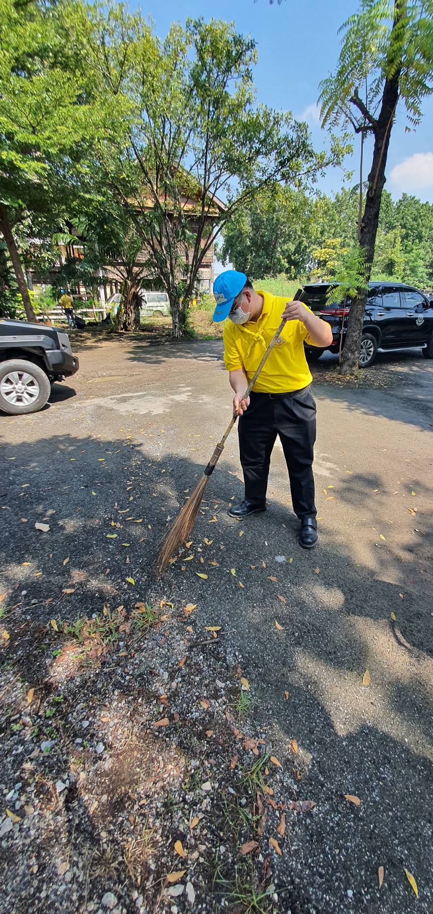 ???? พช.สมุทรสาคร….ร่วมกิจกรรมเนื่องในวันคล้ายวันสวรรคต พระบาทสมเด็จพระบรมชนกาธิเบศร มหาภูมิพลอดุลยเดชมหาราช บรมนาถบพิตร????       วันที่ 13 ตุลาคม 2565  นายณรงค์ รักร้อย ผู้ว่าราชการจังหวัดสมุทรสาคร ประธานในพิธี พร้อมด้วย รองผู้ว่าราชการจังหวัดสมุทรสาคร หัวหน้าส่วนราชการ กลุ่ม องค์กร และประชาชน เข้าร่วมกิจกรรมน้อมรำลึกในพระมหากรุณาธิคุณ และกิจกรรมจิตอาสา เนื่องในวันคล้ายวันสวรรคต พระบาทสมเด็จพระบรมชนกาธิเบศร มหาภูมิพลอดุลยเดชมหาราช บรมนาถบพิตร ดังนี้    ?1. เวลา 07.00 น. ณ วัดเจษฎาราม พระอารามหลวง ตำบลมหาชัย อำเภอเมืองสมุทรสาคร จังหวัดสมุทรสาคร พิธีทำบุญตักบาตรถวายพระราชกุศล จำนวน 89 รูป โดยนางศลิษา ม่วงใหม่ พัฒนาการจังหวัดสมุทรสาคร นางปวีณรัตน์ บุตรวงศ์ ผู้อำนวยการกลุ่มงานประสานและสนับสนุนการบริหารงานพัฒนาชุมชน พร้อมเจ้าหน้าที่พัฒนาชุมชนจังหวัด เข้าร่วมกิจกรรมทำบุญตักบาตรถวายพระราชกุศลฯ โดยพร้อมเพรียงกัน     ✊️2. เวลา 10.00 น. ณ ริมคลองกระทุ่มแบนหน้าโรงเรียนอนุบาลเทศบาลเมืองคลองมะเดื่อ ตำบลคลองมะเดื่อ อำเภอกระทุ่มแบน จังหวัดสมุทรสาคร โดยนางศลิษา ม่วงใหม่ พัฒนาการจังหวัดสมุทรสาคร นายทศพร แก้วดี ผู้อำนวยการกลุ่มงานสารสนเทศการพัฒนาชุมชน นายอรรถพงศ์ สงวนเดือน พัฒนาการอำเภอกระทุ่มแบน พร้อมเจ้าหน้าที่พัฒนาชุมชนจังหวัด และอำเภอกระทุ่มแบน เข้าร่วมกิจกรรมจิตอาสาพัฒนาปรับปรุงภูมิทัศน์คลองกระทุ่มแบนฯ โดยพร้อมเพรียงกัน     ?3. เวลา 17.00 น. ณ ลานหน้าอาคารศาลากลางจังหวัดสมุทรสาคร (หลังเก่า) ตำบลมหาชัย อำเภอเมืองสมุทรสาคร จังหวัดสมุทรสาคร โดยนางศลิษา ม่วงใหม่ พัฒนาการจังหวัดสมุทรสาคร นายกิตติเชษฐ์ ทุ่งสะโร ผู้อำนวยการกลุ่มงานส่งเสริมการพัฒนาชุมชน นางณัฐภรณ์ ก่อนกำเนิด พัฒนาการอำเภอเมืองสมุทรสาคร พร้อมเจ้าหน้าที่พัฒนาชุมชนจังหวัด และอำเภอเมืองสมุทรสาคร ร่วมพิธีวางพวงมาลาเบื้องหน้าพระบรมฉายาลักษณ์พระบาทสมเด็จพระบรมชนกาธิเบศร มหาภูมิพลอดุลยเดชมหาราช บรมนาถบพิตร และยืนสงบนิ่งน้อมรำลึกในพระมหากรุณาธิคุณ โดยพร้อมเพรียงกัน     #SMART SK   # โคกหนองนา #โคกหนองนาโมเดล #โคกหนองนาพัฒนาชุมชน #World soil Day #World soil Day CDD #UNFAO #SEPtoSDGs #SDGforAll@kmit #ปิดหมู่บ้าน 3 เดือนพวกเราอยู่ได้ #108อาชีพแก้จนพัฒนาคนทุกช่วงวัย wecareaboutyou #Changeforgood   ? ภาพ/ข่าว…ทีมงานสารสนเทศการพัฒนาชุมชน พช.สมุทรสาคร/ทีมงานพัฒนาชุมชนอำเภอทุกอำเภอ