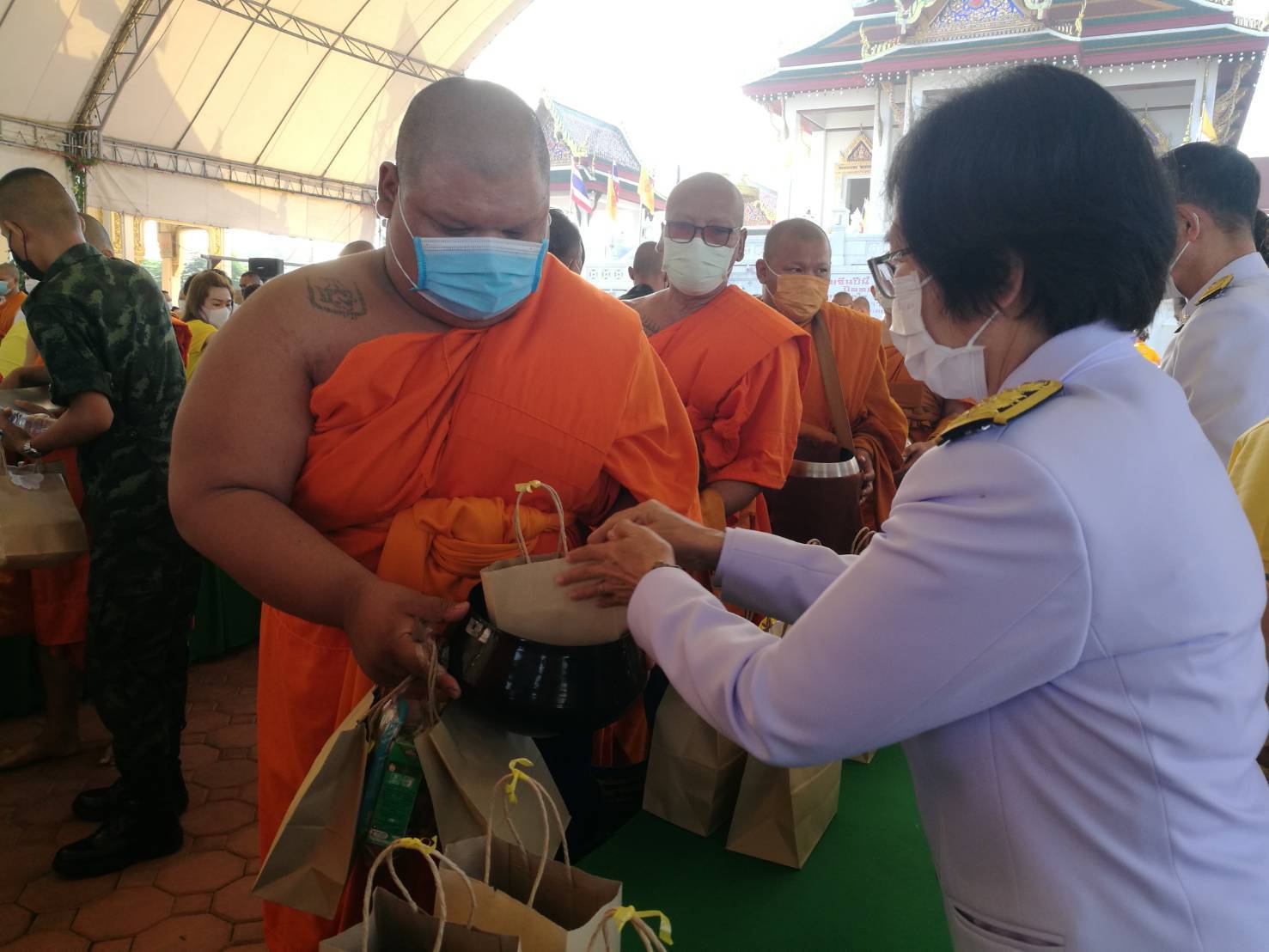 ???? พช.สมุทรสาคร….ร่วมกิจกรรมเนื่องในวันคล้ายวันสวรรคต พระบาทสมเด็จพระบรมชนกาธิเบศร มหาภูมิพลอดุลยเดชมหาราช บรมนาถบพิตร????       วันที่ 13 ตุลาคม 2565  นายณรงค์ รักร้อย ผู้ว่าราชการจังหวัดสมุทรสาคร ประธานในพิธี พร้อมด้วย รองผู้ว่าราชการจังหวัดสมุทรสาคร หัวหน้าส่วนราชการ กลุ่ม องค์กร และประชาชน เข้าร่วมกิจกรรมน้อมรำลึกในพระมหากรุณาธิคุณ และกิจกรรมจิตอาสา เนื่องในวันคล้ายวันสวรรคต พระบาทสมเด็จพระบรมชนกาธิเบศร มหาภูมิพลอดุลยเดชมหาราช บรมนาถบพิตร ดังนี้    ?1. เวลา 07.00 น. ณ วัดเจษฎาราม พระอารามหลวง ตำบลมหาชัย อำเภอเมืองสมุทรสาคร จังหวัดสมุทรสาคร พิธีทำบุญตักบาตรถวายพระราชกุศล จำนวน 89 รูป โดยนางศลิษา ม่วงใหม่ พัฒนาการจังหวัดสมุทรสาคร นางปวีณรัตน์ บุตรวงศ์ ผู้อำนวยการกลุ่มงานประสานและสนับสนุนการบริหารงานพัฒนาชุมชน พร้อมเจ้าหน้าที่พัฒนาชุมชนจังหวัด เข้าร่วมกิจกรรมทำบุญตักบาตรถวายพระราชกุศลฯ โดยพร้อมเพรียงกัน     ✊️2. เวลา 10.00 น. ณ ริมคลองกระทุ่มแบนหน้าโรงเรียนอนุบาลเทศบาลเมืองคลองมะเดื่อ ตำบลคลองมะเดื่อ อำเภอกระทุ่มแบน จังหวัดสมุทรสาคร โดยนางศลิษา ม่วงใหม่ พัฒนาการจังหวัดสมุทรสาคร นายทศพร แก้วดี ผู้อำนวยการกลุ่มงานสารสนเทศการพัฒนาชุมชน นายอรรถพงศ์ สงวนเดือน พัฒนาการอำเภอกระทุ่มแบน พร้อมเจ้าหน้าที่พัฒนาชุมชนจังหวัด และอำเภอกระทุ่มแบน เข้าร่วมกิจกรรมจิตอาสาพัฒนาปรับปรุงภูมิทัศน์คลองกระทุ่มแบนฯ โดยพร้อมเพรียงกัน     ?3. เวลา 17.00 น. ณ ลานหน้าอาคารศาลากลางจังหวัดสมุทรสาคร (หลังเก่า) ตำบลมหาชัย อำเภอเมืองสมุทรสาคร จังหวัดสมุทรสาคร โดยนางศลิษา ม่วงใหม่ พัฒนาการจังหวัดสมุทรสาคร นายกิตติเชษฐ์ ทุ่งสะโร ผู้อำนวยการกลุ่มงานส่งเสริมการพัฒนาชุมชน นางณัฐภรณ์ ก่อนกำเนิด พัฒนาการอำเภอเมืองสมุทรสาคร พร้อมเจ้าหน้าที่พัฒนาชุมชนจังหวัด และอำเภอเมืองสมุทรสาคร ร่วมพิธีวางพวงมาลาเบื้องหน้าพระบรมฉายาลักษณ์พระบาทสมเด็จพระบรมชนกาธิเบศร มหาภูมิพลอดุลยเดชมหาราช บรมนาถบพิตร และยืนสงบนิ่งน้อมรำลึกในพระมหากรุณาธิคุณ โดยพร้อมเพรียงกัน     #SMART SK   # โคกหนองนา #โคกหนองนาโมเดล #โคกหนองนาพัฒนาชุมชน #World soil Day #World soil Day CDD #UNFAO #SEPtoSDGs #SDGforAll@kmit #ปิดหมู่บ้าน 3 เดือนพวกเราอยู่ได้ #108อาชีพแก้จนพัฒนาคนทุกช่วงวัย wecareaboutyou #Changeforgood   ? ภาพ/ข่าว…ทีมงานสารสนเทศการพัฒนาชุมชน พช.สมุทรสาคร/ทีมงานพัฒนาชุมชนอำเภอทุกอำเภอ
