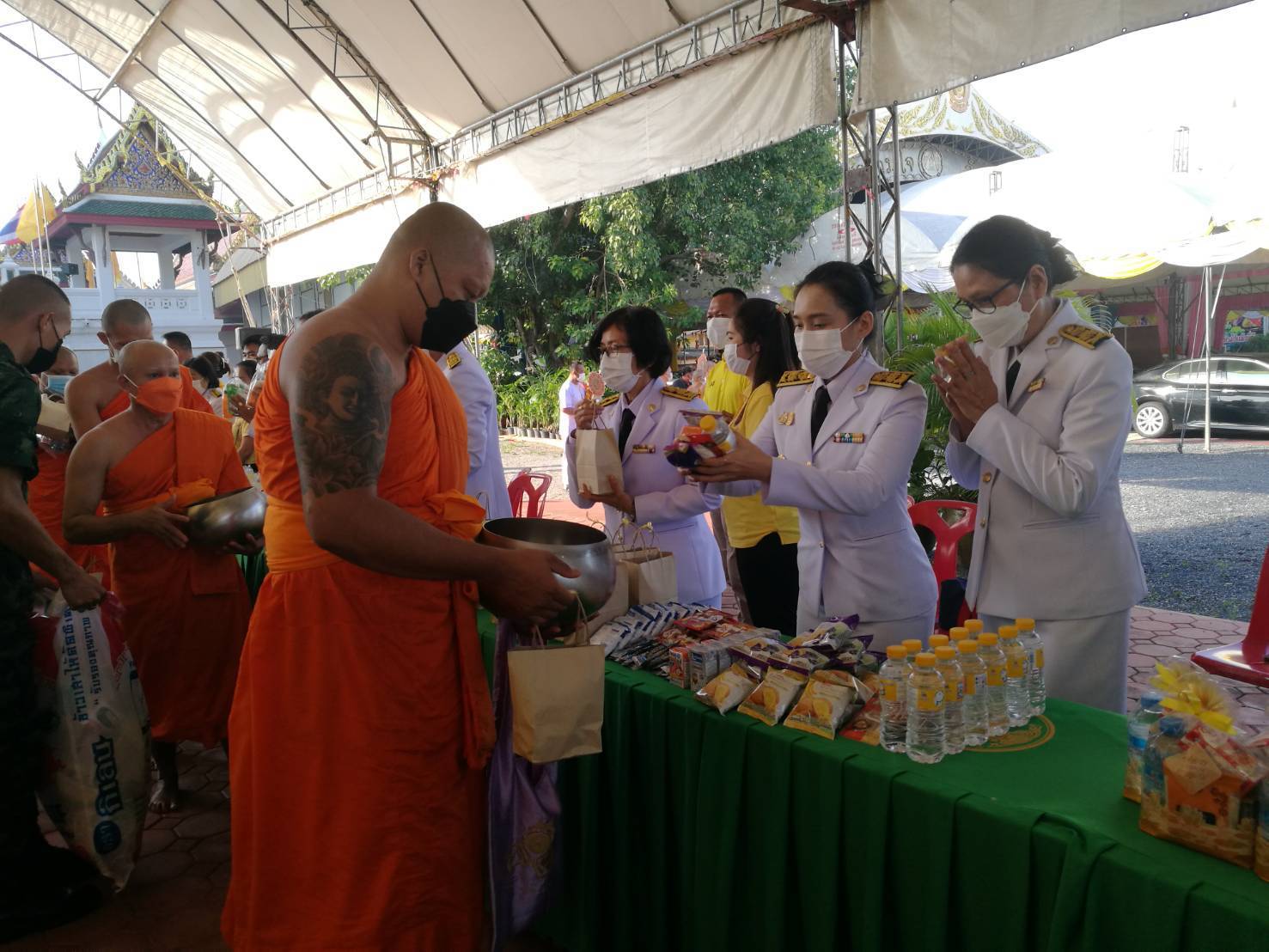 ???? พช.สมุทรสาคร….ร่วมกิจกรรมเนื่องในวันคล้ายวันสวรรคต พระบาทสมเด็จพระบรมชนกาธิเบศร มหาภูมิพลอดุลยเดชมหาราช บรมนาถบพิตร????       วันที่ 13 ตุลาคม 2565  นายณรงค์ รักร้อย ผู้ว่าราชการจังหวัดสมุทรสาคร ประธานในพิธี พร้อมด้วย รองผู้ว่าราชการจังหวัดสมุทรสาคร หัวหน้าส่วนราชการ กลุ่ม องค์กร และประชาชน เข้าร่วมกิจกรรมน้อมรำลึกในพระมหากรุณาธิคุณ และกิจกรรมจิตอาสา เนื่องในวันคล้ายวันสวรรคต พระบาทสมเด็จพระบรมชนกาธิเบศร มหาภูมิพลอดุลยเดชมหาราช บรมนาถบพิตร ดังนี้    ?1. เวลา 07.00 น. ณ วัดเจษฎาราม พระอารามหลวง ตำบลมหาชัย อำเภอเมืองสมุทรสาคร จังหวัดสมุทรสาคร พิธีทำบุญตักบาตรถวายพระราชกุศล จำนวน 89 รูป โดยนางศลิษา ม่วงใหม่ พัฒนาการจังหวัดสมุทรสาคร นางปวีณรัตน์ บุตรวงศ์ ผู้อำนวยการกลุ่มงานประสานและสนับสนุนการบริหารงานพัฒนาชุมชน พร้อมเจ้าหน้าที่พัฒนาชุมชนจังหวัด เข้าร่วมกิจกรรมทำบุญตักบาตรถวายพระราชกุศลฯ โดยพร้อมเพรียงกัน     ✊️2. เวลา 10.00 น. ณ ริมคลองกระทุ่มแบนหน้าโรงเรียนอนุบาลเทศบาลเมืองคลองมะเดื่อ ตำบลคลองมะเดื่อ อำเภอกระทุ่มแบน จังหวัดสมุทรสาคร โดยนางศลิษา ม่วงใหม่ พัฒนาการจังหวัดสมุทรสาคร นายทศพร แก้วดี ผู้อำนวยการกลุ่มงานสารสนเทศการพัฒนาชุมชน นายอรรถพงศ์ สงวนเดือน พัฒนาการอำเภอกระทุ่มแบน พร้อมเจ้าหน้าที่พัฒนาชุมชนจังหวัด และอำเภอกระทุ่มแบน เข้าร่วมกิจกรรมจิตอาสาพัฒนาปรับปรุงภูมิทัศน์คลองกระทุ่มแบนฯ โดยพร้อมเพรียงกัน     ?3. เวลา 17.00 น. ณ ลานหน้าอาคารศาลากลางจังหวัดสมุทรสาคร (หลังเก่า) ตำบลมหาชัย อำเภอเมืองสมุทรสาคร จังหวัดสมุทรสาคร โดยนางศลิษา ม่วงใหม่ พัฒนาการจังหวัดสมุทรสาคร นายกิตติเชษฐ์ ทุ่งสะโร ผู้อำนวยการกลุ่มงานส่งเสริมการพัฒนาชุมชน นางณัฐภรณ์ ก่อนกำเนิด พัฒนาการอำเภอเมืองสมุทรสาคร พร้อมเจ้าหน้าที่พัฒนาชุมชนจังหวัด และอำเภอเมืองสมุทรสาคร ร่วมพิธีวางพวงมาลาเบื้องหน้าพระบรมฉายาลักษณ์พระบาทสมเด็จพระบรมชนกาธิเบศร มหาภูมิพลอดุลยเดชมหาราช บรมนาถบพิตร และยืนสงบนิ่งน้อมรำลึกในพระมหากรุณาธิคุณ โดยพร้อมเพรียงกัน     #SMART SK   # โคกหนองนา #โคกหนองนาโมเดล #โคกหนองนาพัฒนาชุมชน #World soil Day #World soil Day CDD #UNFAO #SEPtoSDGs #SDGforAll@kmit #ปิดหมู่บ้าน 3 เดือนพวกเราอยู่ได้ #108อาชีพแก้จนพัฒนาคนทุกช่วงวัย wecareaboutyou #Changeforgood   ? ภาพ/ข่าว…ทีมงานสารสนเทศการพัฒนาชุมชน พช.สมุทรสาคร/ทีมงานพัฒนาชุมชนอำเภอทุกอำเภอ
