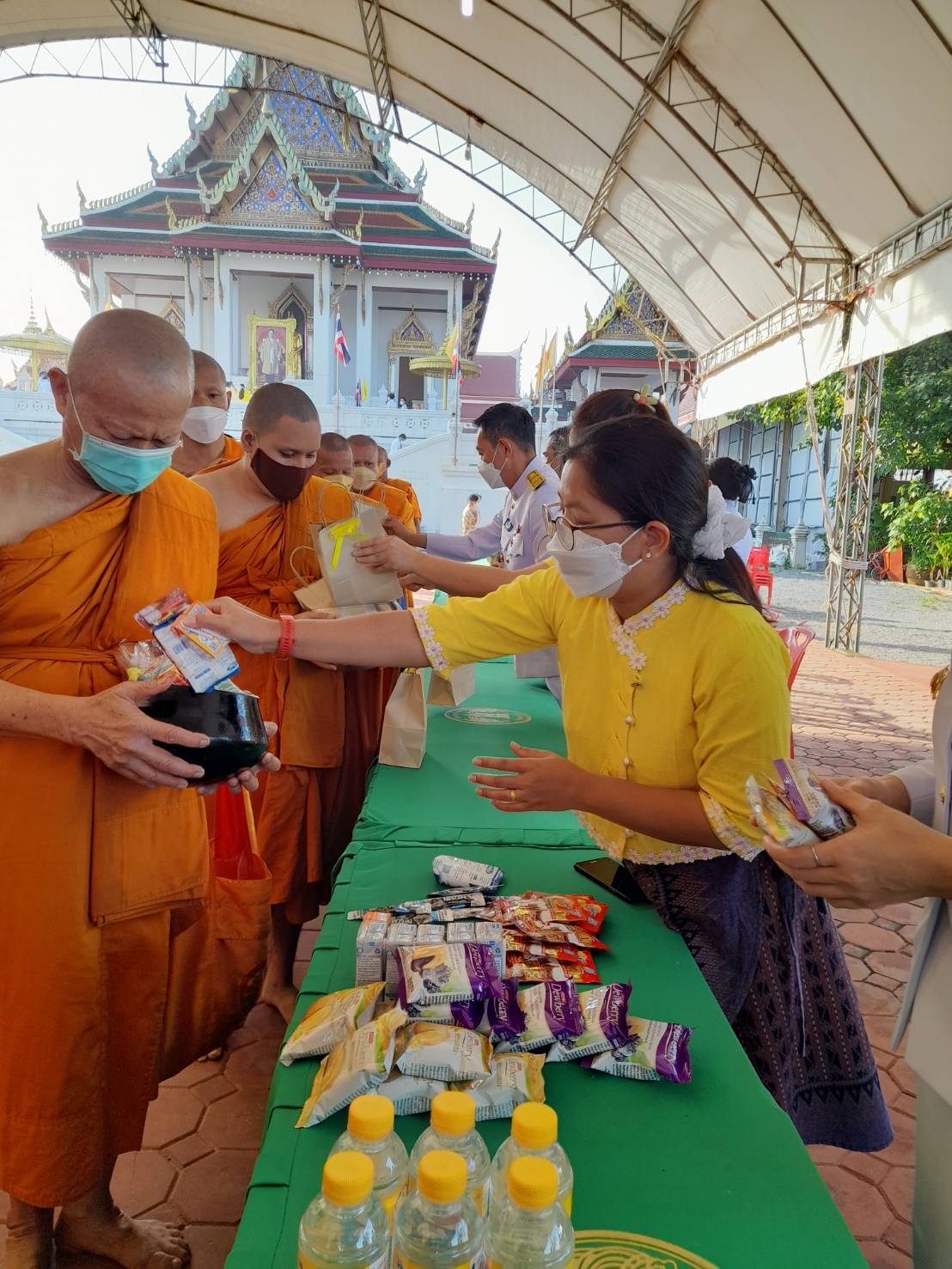 ???? พช.สมุทรสาคร….ร่วมกิจกรรมเนื่องในวันคล้ายวันสวรรคต พระบาทสมเด็จพระบรมชนกาธิเบศร มหาภูมิพลอดุลยเดชมหาราช บรมนาถบพิตร????       วันที่ 13 ตุลาคม 2565  นายณรงค์ รักร้อย ผู้ว่าราชการจังหวัดสมุทรสาคร ประธานในพิธี พร้อมด้วย รองผู้ว่าราชการจังหวัดสมุทรสาคร หัวหน้าส่วนราชการ กลุ่ม องค์กร และประชาชน เข้าร่วมกิจกรรมน้อมรำลึกในพระมหากรุณาธิคุณ และกิจกรรมจิตอาสา เนื่องในวันคล้ายวันสวรรคต พระบาทสมเด็จพระบรมชนกาธิเบศร มหาภูมิพลอดุลยเดชมหาราช บรมนาถบพิตร ดังนี้    ?1. เวลา 07.00 น. ณ วัดเจษฎาราม พระอารามหลวง ตำบลมหาชัย อำเภอเมืองสมุทรสาคร จังหวัดสมุทรสาคร พิธีทำบุญตักบาตรถวายพระราชกุศล จำนวน 89 รูป โดยนางศลิษา ม่วงใหม่ พัฒนาการจังหวัดสมุทรสาคร นางปวีณรัตน์ บุตรวงศ์ ผู้อำนวยการกลุ่มงานประสานและสนับสนุนการบริหารงานพัฒนาชุมชน พร้อมเจ้าหน้าที่พัฒนาชุมชนจังหวัด เข้าร่วมกิจกรรมทำบุญตักบาตรถวายพระราชกุศลฯ โดยพร้อมเพรียงกัน     ✊️2. เวลา 10.00 น. ณ ริมคลองกระทุ่มแบนหน้าโรงเรียนอนุบาลเทศบาลเมืองคลองมะเดื่อ ตำบลคลองมะเดื่อ อำเภอกระทุ่มแบน จังหวัดสมุทรสาคร โดยนางศลิษา ม่วงใหม่ พัฒนาการจังหวัดสมุทรสาคร นายทศพร แก้วดี ผู้อำนวยการกลุ่มงานสารสนเทศการพัฒนาชุมชน นายอรรถพงศ์ สงวนเดือน พัฒนาการอำเภอกระทุ่มแบน พร้อมเจ้าหน้าที่พัฒนาชุมชนจังหวัด และอำเภอกระทุ่มแบน เข้าร่วมกิจกรรมจิตอาสาพัฒนาปรับปรุงภูมิทัศน์คลองกระทุ่มแบนฯ โดยพร้อมเพรียงกัน     ?3. เวลา 17.00 น. ณ ลานหน้าอาคารศาลากลางจังหวัดสมุทรสาคร (หลังเก่า) ตำบลมหาชัย อำเภอเมืองสมุทรสาคร จังหวัดสมุทรสาคร โดยนางศลิษา ม่วงใหม่ พัฒนาการจังหวัดสมุทรสาคร นายกิตติเชษฐ์ ทุ่งสะโร ผู้อำนวยการกลุ่มงานส่งเสริมการพัฒนาชุมชน นางณัฐภรณ์ ก่อนกำเนิด พัฒนาการอำเภอเมืองสมุทรสาคร พร้อมเจ้าหน้าที่พัฒนาชุมชนจังหวัด และอำเภอเมืองสมุทรสาคร ร่วมพิธีวางพวงมาลาเบื้องหน้าพระบรมฉายาลักษณ์พระบาทสมเด็จพระบรมชนกาธิเบศร มหาภูมิพลอดุลยเดชมหาราช บรมนาถบพิตร และยืนสงบนิ่งน้อมรำลึกในพระมหากรุณาธิคุณ โดยพร้อมเพรียงกัน     #SMART SK   # โคกหนองนา #โคกหนองนาโมเดล #โคกหนองนาพัฒนาชุมชน #World soil Day #World soil Day CDD #UNFAO #SEPtoSDGs #SDGforAll@kmit #ปิดหมู่บ้าน 3 เดือนพวกเราอยู่ได้ #108อาชีพแก้จนพัฒนาคนทุกช่วงวัย wecareaboutyou #Changeforgood   ? ภาพ/ข่าว…ทีมงานสารสนเทศการพัฒนาชุมชน พช.สมุทรสาคร/ทีมงานพัฒนาชุมชนอำเภอทุกอำเภอ