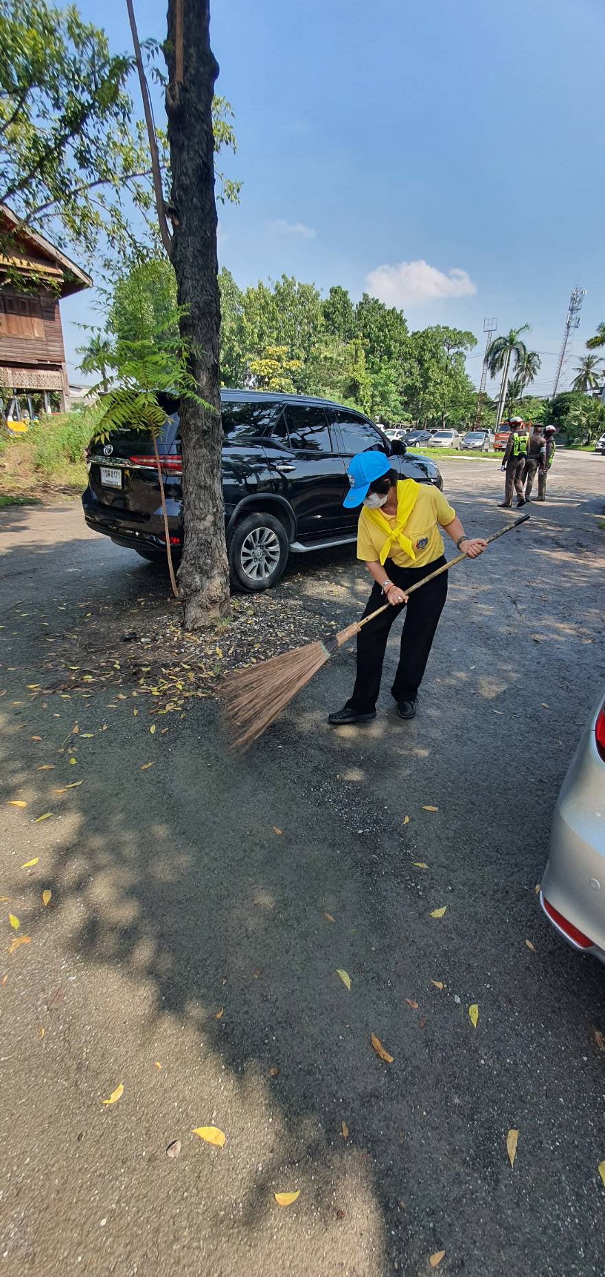 ???? พช.สมุทรสาคร….ร่วมกิจกรรมเนื่องในวันคล้ายวันสวรรคต พระบาทสมเด็จพระบรมชนกาธิเบศร มหาภูมิพลอดุลยเดชมหาราช บรมนาถบพิตร????       วันที่ 13 ตุลาคม 2565  นายณรงค์ รักร้อย ผู้ว่าราชการจังหวัดสมุทรสาคร ประธานในพิธี พร้อมด้วย รองผู้ว่าราชการจังหวัดสมุทรสาคร หัวหน้าส่วนราชการ กลุ่ม องค์กร และประชาชน เข้าร่วมกิจกรรมน้อมรำลึกในพระมหากรุณาธิคุณ และกิจกรรมจิตอาสา เนื่องในวันคล้ายวันสวรรคต พระบาทสมเด็จพระบรมชนกาธิเบศร มหาภูมิพลอดุลยเดชมหาราช บรมนาถบพิตร ดังนี้    ?1. เวลา 07.00 น. ณ วัดเจษฎาราม พระอารามหลวง ตำบลมหาชัย อำเภอเมืองสมุทรสาคร จังหวัดสมุทรสาคร พิธีทำบุญตักบาตรถวายพระราชกุศล จำนวน 89 รูป โดยนางศลิษา ม่วงใหม่ พัฒนาการจังหวัดสมุทรสาคร นางปวีณรัตน์ บุตรวงศ์ ผู้อำนวยการกลุ่มงานประสานและสนับสนุนการบริหารงานพัฒนาชุมชน พร้อมเจ้าหน้าที่พัฒนาชุมชนจังหวัด เข้าร่วมกิจกรรมทำบุญตักบาตรถวายพระราชกุศลฯ โดยพร้อมเพรียงกัน     ✊️2. เวลา 10.00 น. ณ ริมคลองกระทุ่มแบนหน้าโรงเรียนอนุบาลเทศบาลเมืองคลองมะเดื่อ ตำบลคลองมะเดื่อ อำเภอกระทุ่มแบน จังหวัดสมุทรสาคร โดยนางศลิษา ม่วงใหม่ พัฒนาการจังหวัดสมุทรสาคร นายทศพร แก้วดี ผู้อำนวยการกลุ่มงานสารสนเทศการพัฒนาชุมชน นายอรรถพงศ์ สงวนเดือน พัฒนาการอำเภอกระทุ่มแบน พร้อมเจ้าหน้าที่พัฒนาชุมชนจังหวัด และอำเภอกระทุ่มแบน เข้าร่วมกิจกรรมจิตอาสาพัฒนาปรับปรุงภูมิทัศน์คลองกระทุ่มแบนฯ โดยพร้อมเพรียงกัน     ?3. เวลา 17.00 น. ณ ลานหน้าอาคารศาลากลางจังหวัดสมุทรสาคร (หลังเก่า) ตำบลมหาชัย อำเภอเมืองสมุทรสาคร จังหวัดสมุทรสาคร โดยนางศลิษา ม่วงใหม่ พัฒนาการจังหวัดสมุทรสาคร นายกิตติเชษฐ์ ทุ่งสะโร ผู้อำนวยการกลุ่มงานส่งเสริมการพัฒนาชุมชน นางณัฐภรณ์ ก่อนกำเนิด พัฒนาการอำเภอเมืองสมุทรสาคร พร้อมเจ้าหน้าที่พัฒนาชุมชนจังหวัด และอำเภอเมืองสมุทรสาคร ร่วมพิธีวางพวงมาลาเบื้องหน้าพระบรมฉายาลักษณ์พระบาทสมเด็จพระบรมชนกาธิเบศร มหาภูมิพลอดุลยเดชมหาราช บรมนาถบพิตร และยืนสงบนิ่งน้อมรำลึกในพระมหากรุณาธิคุณ โดยพร้อมเพรียงกัน     #SMART SK   # โคกหนองนา #โคกหนองนาโมเดล #โคกหนองนาพัฒนาชุมชน #World soil Day #World soil Day CDD #UNFAO #SEPtoSDGs #SDGforAll@kmit #ปิดหมู่บ้าน 3 เดือนพวกเราอยู่ได้ #108อาชีพแก้จนพัฒนาคนทุกช่วงวัย wecareaboutyou #Changeforgood   ? ภาพ/ข่าว…ทีมงานสารสนเทศการพัฒนาชุมชน พช.สมุทรสาคร/ทีมงานพัฒนาชุมชนอำเภอทุกอำเภอ