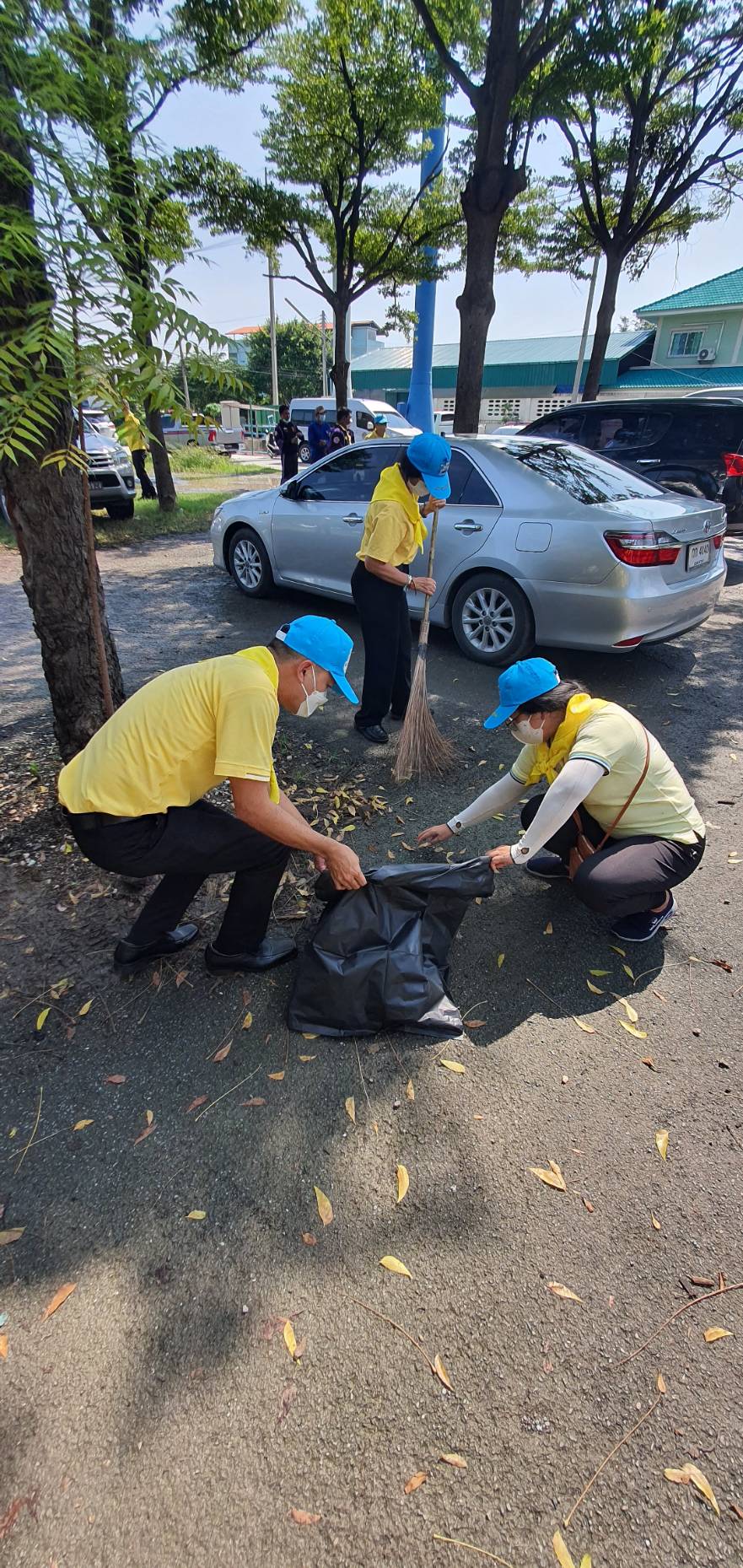 ???? พช.สมุทรสาคร….ร่วมกิจกรรมเนื่องในวันคล้ายวันสวรรคต พระบาทสมเด็จพระบรมชนกาธิเบศร มหาภูมิพลอดุลยเดชมหาราช บรมนาถบพิตร????       วันที่ 13 ตุลาคม 2565  นายณรงค์ รักร้อย ผู้ว่าราชการจังหวัดสมุทรสาคร ประธานในพิธี พร้อมด้วย รองผู้ว่าราชการจังหวัดสมุทรสาคร หัวหน้าส่วนราชการ กลุ่ม องค์กร และประชาชน เข้าร่วมกิจกรรมน้อมรำลึกในพระมหากรุณาธิคุณ และกิจกรรมจิตอาสา เนื่องในวันคล้ายวันสวรรคต พระบาทสมเด็จพระบรมชนกาธิเบศร มหาภูมิพลอดุลยเดชมหาราช บรมนาถบพิตร ดังนี้    ?1. เวลา 07.00 น. ณ วัดเจษฎาราม พระอารามหลวง ตำบลมหาชัย อำเภอเมืองสมุทรสาคร จังหวัดสมุทรสาคร พิธีทำบุญตักบาตรถวายพระราชกุศล จำนวน 89 รูป โดยนางศลิษา ม่วงใหม่ พัฒนาการจังหวัดสมุทรสาคร นางปวีณรัตน์ บุตรวงศ์ ผู้อำนวยการกลุ่มงานประสานและสนับสนุนการบริหารงานพัฒนาชุมชน พร้อมเจ้าหน้าที่พัฒนาชุมชนจังหวัด เข้าร่วมกิจกรรมทำบุญตักบาตรถวายพระราชกุศลฯ โดยพร้อมเพรียงกัน     ✊️2. เวลา 10.00 น. ณ ริมคลองกระทุ่มแบนหน้าโรงเรียนอนุบาลเทศบาลเมืองคลองมะเดื่อ ตำบลคลองมะเดื่อ อำเภอกระทุ่มแบน จังหวัดสมุทรสาคร โดยนางศลิษา ม่วงใหม่ พัฒนาการจังหวัดสมุทรสาคร นายทศพร แก้วดี ผู้อำนวยการกลุ่มงานสารสนเทศการพัฒนาชุมชน นายอรรถพงศ์ สงวนเดือน พัฒนาการอำเภอกระทุ่มแบน พร้อมเจ้าหน้าที่พัฒนาชุมชนจังหวัด และอำเภอกระทุ่มแบน เข้าร่วมกิจกรรมจิตอาสาพัฒนาปรับปรุงภูมิทัศน์คลองกระทุ่มแบนฯ โดยพร้อมเพรียงกัน     ?3. เวลา 17.00 น. ณ ลานหน้าอาคารศาลากลางจังหวัดสมุทรสาคร (หลังเก่า) ตำบลมหาชัย อำเภอเมืองสมุทรสาคร จังหวัดสมุทรสาคร โดยนางศลิษา ม่วงใหม่ พัฒนาการจังหวัดสมุทรสาคร นายกิตติเชษฐ์ ทุ่งสะโร ผู้อำนวยการกลุ่มงานส่งเสริมการพัฒนาชุมชน นางณัฐภรณ์ ก่อนกำเนิด พัฒนาการอำเภอเมืองสมุทรสาคร พร้อมเจ้าหน้าที่พัฒนาชุมชนจังหวัด และอำเภอเมืองสมุทรสาคร ร่วมพิธีวางพวงมาลาเบื้องหน้าพระบรมฉายาลักษณ์พระบาทสมเด็จพระบรมชนกาธิเบศร มหาภูมิพลอดุลยเดชมหาราช บรมนาถบพิตร และยืนสงบนิ่งน้อมรำลึกในพระมหากรุณาธิคุณ โดยพร้อมเพรียงกัน     #SMART SK   # โคกหนองนา #โคกหนองนาโมเดล #โคกหนองนาพัฒนาชุมชน #World soil Day #World soil Day CDD #UNFAO #SEPtoSDGs #SDGforAll@kmit #ปิดหมู่บ้าน 3 เดือนพวกเราอยู่ได้ #108อาชีพแก้จนพัฒนาคนทุกช่วงวัย wecareaboutyou #Changeforgood   ? ภาพ/ข่าว…ทีมงานสารสนเทศการพัฒนาชุมชน พช.สมุทรสาคร/ทีมงานพัฒนาชุมชนอำเภอทุกอำเภอ