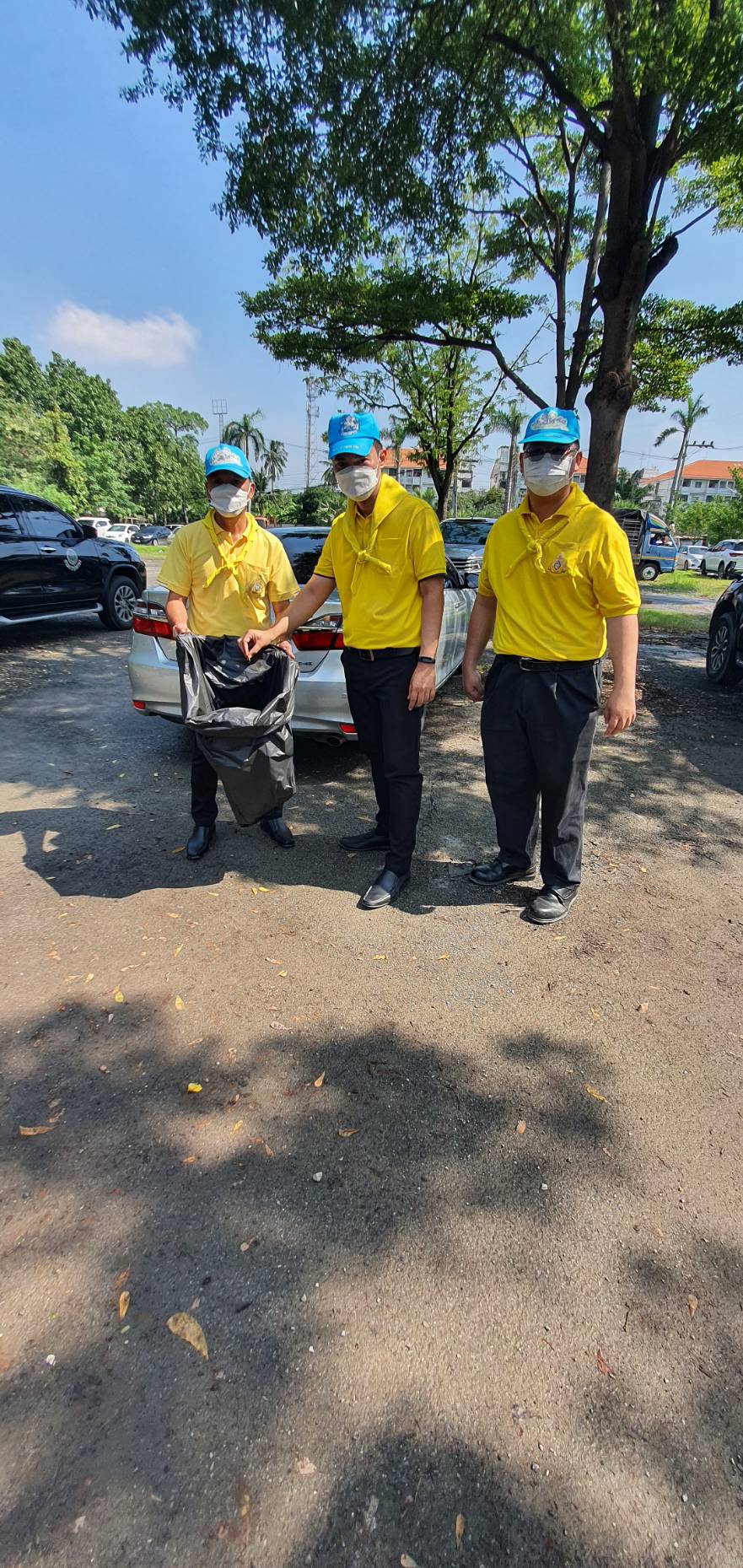 ???? พช.สมุทรสาคร….ร่วมกิจกรรมเนื่องในวันคล้ายวันสวรรคต พระบาทสมเด็จพระบรมชนกาธิเบศร มหาภูมิพลอดุลยเดชมหาราช บรมนาถบพิตร????       วันที่ 13 ตุลาคม 2565  นายณรงค์ รักร้อย ผู้ว่าราชการจังหวัดสมุทรสาคร ประธานในพิธี พร้อมด้วย รองผู้ว่าราชการจังหวัดสมุทรสาคร หัวหน้าส่วนราชการ กลุ่ม องค์กร และประชาชน เข้าร่วมกิจกรรมน้อมรำลึกในพระมหากรุณาธิคุณ และกิจกรรมจิตอาสา เนื่องในวันคล้ายวันสวรรคต พระบาทสมเด็จพระบรมชนกาธิเบศร มหาภูมิพลอดุลยเดชมหาราช บรมนาถบพิตร ดังนี้    ?1. เวลา 07.00 น. ณ วัดเจษฎาราม พระอารามหลวง ตำบลมหาชัย อำเภอเมืองสมุทรสาคร จังหวัดสมุทรสาคร พิธีทำบุญตักบาตรถวายพระราชกุศล จำนวน 89 รูป โดยนางศลิษา ม่วงใหม่ พัฒนาการจังหวัดสมุทรสาคร นางปวีณรัตน์ บุตรวงศ์ ผู้อำนวยการกลุ่มงานประสานและสนับสนุนการบริหารงานพัฒนาชุมชน พร้อมเจ้าหน้าที่พัฒนาชุมชนจังหวัด เข้าร่วมกิจกรรมทำบุญตักบาตรถวายพระราชกุศลฯ โดยพร้อมเพรียงกัน     ✊️2. เวลา 10.00 น. ณ ริมคลองกระทุ่มแบนหน้าโรงเรียนอนุบาลเทศบาลเมืองคลองมะเดื่อ ตำบลคลองมะเดื่อ อำเภอกระทุ่มแบน จังหวัดสมุทรสาคร โดยนางศลิษา ม่วงใหม่ พัฒนาการจังหวัดสมุทรสาคร นายทศพร แก้วดี ผู้อำนวยการกลุ่มงานสารสนเทศการพัฒนาชุมชน นายอรรถพงศ์ สงวนเดือน พัฒนาการอำเภอกระทุ่มแบน พร้อมเจ้าหน้าที่พัฒนาชุมชนจังหวัด และอำเภอกระทุ่มแบน เข้าร่วมกิจกรรมจิตอาสาพัฒนาปรับปรุงภูมิทัศน์คลองกระทุ่มแบนฯ โดยพร้อมเพรียงกัน     ?3. เวลา 17.00 น. ณ ลานหน้าอาคารศาลากลางจังหวัดสมุทรสาคร (หลังเก่า) ตำบลมหาชัย อำเภอเมืองสมุทรสาคร จังหวัดสมุทรสาคร โดยนางศลิษา ม่วงใหม่ พัฒนาการจังหวัดสมุทรสาคร นายกิตติเชษฐ์ ทุ่งสะโร ผู้อำนวยการกลุ่มงานส่งเสริมการพัฒนาชุมชน นางณัฐภรณ์ ก่อนกำเนิด พัฒนาการอำเภอเมืองสมุทรสาคร พร้อมเจ้าหน้าที่พัฒนาชุมชนจังหวัด และอำเภอเมืองสมุทรสาคร ร่วมพิธีวางพวงมาลาเบื้องหน้าพระบรมฉายาลักษณ์พระบาทสมเด็จพระบรมชนกาธิเบศร มหาภูมิพลอดุลยเดชมหาราช บรมนาถบพิตร และยืนสงบนิ่งน้อมรำลึกในพระมหากรุณาธิคุณ โดยพร้อมเพรียงกัน     #SMART SK   # โคกหนองนา #โคกหนองนาโมเดล #โคกหนองนาพัฒนาชุมชน #World soil Day #World soil Day CDD #UNFAO #SEPtoSDGs #SDGforAll@kmit #ปิดหมู่บ้าน 3 เดือนพวกเราอยู่ได้ #108อาชีพแก้จนพัฒนาคนทุกช่วงวัย wecareaboutyou #Changeforgood   ? ภาพ/ข่าว…ทีมงานสารสนเทศการพัฒนาชุมชน พช.สมุทรสาคร/ทีมงานพัฒนาชุมชนอำเภอทุกอำเภอ