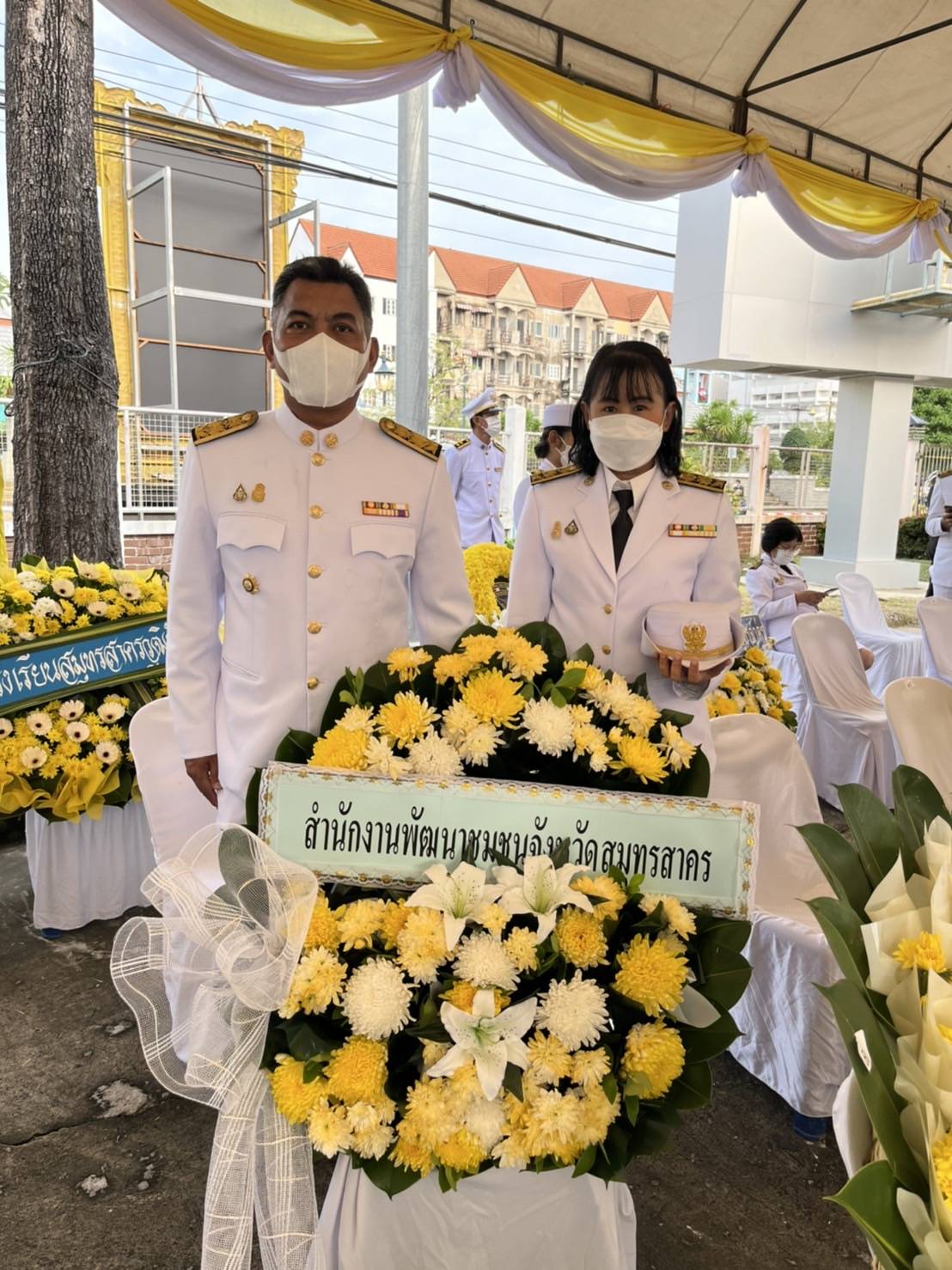 ???? พช.สมุทรสาคร….ร่วมกิจกรรมเนื่องในวันคล้ายวันสวรรคต พระบาทสมเด็จพระบรมชนกาธิเบศร มหาภูมิพลอดุลยเดชมหาราช บรมนาถบพิตร????       วันที่ 13 ตุลาคม 2565  นายณรงค์ รักร้อย ผู้ว่าราชการจังหวัดสมุทรสาคร ประธานในพิธี พร้อมด้วย รองผู้ว่าราชการจังหวัดสมุทรสาคร หัวหน้าส่วนราชการ กลุ่ม องค์กร และประชาชน เข้าร่วมกิจกรรมน้อมรำลึกในพระมหากรุณาธิคุณ และกิจกรรมจิตอาสา เนื่องในวันคล้ายวันสวรรคต พระบาทสมเด็จพระบรมชนกาธิเบศร มหาภูมิพลอดุลยเดชมหาราช บรมนาถบพิตร ดังนี้    ?1. เวลา 07.00 น. ณ วัดเจษฎาราม พระอารามหลวง ตำบลมหาชัย อำเภอเมืองสมุทรสาคร จังหวัดสมุทรสาคร พิธีทำบุญตักบาตรถวายพระราชกุศล จำนวน 89 รูป โดยนางศลิษา ม่วงใหม่ พัฒนาการจังหวัดสมุทรสาคร นางปวีณรัตน์ บุตรวงศ์ ผู้อำนวยการกลุ่มงานประสานและสนับสนุนการบริหารงานพัฒนาชุมชน พร้อมเจ้าหน้าที่พัฒนาชุมชนจังหวัด เข้าร่วมกิจกรรมทำบุญตักบาตรถวายพระราชกุศลฯ โดยพร้อมเพรียงกัน     ✊️2. เวลา 10.00 น. ณ ริมคลองกระทุ่มแบนหน้าโรงเรียนอนุบาลเทศบาลเมืองคลองมะเดื่อ ตำบลคลองมะเดื่อ อำเภอกระทุ่มแบน จังหวัดสมุทรสาคร โดยนางศลิษา ม่วงใหม่ พัฒนาการจังหวัดสมุทรสาคร นายทศพร แก้วดี ผู้อำนวยการกลุ่มงานสารสนเทศการพัฒนาชุมชน นายอรรถพงศ์ สงวนเดือน พัฒนาการอำเภอกระทุ่มแบน พร้อมเจ้าหน้าที่พัฒนาชุมชนจังหวัด และอำเภอกระทุ่มแบน เข้าร่วมกิจกรรมจิตอาสาพัฒนาปรับปรุงภูมิทัศน์คลองกระทุ่มแบนฯ โดยพร้อมเพรียงกัน     ?3. เวลา 17.00 น. ณ ลานหน้าอาคารศาลากลางจังหวัดสมุทรสาคร (หลังเก่า) ตำบลมหาชัย อำเภอเมืองสมุทรสาคร จังหวัดสมุทรสาคร โดยนางศลิษา ม่วงใหม่ พัฒนาการจังหวัดสมุทรสาคร นายกิตติเชษฐ์ ทุ่งสะโร ผู้อำนวยการกลุ่มงานส่งเสริมการพัฒนาชุมชน นางณัฐภรณ์ ก่อนกำเนิด พัฒนาการอำเภอเมืองสมุทรสาคร พร้อมเจ้าหน้าที่พัฒนาชุมชนจังหวัด และอำเภอเมืองสมุทรสาคร ร่วมพิธีวางพวงมาลาเบื้องหน้าพระบรมฉายาลักษณ์พระบาทสมเด็จพระบรมชนกาธิเบศร มหาภูมิพลอดุลยเดชมหาราช บรมนาถบพิตร และยืนสงบนิ่งน้อมรำลึกในพระมหากรุณาธิคุณ โดยพร้อมเพรียงกัน     #SMART SK   # โคกหนองนา #โคกหนองนาโมเดล #โคกหนองนาพัฒนาชุมชน #World soil Day #World soil Day CDD #UNFAO #SEPtoSDGs #SDGforAll@kmit #ปิดหมู่บ้าน 3 เดือนพวกเราอยู่ได้ #108อาชีพแก้จนพัฒนาคนทุกช่วงวัย wecareaboutyou #Changeforgood   ? ภาพ/ข่าว…ทีมงานสารสนเทศการพัฒนาชุมชน พช.สมุทรสาคร/ทีมงานพัฒนาชุมชนอำเภอทุกอำเภอ
