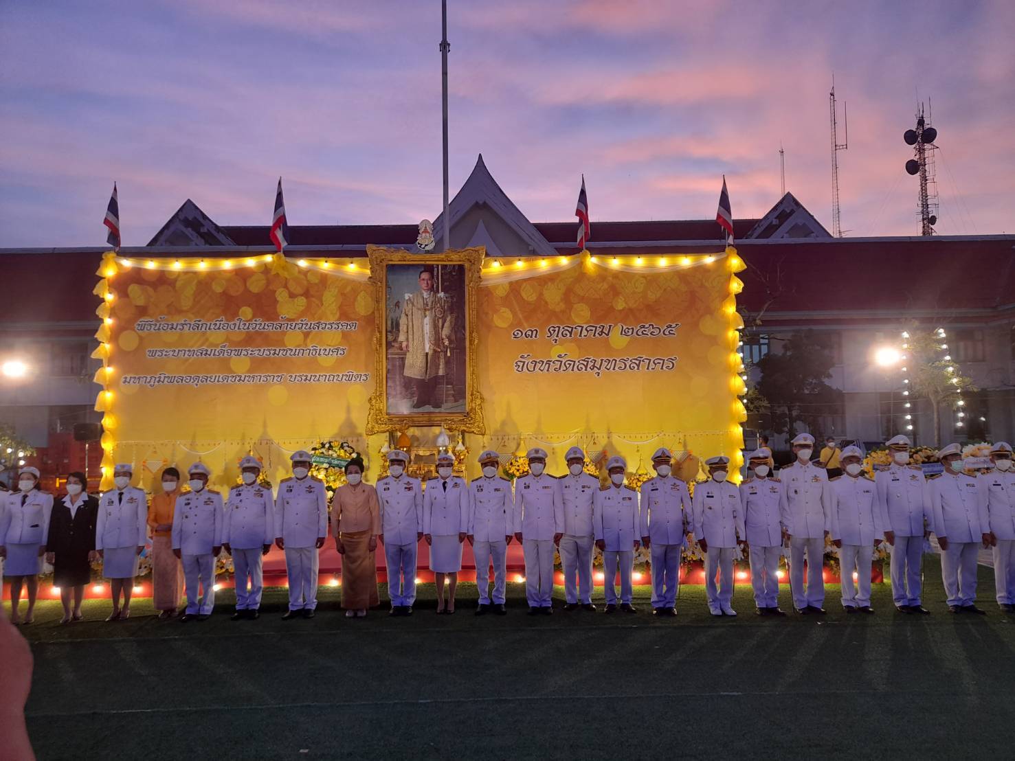 ???? พช.สมุทรสาคร….ร่วมกิจกรรมเนื่องในวันคล้ายวันสวรรคต พระบาทสมเด็จพระบรมชนกาธิเบศร มหาภูมิพลอดุลยเดชมหาราช บรมนาถบพิตร????       วันที่ 13 ตุลาคม 2565  นายณรงค์ รักร้อย ผู้ว่าราชการจังหวัดสมุทรสาคร ประธานในพิธี พร้อมด้วย รองผู้ว่าราชการจังหวัดสมุทรสาคร หัวหน้าส่วนราชการ กลุ่ม องค์กร และประชาชน เข้าร่วมกิจกรรมน้อมรำลึกในพระมหากรุณาธิคุณ และกิจกรรมจิตอาสา เนื่องในวันคล้ายวันสวรรคต พระบาทสมเด็จพระบรมชนกาธิเบศร มหาภูมิพลอดุลยเดชมหาราช บรมนาถบพิตร ดังนี้    ?1. เวลา 07.00 น. ณ วัดเจษฎาราม พระอารามหลวง ตำบลมหาชัย อำเภอเมืองสมุทรสาคร จังหวัดสมุทรสาคร พิธีทำบุญตักบาตรถวายพระราชกุศล จำนวน 89 รูป โดยนางศลิษา ม่วงใหม่ พัฒนาการจังหวัดสมุทรสาคร นางปวีณรัตน์ บุตรวงศ์ ผู้อำนวยการกลุ่มงานประสานและสนับสนุนการบริหารงานพัฒนาชุมชน พร้อมเจ้าหน้าที่พัฒนาชุมชนจังหวัด เข้าร่วมกิจกรรมทำบุญตักบาตรถวายพระราชกุศลฯ โดยพร้อมเพรียงกัน     ✊️2. เวลา 10.00 น. ณ ริมคลองกระทุ่มแบนหน้าโรงเรียนอนุบาลเทศบาลเมืองคลองมะเดื่อ ตำบลคลองมะเดื่อ อำเภอกระทุ่มแบน จังหวัดสมุทรสาคร โดยนางศลิษา ม่วงใหม่ พัฒนาการจังหวัดสมุทรสาคร นายทศพร แก้วดี ผู้อำนวยการกลุ่มงานสารสนเทศการพัฒนาชุมชน นายอรรถพงศ์ สงวนเดือน พัฒนาการอำเภอกระทุ่มแบน พร้อมเจ้าหน้าที่พัฒนาชุมชนจังหวัด และอำเภอกระทุ่มแบน เข้าร่วมกิจกรรมจิตอาสาพัฒนาปรับปรุงภูมิทัศน์คลองกระทุ่มแบนฯ โดยพร้อมเพรียงกัน     ?3. เวลา 17.00 น. ณ ลานหน้าอาคารศาลากลางจังหวัดสมุทรสาคร (หลังเก่า) ตำบลมหาชัย อำเภอเมืองสมุทรสาคร จังหวัดสมุทรสาคร โดยนางศลิษา ม่วงใหม่ พัฒนาการจังหวัดสมุทรสาคร นายกิตติเชษฐ์ ทุ่งสะโร ผู้อำนวยการกลุ่มงานส่งเสริมการพัฒนาชุมชน นางณัฐภรณ์ ก่อนกำเนิด พัฒนาการอำเภอเมืองสมุทรสาคร พร้อมเจ้าหน้าที่พัฒนาชุมชนจังหวัด และอำเภอเมืองสมุทรสาคร ร่วมพิธีวางพวงมาลาเบื้องหน้าพระบรมฉายาลักษณ์พระบาทสมเด็จพระบรมชนกาธิเบศร มหาภูมิพลอดุลยเดชมหาราช บรมนาถบพิตร และยืนสงบนิ่งน้อมรำลึกในพระมหากรุณาธิคุณ โดยพร้อมเพรียงกัน     #SMART SK   # โคกหนองนา #โคกหนองนาโมเดล #โคกหนองนาพัฒนาชุมชน #World soil Day #World soil Day CDD #UNFAO #SEPtoSDGs #SDGforAll@kmit #ปิดหมู่บ้าน 3 เดือนพวกเราอยู่ได้ #108อาชีพแก้จนพัฒนาคนทุกช่วงวัย wecareaboutyou #Changeforgood   ? ภาพ/ข่าว…ทีมงานสารสนเทศการพัฒนาชุมชน พช.สมุทรสาคร/ทีมงานพัฒนาชุมชนอำเภอทุกอำเภอ