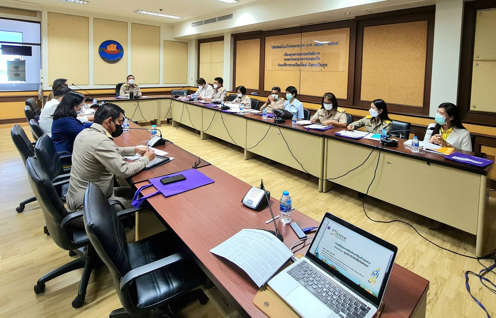 ???? พช.สมุทรสาคร ประชุมการดำเนินงานโครงการขับเคลื่อนเศรษฐกิจและสังคมฐานรากหลังโควิดด้วยเศรษฐกิจ BCG (U2T FOR BCG) ????  วันที่ 17 ตุลาคม 2565 เวลา 13.00 น. ณ ห้องประชุมท่าฉลอม (501) ชั้น 5 ศาลากลางจังหวัดสมุทรสาคร ภายใต้กำกับดูแลของนายณรงค์ รักร้อย ผู้ว่าราชการจังหวัดสมุทรสาคร ได้มอบหมายให้นายสุรศักดิ์ ผลยังส่ง รองผู้ว่าราชการจังหวัดสมุทรสาคร เป็นประธานการประชุมการดำเนินงานโครงการขับเคลื่อนเศรษฐกิจและสังคมฐานรากหลังโควิดด้วยเศรษฐกิจ BCG (U2T FOR BCG) โดยนางศลิษา ม่วงใหม่ พัฒนาการจังหวัดสมุทรสาคร นายกิตติเชษฐ์ ทุ่งสะโร ผู้อำนวยการกลุ่มงานส่งเสริมการพัฒนาชุมชน เจ้าหน้าที่พัฒนาชุมชนจังหวัดสมุทรสาคร และผู้แทนจากหน่วยงานที่เกี่ยวข้อง ได้แก่ มหาวิทยาลัยราชภัฏบ้านสมเด็จเจ้าพระยา สำนักงานเกษตรจังหวัดสมุทรสาคร สำนักงานสาธารณสุขจังหวัดสมุทรสาคร สำนักงานอุตสาหกรรมจังหวัดสมุทรสาคร และหอการค้าจังหวัดสมุทรสาคร  เข้าร่วมประชุมฯ  ประเด็นการประชุม มีดังนี้ 1 : รายงานผลการดำเนินงานโครงการขับเคลื่อนเศรษฐกิจและสังคมฐานรากหลังโควิดด้วยเศรษฐกิจ BCG (U2T FOR BCG) 2 : การพัฒนาผลิตภัณฑ์สินค้าชุมชนตามแนวทางคูปองวิทย์เพื่อ OTOP  #SMART SK # โคกหนองนา #โคกหนองนาโมเดล #โคกหนองนาพัฒนาชุมชน #World soil Day #World soil Day CDD #UNFAO #SEPtoSDGs #SDGforAll@kmit #ปิดหมู่บ้าน 3 เดือนพวกเราอยู่ได้ #108อาชีพแก้จนพัฒนาคนทุกช่วงวัย wecareaboutyou #Changeforgood ? ภาพ/ข่าว…ทีมงานสารสนเทศการพัฒนาชุมชน พช.สมุทรสาคร