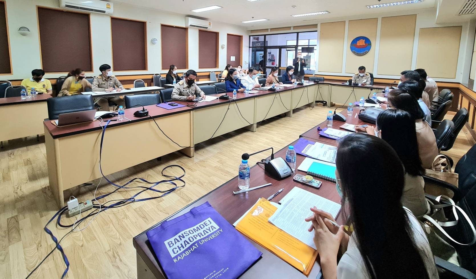 ???? พช.สมุทรสาคร ประชุมการดำเนินงานโครงการขับเคลื่อนเศรษฐกิจและสังคมฐานรากหลังโควิดด้วยเศรษฐกิจ BCG (U2T FOR BCG) ????  วันที่ 17 ตุลาคม 2565 เวลา 13.00 น. ณ ห้องประชุมท่าฉลอม (501) ชั้น 5 ศาลากลางจังหวัดสมุทรสาคร ภายใต้กำกับดูแลของนายณรงค์ รักร้อย ผู้ว่าราชการจังหวัดสมุทรสาคร ได้มอบหมายให้นายสุรศักดิ์ ผลยังส่ง รองผู้ว่าราชการจังหวัดสมุทรสาคร เป็นประธานการประชุมการดำเนินงานโครงการขับเคลื่อนเศรษฐกิจและสังคมฐานรากหลังโควิดด้วยเศรษฐกิจ BCG (U2T FOR BCG) โดยนางศลิษา ม่วงใหม่ พัฒนาการจังหวัดสมุทรสาคร นายกิตติเชษฐ์ ทุ่งสะโร ผู้อำนวยการกลุ่มงานส่งเสริมการพัฒนาชุมชน เจ้าหน้าที่พัฒนาชุมชนจังหวัดสมุทรสาคร และผู้แทนจากหน่วยงานที่เกี่ยวข้อง ได้แก่ มหาวิทยาลัยราชภัฏบ้านสมเด็จเจ้าพระยา สำนักงานเกษตรจังหวัดสมุทรสาคร สำนักงานสาธารณสุขจังหวัดสมุทรสาคร สำนักงานอุตสาหกรรมจังหวัดสมุทรสาคร และหอการค้าจังหวัดสมุทรสาคร  เข้าร่วมประชุมฯ  ประเด็นการประชุม มีดังนี้ 1 : รายงานผลการดำเนินงานโครงการขับเคลื่อนเศรษฐกิจและสังคมฐานรากหลังโควิดด้วยเศรษฐกิจ BCG (U2T FOR BCG) 2 : การพัฒนาผลิตภัณฑ์สินค้าชุมชนตามแนวทางคูปองวิทย์เพื่อ OTOP  #SMART SK # โคกหนองนา #โคกหนองนาโมเดล #โคกหนองนาพัฒนาชุมชน #World soil Day #World soil Day CDD #UNFAO #SEPtoSDGs #SDGforAll@kmit #ปิดหมู่บ้าน 3 เดือนพวกเราอยู่ได้ #108อาชีพแก้จนพัฒนาคนทุกช่วงวัย wecareaboutyou #Changeforgood ? ภาพ/ข่าว…ทีมงานสารสนเทศการพัฒนาชุมชน พช.สมุทรสาคร