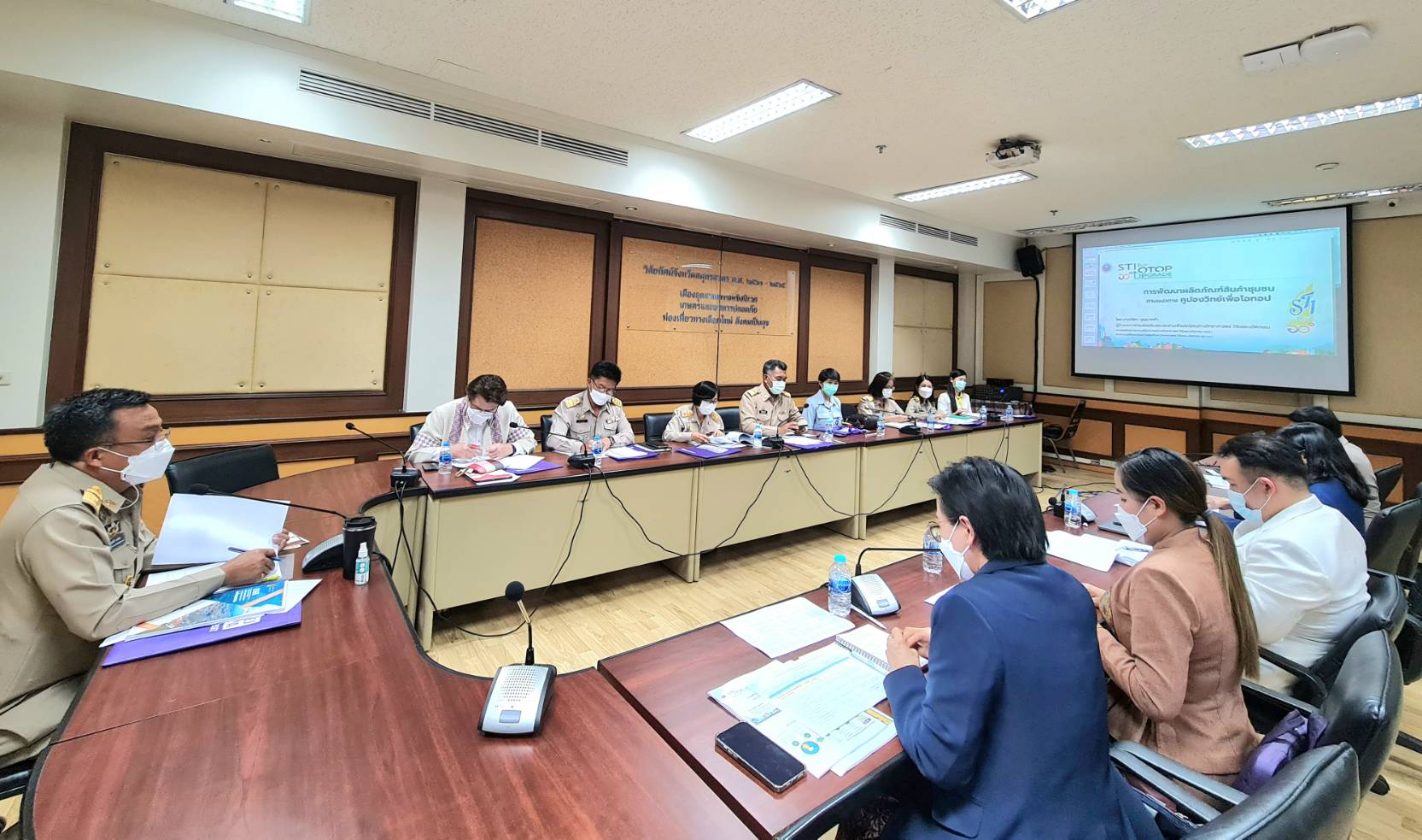 ???? พช.สมุทรสาคร ประชุมการดำเนินงานโครงการขับเคลื่อนเศรษฐกิจและสังคมฐานรากหลังโควิดด้วยเศรษฐกิจ BCG (U2T FOR BCG) ????  วันที่ 17 ตุลาคม 2565 เวลา 13.00 น. ณ ห้องประชุมท่าฉลอม (501) ชั้น 5 ศาลากลางจังหวัดสมุทรสาคร ภายใต้กำกับดูแลของนายณรงค์ รักร้อย ผู้ว่าราชการจังหวัดสมุทรสาคร ได้มอบหมายให้นายสุรศักดิ์ ผลยังส่ง รองผู้ว่าราชการจังหวัดสมุทรสาคร เป็นประธานการประชุมการดำเนินงานโครงการขับเคลื่อนเศรษฐกิจและสังคมฐานรากหลังโควิดด้วยเศรษฐกิจ BCG (U2T FOR BCG) โดยนางศลิษา ม่วงใหม่ พัฒนาการจังหวัดสมุทรสาคร นายกิตติเชษฐ์ ทุ่งสะโร ผู้อำนวยการกลุ่มงานส่งเสริมการพัฒนาชุมชน เจ้าหน้าที่พัฒนาชุมชนจังหวัดสมุทรสาคร และผู้แทนจากหน่วยงานที่เกี่ยวข้อง ได้แก่ มหาวิทยาลัยราชภัฏบ้านสมเด็จเจ้าพระยา สำนักงานเกษตรจังหวัดสมุทรสาคร สำนักงานสาธารณสุขจังหวัดสมุทรสาคร สำนักงานอุตสาหกรรมจังหวัดสมุทรสาคร และหอการค้าจังหวัดสมุทรสาคร  เข้าร่วมประชุมฯ  ประเด็นการประชุม มีดังนี้ 1 : รายงานผลการดำเนินงานโครงการขับเคลื่อนเศรษฐกิจและสังคมฐานรากหลังโควิดด้วยเศรษฐกิจ BCG (U2T FOR BCG) 2 : การพัฒนาผลิตภัณฑ์สินค้าชุมชนตามแนวทางคูปองวิทย์เพื่อ OTOP  #SMART SK # โคกหนองนา #โคกหนองนาโมเดล #โคกหนองนาพัฒนาชุมชน #World soil Day #World soil Day CDD #UNFAO #SEPtoSDGs #SDGforAll@kmit #ปิดหมู่บ้าน 3 เดือนพวกเราอยู่ได้ #108อาชีพแก้จนพัฒนาคนทุกช่วงวัย wecareaboutyou #Changeforgood ? ภาพ/ข่าว…ทีมงานสารสนเทศการพัฒนาชุมชน พช.สมุทรสาคร
