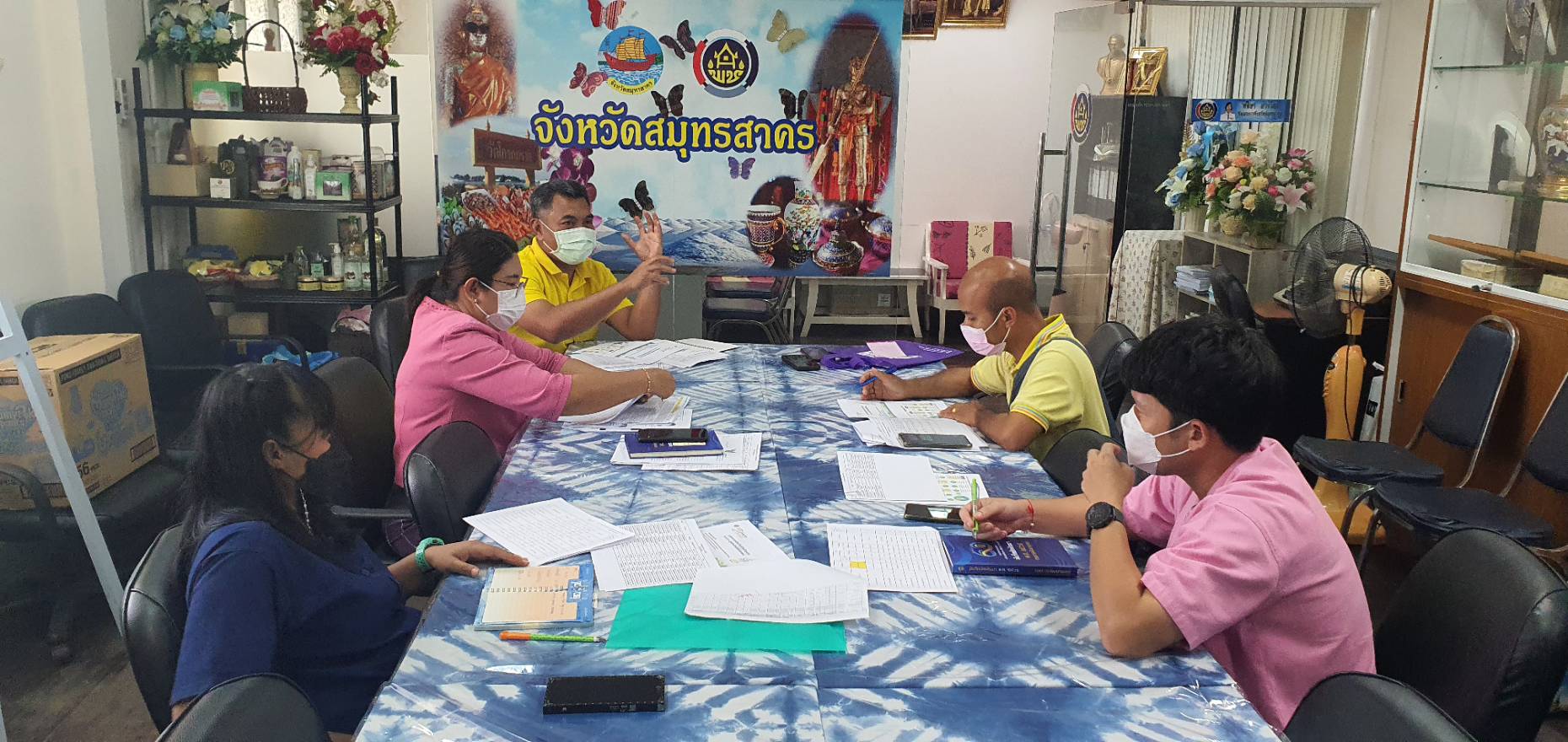 ???? พช.สมุทรสาคร ดำเนินการประชุมเจ้าหน้าที่พัฒนาชุมชนอำเภอเพื่อขับเคลื่อนงาน OTOP ประจำปีงบประมาณ พ.ศ. 2566 ????  วันที่ 18 ตุลาคม 2565 เวลา 13.30 น. ณ ห้องประชุมสำนักงานพัฒนาชุมชนจังหวัดสมุทรสาคร ชั้น 2 ศาลากลางจังหวัดสมุทรสาคร  ภายใต้กำกับดูแลของนายณรงค์ รักร้อย ผู้ว่าราชการจังหวัดสมุทรสาคร โดยนางศลิษา ม่วงใหม่ พัฒนาการจังหวัดสมุทรสาคร มอบหมายให้นายกิตติเชษฐ์ ทุ่งสะโร ผู้อำนวยการกลุ่มงานส่งเสริมการพัฒนาชุมชน และเจ้าหน้าที่พัฒนาชุมชนจังหวัดผู้รับผิดชอบงาน OTOP ดำเนินการประชุมเจ้าหน้าที่พัฒนาชุมชนอำเภอเพื่อขับเคลื่อนงาน OTOP ประจำปีงบประมาณ พ.ศ. 2566 เพื่อให้สำนักงานพัฒนาชุมชนจังหวัดสมุทรสาครสามารถขับเคลื่อนงาน OTOP  ได้บรรลุประเด็นยุทธศาสตร์ และวิสัยทัศน์กรมการพัฒนาชุมชน อย่างมีประสิทธิภาพต่อไป #SMART SK # โคกหนองนา #โคกหนองนาโมเดล #โคกหนองนาพัฒนาชุมชน #World soil Day #World soil Day CDD #UNFAO #SEPtoSDGs #SDGforAll@kmit #ปิดหมู่บ้าน 3 เดือนพวกเราอยู่ได้ #108อาชีพแก้จนพัฒนาคนทุกช่วงวัย wecareaboutyou #Changeforgood ? ภาพ/ข่าว…ทีมงานสารสนเทศการพัฒนาชุมชน พช.สมุทรสาคร