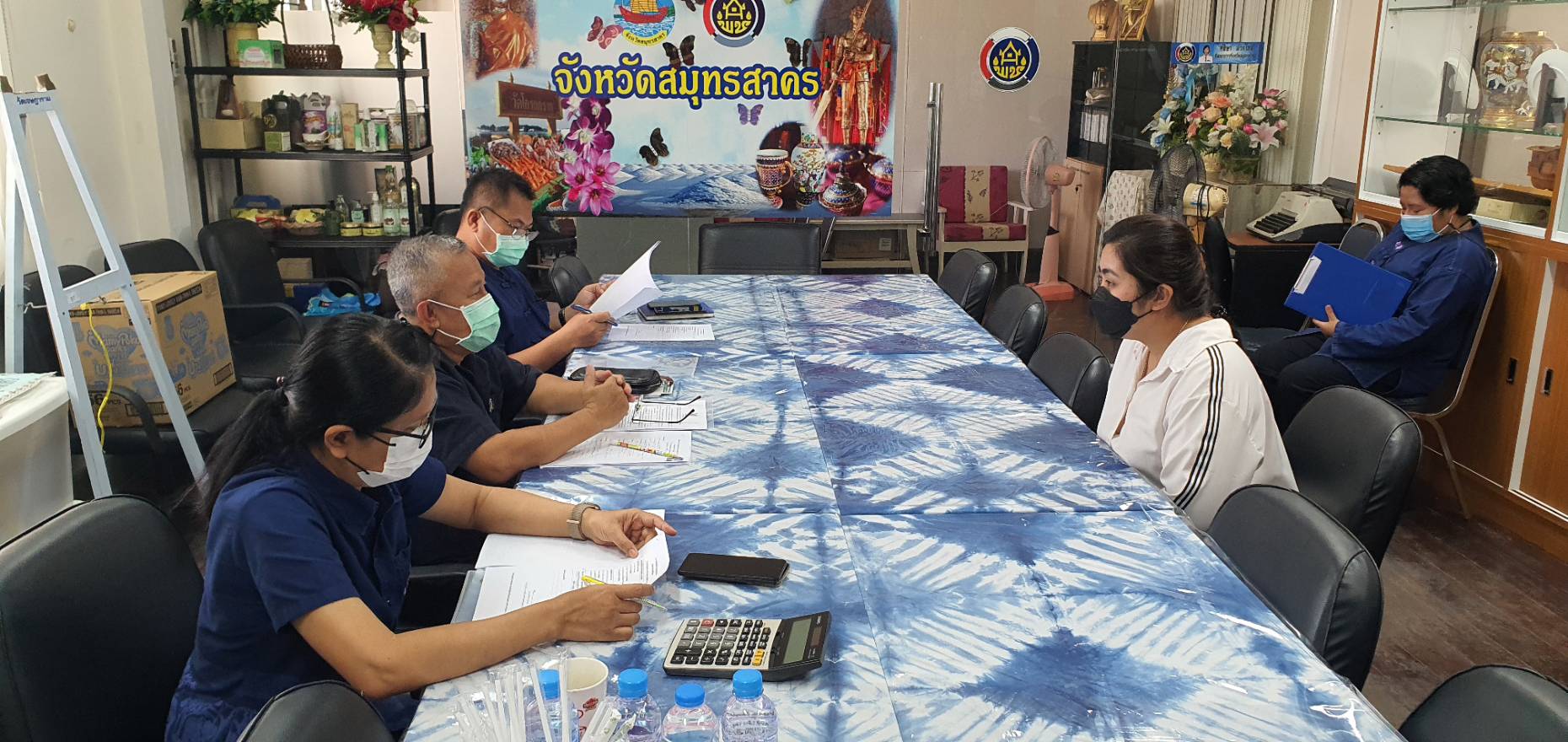 ???? พช.สมุทรสาคร ดำเนินการสอบสัมภาษณ์ผู้สมัครเป็นลูกจ้างเหมาบริการ ตำแหน่ง พนักงานบันทึกข้อมูล ????  วันที่ 18 ตุลาคม 2565 เวลา 09.30 น. ณ ห้องประชุมสำนักงานพัฒนาชุมชนจังหวัดสมุทรสาคร ชั้น 2 ศาลากลางจังหวัดสมุทรสาคร  ภายใต้กำกับดูแลของนายณรงค์ รักร้อย ผู้ว่าราชการจังหวัดสมุทรสาคร โดยนางศลิษา ม่วงใหม่ พัฒนาการจังหวัดสมุทรสาคร มอบหมายให้คณะกรรมการสอบสัมภาษณ์ ดำเนินการคัดเลือกผู้สมัครเป็นลูกจ้างเหมาบริการ ตำแหน่ง พนักงานบันทึกข้อมูล จำนวน 1 อัตรา โดยมีผู้สมัครจำนวน 2 ราย เพื่อปฏิบัติงานสนับสนุนงานของสำนักงานพัฒนาชุมชนจังหวัดสมุทรสาคร ในปีงบประมาณ พ.ศ.2566 ให้มีประสิทธิภาพและบรรลุเป้าหมายที่กรมการพัฒนาชุมชนกำหนดต่อไป   #SMART SK # โคกหนองนา #โคกหนองนาโมเดล #โคกหนองนาพัฒนาชุมชน #World soil Day #World soil Day CDD #UNFAO #SEPtoSDGs #SDGforAll@kmit #ปิดหมู่บ้าน 3 เดือนพวกเราอยู่ได้ #108อาชีพแก้จนพัฒนาคนทุกช่วงวัย wecareaboutyou #Changeforgood ? ภาพ/ข่าว…ทีมงานสารสนเทศการพัฒนาชุมชน พช.สมุทรสาคร