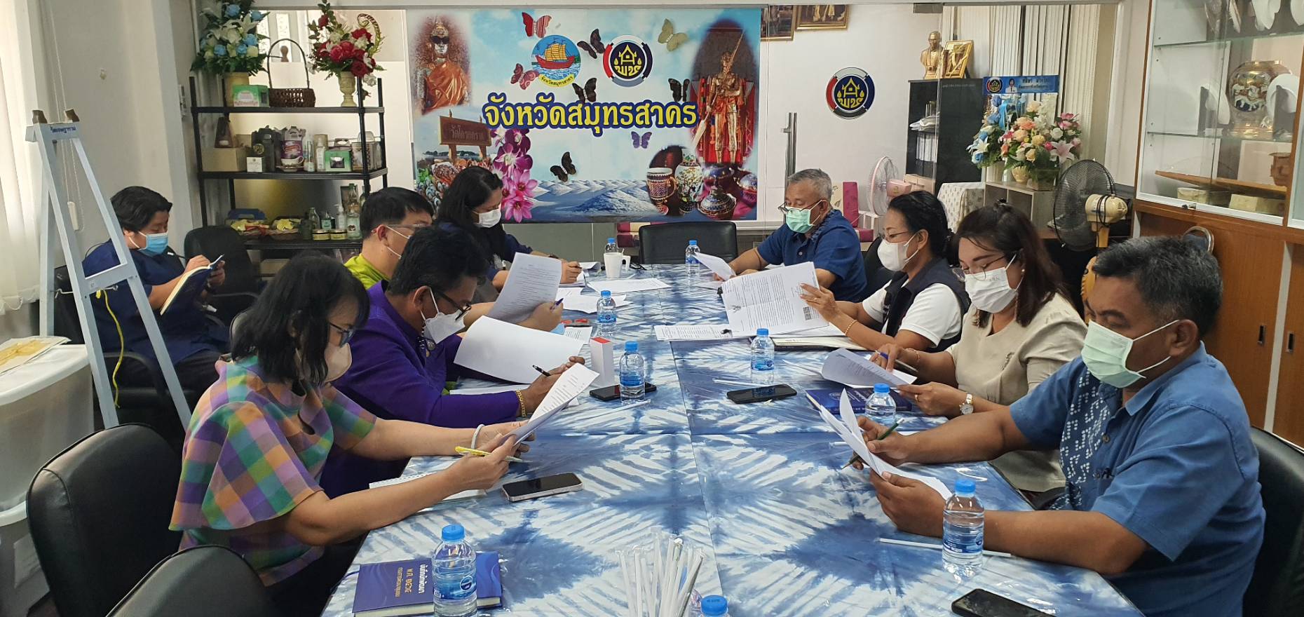 ???? พช.สมุทรสาคร ประชุมคณะกรรมการ และคณะทำงานดำเนินงานพิธีถวายผ้าพระกฐินพระราชทานกรมการพัฒนาชุมชน ประจำปีพุทธศักราช พ.ศ. 2565 จังหวัดสมุทรสาคร ????  วันที่ 19 ตุลาคม 2565 เวลา 13.00 น. ณ ห้องประชุมสำนักงานพัฒนาชุมชนจังหวัดสมุทรสาคร ชั้น 2 ศาลากลางจังหวัดสมุทรสาคร  ภายใต้กำกับดูแลของนายณรงค์ รักร้อย ผู้ว่าราชการจังหวัดสมุทรสาคร โดยนางศลิษา ม่วงใหม่ พัฒนาการจังหวัดสมุทรสาคร ดำเนินการประชุมคณะกรรมการ และคณะทำงานดำเนินงานพิธีถวายผ้าพระกฐินพระราชทานกรมการพัฒนาชุมชน ประจำปีพุทธศักราช พ.ศ. 2565 จังหวัดสมุทรสาคร เพื่อเตรียมการดำเนินงานให้เป็นไปด้วยความเรียบร้อยและบรรลุวัตถุประสงค์  #SMART SK # โคกหนองนา #โคกหนองนาโมเดล #โคกหนองนาพัฒนาชุมชน #World soil Day #World soil Day CDD #UNFAO #SEPtoSDGs #SDGforAll@kmit #ปิดหมู่บ้าน 3 เดือนพวกเราอยู่ได้ #108อาชีพแก้จนพัฒนาคนทุกช่วงวัย wecareaboutyou #Changeforgood ? ภาพ/ข่าว…ทีมงานสารสนเทศการพัฒนาชุมชน พช.สมุทรสาคร
