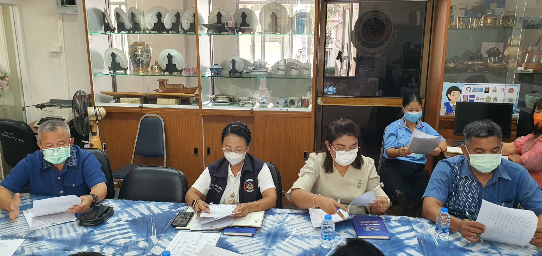 ???? พช.สมุทรสาคร ประชุมคณะกรรมการ และคณะทำงานดำเนินงานพิธีถวายผ้าพระกฐินพระราชทานกรมการพัฒนาชุมชน ประจำปีพุทธศักราช พ.ศ. 2565 จังหวัดสมุทรสาคร ????  วันที่ 19 ตุลาคม 2565 เวลา 13.00 น. ณ ห้องประชุมสำนักงานพัฒนาชุมชนจังหวัดสมุทรสาคร ชั้น 2 ศาลากลางจังหวัดสมุทรสาคร  ภายใต้กำกับดูแลของนายณรงค์ รักร้อย ผู้ว่าราชการจังหวัดสมุทรสาคร โดยนางศลิษา ม่วงใหม่ พัฒนาการจังหวัดสมุทรสาคร ดำเนินการประชุมคณะกรรมการ และคณะทำงานดำเนินงานพิธีถวายผ้าพระกฐินพระราชทานกรมการพัฒนาชุมชน ประจำปีพุทธศักราช พ.ศ. 2565 จังหวัดสมุทรสาคร เพื่อเตรียมการดำเนินงานให้เป็นไปด้วยความเรียบร้อยและบรรลุวัตถุประสงค์  #SMART SK # โคกหนองนา #โคกหนองนาโมเดล #โคกหนองนาพัฒนาชุมชน #World soil Day #World soil Day CDD #UNFAO #SEPtoSDGs #SDGforAll@kmit #ปิดหมู่บ้าน 3 เดือนพวกเราอยู่ได้ #108อาชีพแก้จนพัฒนาคนทุกช่วงวัย wecareaboutyou #Changeforgood ? ภาพ/ข่าว…ทีมงานสารสนเทศการพัฒนาชุมชน พช.สมุทรสาคร