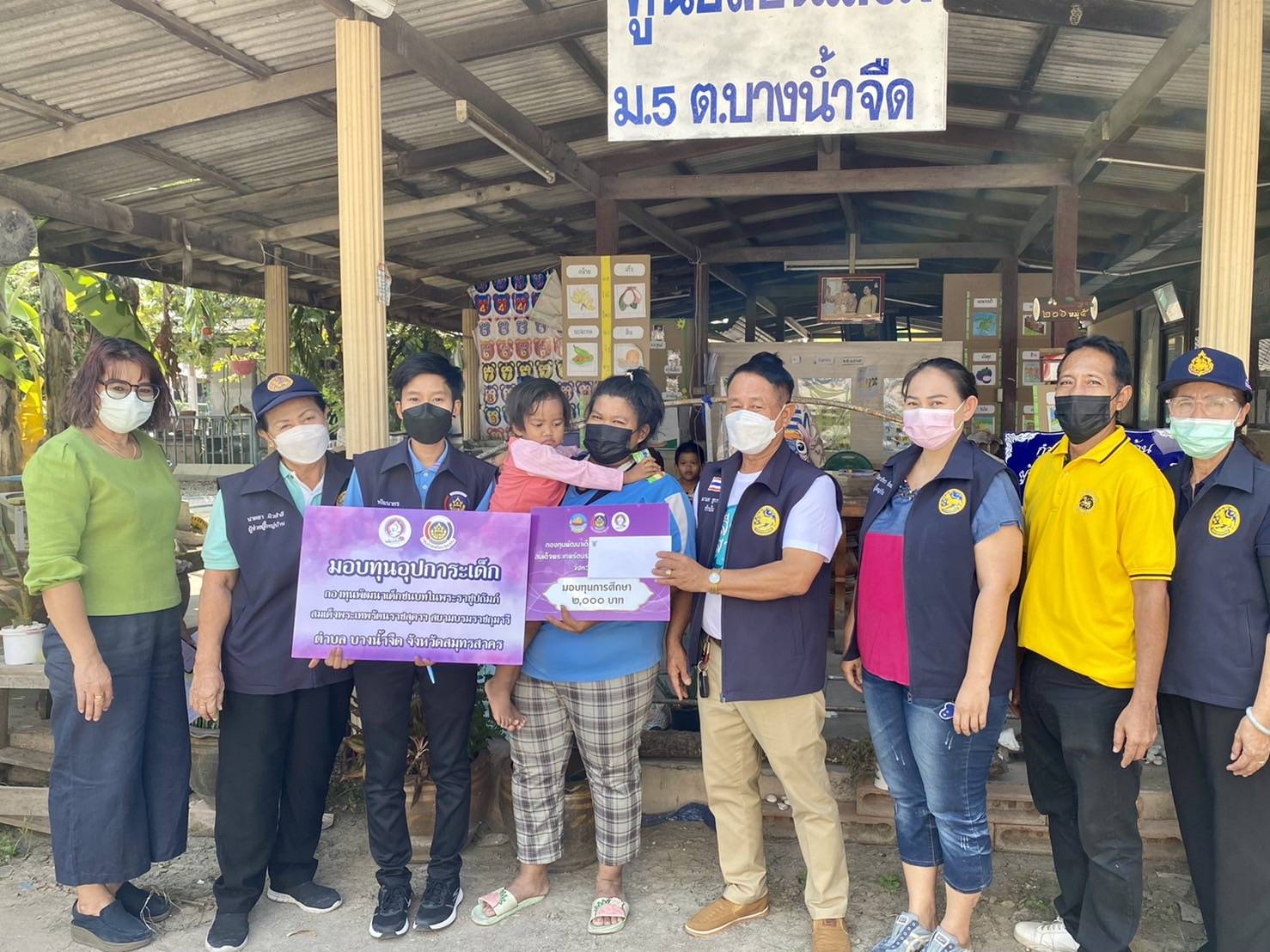 ????  พช.สมุทรสาคร  ขับเคลื่อนกิจกรรมพัฒนาชุมชน ประจำปีงบประมาณ พ.ศ. 2566 ????   วันที่ 19-20 ตุลาคม 2565 ได้ดำเนินการภายใต้การกำกับดูแลของนายณรงค์ รักร้อย ผู้ว่าราชการจังหวัดสมุทรสาคร สำนักงานพัฒนาชุมชนจังหวัดสมุทรสาคร ได้ดำเนินการขับเคลื่อนกิจกรรมพัฒนาชุมชน ประจำปีงบประมาณ พ.ศ. 2566        ?1.พื้นที่อำเภอเมืองสมุทรสาคร โดยร้อยตรีประพันธ์ ถึกสกุล นายอำเภอเมืองสมุทรสาคร  นางณัฐภรณ์ ก่อนกำเนิด พัฒนาการอำเภอเมืองสมุทรสาคร และเจ้าหน้าที่พัฒนาชุมชนอำเภอเมืองสมุทรสาคร  ได้ดำเนินการ ดังนี้ –  ณ ที่ว่าการอำเภอเมืองสมุทรสาคร บูรณาการกับสำนักงานปศุสัตว์อำเภอเมืองสมุทรสาคร  ดำเนินกิจกรรมการแก้ไขปัญหาความยากจนและพัฒนาคนทุกช่วงวัยอย่างยั่งยืนตามหลักปรัชญาของเศรษฐกิจพอเพียง โครงการส่งเสริมการประกอบอาชีพ โดยส่งมอบไก่พันธุ์ไข่ให้กับครัวเรือนตกเกณฑ์มิติรายได้ ตัวชี้วัดคนอายุ 60 ปี ขึ้นไปมีอาชีพและรายได้ ในพื้นที่หมู่ 6 ตำบลบ้านเกาะ อำเภอเมืองสมุทรสาคร จำนวน 2 ครัวเรือน      – ณ ตำบลบางน้ำจืด ตำบลพันท้ายนรสิงห์ ตำบลท่าทราย ตำบลโคกขาม ตำบลบางน้ำจืด ตำบลบางกระเจ้า อำเภอเมืองสมุทรสาคร ดำเนินการมอบทุนอุปการะเด็กของกองทุนพัฒนาเด็กชนบท ในพระราชูปถัมภ์สมเด็จพระเทพรัตนราชสุดาฯ สยามบรมราชกุมารี และติดตามทีมพี่เลี้ยงการดำเนินงานขจัดความยากจนและพัฒนาคนทุกช่วงวัยอย่างยั่งยืนตามหลักปรัชญาของเศรษฐกิจพอเพียงฯ และติดตามการดำเนินงานกองทุนพัฒนาบทบาทสตรีเพื่อยืนยันยอดชำระหนี้ และชี้แจงวิธีการชำระเงินคืน เพื่อป้องกันปัญหาหนี้เกินกำหนดชำระคืน        ?2. พื้นที่อำเภอกระทุ่มแบน  โดยนายบรรพต จันทรวงษ์ นายอำเภอกระทุ่มแบน  นายอรรถพงศ์ สงวนเดือน พัฒนาการอำเภอกระทุ่มแบน และเจ้าหน้าที่พัฒนาชุมชนอำเภอกระทุ่มแบน ได้ดำเนินการ ดังนี้    – ณ ตำบลหนองนกไข่ และตำบลสวนหลวง ได้ติดตามการดำเนินงานกองทุนพัฒนาบทบาทสตรี เพื่อยืนยันยอดชำระหนี้ และชี้แจงวิธีการชำระเงินคืน เพื่อป้องกันปัญหาหนี้เกินกำหนดชำระคืน   – ณ ตำบลคลองมะเดื่อ ดำเนินการมอบทุนอุปการะเด็กของกองทุนพัฒนาเด็กชนบท ในพระราชูปถัมภ์สมเด็จพระเทพรัตนราชสุดาฯ สยามบรมราชกุมารี       ?3. พื้นที่อำเภอบ้านแพ้ว โดยนายพิรุณโรจน์ นาคดนตรี นายอำเภอบ้านแพ้ว นายมโณ บุญวรรโณ พัฒนาการอำเภอบ้านแพ้ว และเจ้าหน้าที่พัฒนาชุมชนอำเภอบ้านแพ้ว ได้ดำเนินการ ดังนี้      – ณ ศาลาประชาคมอำเภอบ้านแพ้ว  บูรณาการกับสำนักงานปศุสัตว์จังหวัดสมุทรสาคร ดำเนินการส่งมอบไก่พันธุ์ไข่ภายใต้โครงการพัฒนาเกษตรกรรมยั่งยืน และการดำเนินงานขจัดความยากจนและพัฒนาคนทุกช่วงวัยอย่างยั่งยืน ตามหลักปรัชญาของเศรษฐกิจพอเพียง จังหวัดสมุทรสาคร และมอบอุปกรณ์ในการเลี้ยงไก่และอาหารไก่เพื่อเป็นการลดต้นทุนให้กับครัวเรือนที่มีรายได้น้อย และส่งเสริมการเลี้ยงสัตว์ พร้อมขยายโอกาสในอาชีพการเกษตร จนสามารถสร้างรายได้อย่างยั่งยืน    – ณ ตำบลหลักสอง และตำบลหนองสองห้อง  ร่วมกับคณะขับเคลื่อนกองทุนพัฒนาบทบาทสตรีอำเภอบ้านแพ้ว ดำเนินการติดตามการดำเนินงานกองทุนพัฒนาบทบาทสตรี เพื่อยืนยันยอดชำระหนี้ และชี้แจงวิธีการชำระเงินคืน เพื่อป้องกันปัญหาหนี้เกินกำหนดชำระคืน       #SMART SK  #โคกหนองนา #โคกหนองนาโมเดล #โคกหนองนาพัฒนาชุมชน #World soil Day #World soil Day CDD #UNFAO #SEPtoSDGs #SDGforAll@kmit #ปิดหมู่บ้าน 3 เดือนพวกเราอยู่ได้ #108อาชีพแก้จนพัฒนาคนทุกช่วงวัย wecareaboutyou #Changeforgood  ? ภาพ/ข่าว…ทีมงาน พช.อำเภอเมืองสมุทรสาคร/พช.อำเภอกระทุ่มแบน/พช.อำเภอบ้านแพ้ว