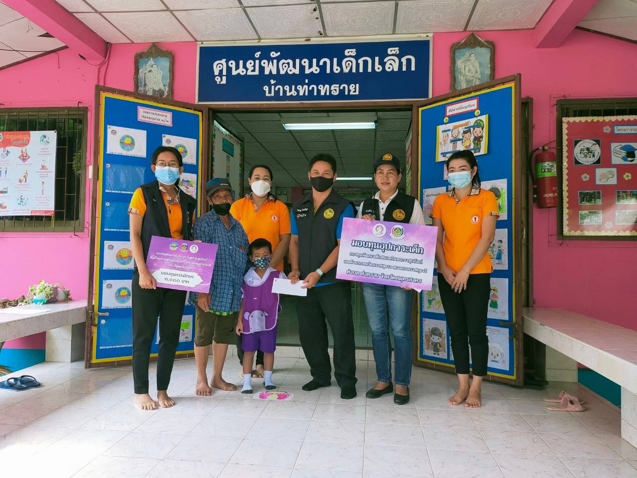 ????  พช.สมุทรสาคร  ขับเคลื่อนกิจกรรมพัฒนาชุมชน ประจำปีงบประมาณ พ.ศ. 2566 ????   วันที่ 19-20 ตุลาคม 2565 ได้ดำเนินการภายใต้การกำกับดูแลของนายณรงค์ รักร้อย ผู้ว่าราชการจังหวัดสมุทรสาคร สำนักงานพัฒนาชุมชนจังหวัดสมุทรสาคร ได้ดำเนินการขับเคลื่อนกิจกรรมพัฒนาชุมชน ประจำปีงบประมาณ พ.ศ. 2566        ?1.พื้นที่อำเภอเมืองสมุทรสาคร โดยร้อยตรีประพันธ์ ถึกสกุล นายอำเภอเมืองสมุทรสาคร  นางณัฐภรณ์ ก่อนกำเนิด พัฒนาการอำเภอเมืองสมุทรสาคร และเจ้าหน้าที่พัฒนาชุมชนอำเภอเมืองสมุทรสาคร  ได้ดำเนินการ ดังนี้ –  ณ ที่ว่าการอำเภอเมืองสมุทรสาคร บูรณาการกับสำนักงานปศุสัตว์อำเภอเมืองสมุทรสาคร  ดำเนินกิจกรรมการแก้ไขปัญหาความยากจนและพัฒนาคนทุกช่วงวัยอย่างยั่งยืนตามหลักปรัชญาของเศรษฐกิจพอเพียง โครงการส่งเสริมการประกอบอาชีพ โดยส่งมอบไก่พันธุ์ไข่ให้กับครัวเรือนตกเกณฑ์มิติรายได้ ตัวชี้วัดคนอายุ 60 ปี ขึ้นไปมีอาชีพและรายได้ ในพื้นที่หมู่ 6 ตำบลบ้านเกาะ อำเภอเมืองสมุทรสาคร จำนวน 2 ครัวเรือน      – ณ ตำบลบางน้ำจืด ตำบลพันท้ายนรสิงห์ ตำบลท่าทราย ตำบลโคกขาม ตำบลบางน้ำจืด ตำบลบางกระเจ้า อำเภอเมืองสมุทรสาคร ดำเนินการมอบทุนอุปการะเด็กของกองทุนพัฒนาเด็กชนบท ในพระราชูปถัมภ์สมเด็จพระเทพรัตนราชสุดาฯ สยามบรมราชกุมารี และติดตามทีมพี่เลี้ยงการดำเนินงานขจัดความยากจนและพัฒนาคนทุกช่วงวัยอย่างยั่งยืนตามหลักปรัชญาของเศรษฐกิจพอเพียงฯ และติดตามการดำเนินงานกองทุนพัฒนาบทบาทสตรีเพื่อยืนยันยอดชำระหนี้ และชี้แจงวิธีการชำระเงินคืน เพื่อป้องกันปัญหาหนี้เกินกำหนดชำระคืน        ?2. พื้นที่อำเภอกระทุ่มแบน  โดยนายบรรพต จันทรวงษ์ นายอำเภอกระทุ่มแบน  นายอรรถพงศ์ สงวนเดือน พัฒนาการอำเภอกระทุ่มแบน และเจ้าหน้าที่พัฒนาชุมชนอำเภอกระทุ่มแบน ได้ดำเนินการ ดังนี้    – ณ ตำบลหนองนกไข่ และตำบลสวนหลวง ได้ติดตามการดำเนินงานกองทุนพัฒนาบทบาทสตรี เพื่อยืนยันยอดชำระหนี้ และชี้แจงวิธีการชำระเงินคืน เพื่อป้องกันปัญหาหนี้เกินกำหนดชำระคืน   – ณ ตำบลคลองมะเดื่อ ดำเนินการมอบทุนอุปการะเด็กของกองทุนพัฒนาเด็กชนบท ในพระราชูปถัมภ์สมเด็จพระเทพรัตนราชสุดาฯ สยามบรมราชกุมารี       ?3. พื้นที่อำเภอบ้านแพ้ว โดยนายพิรุณโรจน์ นาคดนตรี นายอำเภอบ้านแพ้ว นายมโณ บุญวรรโณ พัฒนาการอำเภอบ้านแพ้ว และเจ้าหน้าที่พัฒนาชุมชนอำเภอบ้านแพ้ว ได้ดำเนินการ ดังนี้      – ณ ศาลาประชาคมอำเภอบ้านแพ้ว  บูรณาการกับสำนักงานปศุสัตว์จังหวัดสมุทรสาคร ดำเนินการส่งมอบไก่พันธุ์ไข่ภายใต้โครงการพัฒนาเกษตรกรรมยั่งยืน และการดำเนินงานขจัดความยากจนและพัฒนาคนทุกช่วงวัยอย่างยั่งยืน ตามหลักปรัชญาของเศรษฐกิจพอเพียง จังหวัดสมุทรสาคร และมอบอุปกรณ์ในการเลี้ยงไก่และอาหารไก่เพื่อเป็นการลดต้นทุนให้กับครัวเรือนที่มีรายได้น้อย และส่งเสริมการเลี้ยงสัตว์ พร้อมขยายโอกาสในอาชีพการเกษตร จนสามารถสร้างรายได้อย่างยั่งยืน    – ณ ตำบลหลักสอง และตำบลหนองสองห้อง  ร่วมกับคณะขับเคลื่อนกองทุนพัฒนาบทบาทสตรีอำเภอบ้านแพ้ว ดำเนินการติดตามการดำเนินงานกองทุนพัฒนาบทบาทสตรี เพื่อยืนยันยอดชำระหนี้ และชี้แจงวิธีการชำระเงินคืน เพื่อป้องกันปัญหาหนี้เกินกำหนดชำระคืน       #SMART SK  #โคกหนองนา #โคกหนองนาโมเดล #โคกหนองนาพัฒนาชุมชน #World soil Day #World soil Day CDD #UNFAO #SEPtoSDGs #SDGforAll@kmit #ปิดหมู่บ้าน 3 เดือนพวกเราอยู่ได้ #108อาชีพแก้จนพัฒนาคนทุกช่วงวัย wecareaboutyou #Changeforgood  ? ภาพ/ข่าว…ทีมงาน พช.อำเภอเมืองสมุทรสาคร/พช.อำเภอกระทุ่มแบน/พช.อำเภอบ้านแพ้ว
