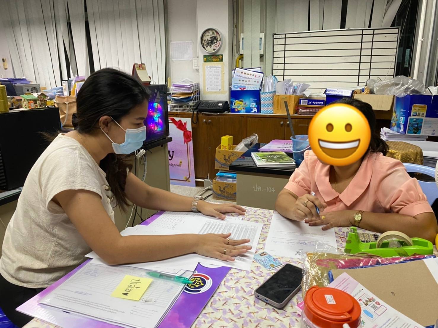 ????  พช.สมุทรสาคร  ขับเคลื่อนกิจกรรมพัฒนาชุมชน ประจำปีงบประมาณ พ.ศ. 2566 ????   วันที่ 19-20 ตุลาคม 2565 ได้ดำเนินการภายใต้การกำกับดูแลของนายณรงค์ รักร้อย ผู้ว่าราชการจังหวัดสมุทรสาคร สำนักงานพัฒนาชุมชนจังหวัดสมุทรสาคร ได้ดำเนินการขับเคลื่อนกิจกรรมพัฒนาชุมชน ประจำปีงบประมาณ พ.ศ. 2566        ?1.พื้นที่อำเภอเมืองสมุทรสาคร โดยร้อยตรีประพันธ์ ถึกสกุล นายอำเภอเมืองสมุทรสาคร  นางณัฐภรณ์ ก่อนกำเนิด พัฒนาการอำเภอเมืองสมุทรสาคร และเจ้าหน้าที่พัฒนาชุมชนอำเภอเมืองสมุทรสาคร  ได้ดำเนินการ ดังนี้ –  ณ ที่ว่าการอำเภอเมืองสมุทรสาคร บูรณาการกับสำนักงานปศุสัตว์อำเภอเมืองสมุทรสาคร  ดำเนินกิจกรรมการแก้ไขปัญหาความยากจนและพัฒนาคนทุกช่วงวัยอย่างยั่งยืนตามหลักปรัชญาของเศรษฐกิจพอเพียง โครงการส่งเสริมการประกอบอาชีพ โดยส่งมอบไก่พันธุ์ไข่ให้กับครัวเรือนตกเกณฑ์มิติรายได้ ตัวชี้วัดคนอายุ 60 ปี ขึ้นไปมีอาชีพและรายได้ ในพื้นที่หมู่ 6 ตำบลบ้านเกาะ อำเภอเมืองสมุทรสาคร จำนวน 2 ครัวเรือน      – ณ ตำบลบางน้ำจืด ตำบลพันท้ายนรสิงห์ ตำบลท่าทราย ตำบลโคกขาม ตำบลบางน้ำจืด ตำบลบางกระเจ้า อำเภอเมืองสมุทรสาคร ดำเนินการมอบทุนอุปการะเด็กของกองทุนพัฒนาเด็กชนบท ในพระราชูปถัมภ์สมเด็จพระเทพรัตนราชสุดาฯ สยามบรมราชกุมารี และติดตามทีมพี่เลี้ยงการดำเนินงานขจัดความยากจนและพัฒนาคนทุกช่วงวัยอย่างยั่งยืนตามหลักปรัชญาของเศรษฐกิจพอเพียงฯ และติดตามการดำเนินงานกองทุนพัฒนาบทบาทสตรีเพื่อยืนยันยอดชำระหนี้ และชี้แจงวิธีการชำระเงินคืน เพื่อป้องกันปัญหาหนี้เกินกำหนดชำระคืน        ?2. พื้นที่อำเภอกระทุ่มแบน  โดยนายบรรพต จันทรวงษ์ นายอำเภอกระทุ่มแบน  นายอรรถพงศ์ สงวนเดือน พัฒนาการอำเภอกระทุ่มแบน และเจ้าหน้าที่พัฒนาชุมชนอำเภอกระทุ่มแบน ได้ดำเนินการ ดังนี้    – ณ ตำบลหนองนกไข่ และตำบลสวนหลวง ได้ติดตามการดำเนินงานกองทุนพัฒนาบทบาทสตรี เพื่อยืนยันยอดชำระหนี้ และชี้แจงวิธีการชำระเงินคืน เพื่อป้องกันปัญหาหนี้เกินกำหนดชำระคืน   – ณ ตำบลคลองมะเดื่อ ดำเนินการมอบทุนอุปการะเด็กของกองทุนพัฒนาเด็กชนบท ในพระราชูปถัมภ์สมเด็จพระเทพรัตนราชสุดาฯ สยามบรมราชกุมารี       ?3. พื้นที่อำเภอบ้านแพ้ว โดยนายพิรุณโรจน์ นาคดนตรี นายอำเภอบ้านแพ้ว นายมโณ บุญวรรโณ พัฒนาการอำเภอบ้านแพ้ว และเจ้าหน้าที่พัฒนาชุมชนอำเภอบ้านแพ้ว ได้ดำเนินการ ดังนี้      – ณ ศาลาประชาคมอำเภอบ้านแพ้ว  บูรณาการกับสำนักงานปศุสัตว์จังหวัดสมุทรสาคร ดำเนินการส่งมอบไก่พันธุ์ไข่ภายใต้โครงการพัฒนาเกษตรกรรมยั่งยืน และการดำเนินงานขจัดความยากจนและพัฒนาคนทุกช่วงวัยอย่างยั่งยืน ตามหลักปรัชญาของเศรษฐกิจพอเพียง จังหวัดสมุทรสาคร และมอบอุปกรณ์ในการเลี้ยงไก่และอาหารไก่เพื่อเป็นการลดต้นทุนให้กับครัวเรือนที่มีรายได้น้อย และส่งเสริมการเลี้ยงสัตว์ พร้อมขยายโอกาสในอาชีพการเกษตร จนสามารถสร้างรายได้อย่างยั่งยืน    – ณ ตำบลหลักสอง และตำบลหนองสองห้อง  ร่วมกับคณะขับเคลื่อนกองทุนพัฒนาบทบาทสตรีอำเภอบ้านแพ้ว ดำเนินการติดตามการดำเนินงานกองทุนพัฒนาบทบาทสตรี เพื่อยืนยันยอดชำระหนี้ และชี้แจงวิธีการชำระเงินคืน เพื่อป้องกันปัญหาหนี้เกินกำหนดชำระคืน       #SMART SK  #โคกหนองนา #โคกหนองนาโมเดล #โคกหนองนาพัฒนาชุมชน #World soil Day #World soil Day CDD #UNFAO #SEPtoSDGs #SDGforAll@kmit #ปิดหมู่บ้าน 3 เดือนพวกเราอยู่ได้ #108อาชีพแก้จนพัฒนาคนทุกช่วงวัย wecareaboutyou #Changeforgood  ? ภาพ/ข่าว…ทีมงาน พช.อำเภอเมืองสมุทรสาคร/พช.อำเภอกระทุ่มแบน/พช.อำเภอบ้านแพ้ว