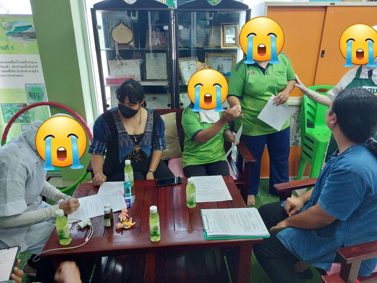 ????  พช.สมุทรสาคร  ขับเคลื่อนกิจกรรมพัฒนาชุมชน ประจำปีงบประมาณ พ.ศ. 2566 ????   วันที่ 19-20 ตุลาคม 2565 ได้ดำเนินการภายใต้การกำกับดูแลของนายณรงค์ รักร้อย ผู้ว่าราชการจังหวัดสมุทรสาคร สำนักงานพัฒนาชุมชนจังหวัดสมุทรสาคร ได้ดำเนินการขับเคลื่อนกิจกรรมพัฒนาชุมชน ประจำปีงบประมาณ พ.ศ. 2566        ?1.พื้นที่อำเภอเมืองสมุทรสาคร โดยร้อยตรีประพันธ์ ถึกสกุล นายอำเภอเมืองสมุทรสาคร  นางณัฐภรณ์ ก่อนกำเนิด พัฒนาการอำเภอเมืองสมุทรสาคร และเจ้าหน้าที่พัฒนาชุมชนอำเภอเมืองสมุทรสาคร  ได้ดำเนินการ ดังนี้ –  ณ ที่ว่าการอำเภอเมืองสมุทรสาคร บูรณาการกับสำนักงานปศุสัตว์อำเภอเมืองสมุทรสาคร  ดำเนินกิจกรรมการแก้ไขปัญหาความยากจนและพัฒนาคนทุกช่วงวัยอย่างยั่งยืนตามหลักปรัชญาของเศรษฐกิจพอเพียง โครงการส่งเสริมการประกอบอาชีพ โดยส่งมอบไก่พันธุ์ไข่ให้กับครัวเรือนตกเกณฑ์มิติรายได้ ตัวชี้วัดคนอายุ 60 ปี ขึ้นไปมีอาชีพและรายได้ ในพื้นที่หมู่ 6 ตำบลบ้านเกาะ อำเภอเมืองสมุทรสาคร จำนวน 2 ครัวเรือน      – ณ ตำบลบางน้ำจืด ตำบลพันท้ายนรสิงห์ ตำบลท่าทราย ตำบลโคกขาม ตำบลบางน้ำจืด ตำบลบางกระเจ้า อำเภอเมืองสมุทรสาคร ดำเนินการมอบทุนอุปการะเด็กของกองทุนพัฒนาเด็กชนบท ในพระราชูปถัมภ์สมเด็จพระเทพรัตนราชสุดาฯ สยามบรมราชกุมารี และติดตามทีมพี่เลี้ยงการดำเนินงานขจัดความยากจนและพัฒนาคนทุกช่วงวัยอย่างยั่งยืนตามหลักปรัชญาของเศรษฐกิจพอเพียงฯ และติดตามการดำเนินงานกองทุนพัฒนาบทบาทสตรีเพื่อยืนยันยอดชำระหนี้ และชี้แจงวิธีการชำระเงินคืน เพื่อป้องกันปัญหาหนี้เกินกำหนดชำระคืน        ?2. พื้นที่อำเภอกระทุ่มแบน  โดยนายบรรพต จันทรวงษ์ นายอำเภอกระทุ่มแบน  นายอรรถพงศ์ สงวนเดือน พัฒนาการอำเภอกระทุ่มแบน และเจ้าหน้าที่พัฒนาชุมชนอำเภอกระทุ่มแบน ได้ดำเนินการ ดังนี้    – ณ ตำบลหนองนกไข่ และตำบลสวนหลวง ได้ติดตามการดำเนินงานกองทุนพัฒนาบทบาทสตรี เพื่อยืนยันยอดชำระหนี้ และชี้แจงวิธีการชำระเงินคืน เพื่อป้องกันปัญหาหนี้เกินกำหนดชำระคืน   – ณ ตำบลคลองมะเดื่อ ดำเนินการมอบทุนอุปการะเด็กของกองทุนพัฒนาเด็กชนบท ในพระราชูปถัมภ์สมเด็จพระเทพรัตนราชสุดาฯ สยามบรมราชกุมารี       ?3. พื้นที่อำเภอบ้านแพ้ว โดยนายพิรุณโรจน์ นาคดนตรี นายอำเภอบ้านแพ้ว นายมโณ บุญวรรโณ พัฒนาการอำเภอบ้านแพ้ว และเจ้าหน้าที่พัฒนาชุมชนอำเภอบ้านแพ้ว ได้ดำเนินการ ดังนี้      – ณ ศาลาประชาคมอำเภอบ้านแพ้ว  บูรณาการกับสำนักงานปศุสัตว์จังหวัดสมุทรสาคร ดำเนินการส่งมอบไก่พันธุ์ไข่ภายใต้โครงการพัฒนาเกษตรกรรมยั่งยืน และการดำเนินงานขจัดความยากจนและพัฒนาคนทุกช่วงวัยอย่างยั่งยืน ตามหลักปรัชญาของเศรษฐกิจพอเพียง จังหวัดสมุทรสาคร และมอบอุปกรณ์ในการเลี้ยงไก่และอาหารไก่เพื่อเป็นการลดต้นทุนให้กับครัวเรือนที่มีรายได้น้อย และส่งเสริมการเลี้ยงสัตว์ พร้อมขยายโอกาสในอาชีพการเกษตร จนสามารถสร้างรายได้อย่างยั่งยืน    – ณ ตำบลหลักสอง และตำบลหนองสองห้อง  ร่วมกับคณะขับเคลื่อนกองทุนพัฒนาบทบาทสตรีอำเภอบ้านแพ้ว ดำเนินการติดตามการดำเนินงานกองทุนพัฒนาบทบาทสตรี เพื่อยืนยันยอดชำระหนี้ และชี้แจงวิธีการชำระเงินคืน เพื่อป้องกันปัญหาหนี้เกินกำหนดชำระคืน       #SMART SK  #โคกหนองนา #โคกหนองนาโมเดล #โคกหนองนาพัฒนาชุมชน #World soil Day #World soil Day CDD #UNFAO #SEPtoSDGs #SDGforAll@kmit #ปิดหมู่บ้าน 3 เดือนพวกเราอยู่ได้ #108อาชีพแก้จนพัฒนาคนทุกช่วงวัย wecareaboutyou #Changeforgood  ? ภาพ/ข่าว…ทีมงาน พช.อำเภอเมืองสมุทรสาคร/พช.อำเภอกระทุ่มแบน/พช.อำเภอบ้านแพ้ว
