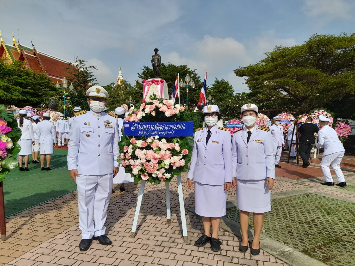 ???? พช.สมุทรสาคร….ร่วมกิจกรรมเนื่องในวันคล้ายวันสวรรคต พระบาทสมเด็จพระจุลจอมเกล้าเจ้าอยู่หัว????       วันที่ 23 ตุลาคม 2565  นายณรงค์ รักร้อย ผู้ว่าราชการจังหวัดสมุทรสาคร ประธานในพิธี พร้อมด้วย รองผู้ว่าราชการจังหวัดสมุทรสาคร หัวหน้าส่วนราชการ กลุ่ม องค์กร และประชาชน เข้าร่วมกิจกรรมน้อมรำลึกในพระมหากรุณาธิคุณ และกิจกรรมจิตอาสา เนื่องในวันคล้ายวันสวรรคต พระบาทสมเด็จพระจุลจอมเกล้าเจ้าอยู่หัว  ดังนี้     ?1. เวลา 08.30 น. ณ พระบรมราชานุสาวรีย์ พระบาทสมเด็จพระจุลจอมเกล้าเจ้าอยู่หัว บริเวณวัดสุทธิวาตวราราม (วัดช่องลม) ตำบลท่าฉลอม อำเภอเมืองสมุทรสาคร จังหวัดสมุทรสาคร โดยนางศลิษา ม่วงใหม่ พัฒนาการจังหวัดสมุทรสาคร นายจักรินทร์ ทิพย์โยธา ผู้อำนวยการกลุ่มงานยุทธศาสตร์การพัฒนาชุมชน พร้อมเจ้าหน้าที่พัฒนาชุมชนจังหวัด ร่วมพิธีวางพวงมาลาเบื้องหน้าพระบรมราชานุสาวรีย์ พระบาทสมเด็จพระจุลจอมเกล้าเจ้าอยู่หัว และยืนสงบนิ่งน้อมรำลึกในพระมหากรุณาธิคุณ โดยพร้อมเพรียงกัน    ✊️ 2.เวลา 10.00 น. ณ บริเวณที่ทำการองค์การบริหารส่วนตำบลชัยมงคล ริมคลองชลประทานดี7 และริมถนนบ้านแพ้ว-พระประโทน ตำบลชัยมงคล อำเภอเมืองสมุทรสาคร โดยนางศลิษา ม่วงใหม่ พัฒนาการจังหวัดสมุทรสาคร นายทศพร แก้วดี ผู้อำนวยการกลุ่มงานสารสนเทศการพัฒนาชุมชน พร้อมเจ้าหน้าที่พัฒนาชุมชนจังหวัด  เข้าร่วมกิจกรรมจิตอาสาพัฒนาปรับปรุงภูมิทัศน์ฯ โดยพร้อมเพรียงกัน     #SMART SK   # โคกหนองนา #โคกหนองนาโมเดล #โคกหนองนาพัฒนาชุมชน #World soil Day #World soil Day CDD #UNFAO #SEPtoSDGs #SDGforAll@kmit #ปิดหมู่บ้าน 3 เดือนพวกเราอยู่ได้ #108อาชีพแก้จนพัฒนาคนทุกช่วงวัย wecareaboutyou #Changeforgood   ? ภาพ/ข่าว…ทีมงานสารสนเทศการพัฒนาชุมชน พช.สมุทรสาคร